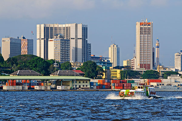 Image de Société. La communauté libanaise de Côte d'Ivoire, l'une des plus influentes du pays, a su s'imposer comme un acteur économique incontournable, à travers une présence marquante dans divers secteurs clés. Du commerce à l'industrie, en passant par l'immobilier, les entreprises libanaises jouent un rôle essentiel dans le dynamisme économique ivoirien. Mais cette influence croissante n'est pas exempte de tensions et de controverses. L'enjeu est de comprendre comment cette communauté a su se forger une place de premier plan et quelles en sont les conséquences sur la société ivoirienne, aujourd'hui partagée entre admiration et réticence vis-à-vis de ce rôle prépondérant. Une communauté économique incontournable La communauté libanaise en Côte d'Ivoire, estimée entre 80 000 et 200 000 personnes, est reconnue pour son dynamisme économique. En effet, cette diaspora, forte de plusieurs générations installées dans le pays, contribue de manière significative au Produit Intérieur Brut (PIB) ivoirien. Selon un article de DW paru en octobre 2024, leur contribution au PIB national est estimée entre 8 et 10 %. Cette influence économique est le fruit d'une présence bien implantée dans les secteurs stratégiques de l'économie nationale. Selon la Chambre de commerce et d'industrie libanaise en Côte d'Ivoire (CCILCI), la communauté libanaise détient près de 40 % de l'économie ivoirienne et emploie près de 300 000 personnes. Ces chiffres témoignent du rôle crucial que cette communauté joue dans le tissu économique du pays. Que ce soit dans le commerce, l'immobilier, l'industrie, ou même dans la grande distribution, les entreprises libanaises contribuent à façonner l'économie ivoirienne. Une présence marquée dans les secteurs stratégiques L'influence économique des Libanais en Côte d'Ivoire se manifeste à travers une forte présence dans des secteurs stratégiques tels que l'immobilier, le commerce, l'industrie, et la distribution de biens de consommation. Dans le secteur immobilier, la communauté libanaise détient environ 80 % du parc immobilier privé. Cette prédominance permet à ses membres de contrôler une part importante du marché locatif et de l'immobilier de luxe, un secteur en plein essor dans un pays en forte urbanisation. Dans le domaine du commerce, les Libanais dominent à hauteur de 60 % des activités commerciales du pays, ce qui leur confère une place de choix dans la distribution des biens de consommation courante. Leur réseau étendu de supermarchés, magasins et entreprises de gros contribue à structurer le secteur du commerce de détail, avec des enseignes qui se sont imposées comme des références sur le marché de la grande distribution. Ce maillage dense leur permet d'approvisionner une grande partie du marché local et de répondre aux besoins des consommateurs en biens de première nécessité. Dans le secteur industriel, les entrepreneurs libanais se sont également taillé une place importante. Ils sont bien implantés dans l'agroalimentaire, la transformation de produits agricoles, la fabrication de matériaux de construction et le textile. Cette diversité d'activités fait des entreprises libanaises des acteurs essentiels dans l'économie ivoirienne, capables de stimuler la production locale et de générer des emplois dans des secteurs stratégiques. La contribution économique : entre dynamisme et critiques La contribution économique de la communauté libanaise est incontestable. Le président libanais Michel Sleiman, lors de sa visite en Côte d'Ivoire en 2013, avait estimé que la diaspora libanaise générait à elle seule environ 730 millions de dollars, soit 15 % des recettes fiscales de l'État ivoirien. Ce chiffre éloquent montre à quel point la présence libanaise est déterminante dans le développement économique du pays. Cependant, cette influence économique suscite également des critiques. Certains Ivoiriens voient d'un mauvais œil la concentration de la richesse et le contrôle de secteurs stratégiques par une communauté étrangère. La question de l'équité dans l'accès aux ressources économiques et au partage des richesses nationales est récurrente. Nombreux sont ceux qui s'inquiètent du fait que le dynamisme de la communauté libanaise puisse se faire au détriment des acteurs économiques locaux, moins organisés et souvent dépourvus des mêmes moyens financiers. Une intégration réussie et ancrée Malgré ces critiques, il est indéniable que la communauté libanaise s'est intégrée à la société ivoirienne de manière remarquable. Présents en Côte d'Ivoire depuis quatre générations, les Libanais ont su nouer des liens étroits avec leur pays d'accueil, au point que certains parlent aujourd'hui de la communauté libanaise comme de la "61e ethnie" de Côte d'Ivoire. Cette dénomination, employée par la diplomate Magida Karaki, illustre l'intégration profonde des ressortissants libanais dans la culture locale. Environ 15 % des Libanais installés en Côte d'Ivoire ont acquis la nationalité ivoirienne, témoignant ainsi de leur volonté de faire partie de la nation ivoirienne. Pour beaucoup d'entre eux, la Côte d'Ivoire n'est pas seulement un pays d'accueil, mais leur pays, celui où ils ont grandi, étudié, travaillé, et où ils ont fondé leurs familles. Un climat de tensions croissantes Cependant, tout n'est pas sans nuages dans les relations entre les Ivoiriens et la communauté libanaise. Ces dernières semaines, des tensions ont éclaté entre les deux communautés, alimentées par des accusations de communautarisme, de maltraitance, de corruption, et de racisme à l'encontre des Libanais. Ces accusations ont été relayées et amplifiées sur les réseaux sociaux, créant un climat de suspicion et d'hostilité. La polémique a été exacerbée par la publication d'un message, largement partagé sur les réseaux sociaux, dans lequel un membre de la communauté libanaise accusait les Ivoiriens d'hypocrisie en critiquant l'immigration tout en émigrant eux-mêmes à l'étranger. Ce message a suscité une vague d'indignation et a ravivé des ressentiments latents. Face à cette situation, certaines personnalités influentes de la communauté libanaise ont pris la parole pour tenter d'apaiser les esprits. C'est notamment le cas de Hassan Hayek, qui a appelé ses compatriotes à faire preuve de respect et de tolérance envers leur pays d'accueil. "Il est essentiel que nous continuions à construire des ponts avec nos frères ivoiriens, et que nous réitérions notre gratitude envers ce pays qui nous a accueillis," a-t-il déclaré lors d'une interview diffusée sur les réseaux sociaux. Quelles perspectives pour l'avenir ? L'avenir de la communauté libanaise en Côte d'Ivoire semble à la fois prometteur et incertain. Prometteur, parce que le dynamisme économique de cette communauté reste un atout indéniable pour le pays. Les entreprises libanaises continuent de jouer un rôle clé dans le développement économique, et leur contribution à la création d'emplois et au développement des infrastructures est précieuse. Mais l'avenir est aussi incertain, car les tensions sociales pourraient s'intensifier si des mesures ne sont pas prises pour réduire les inégalités économiques et favoriser une meilleure répartition des opportunités. Pour que la cohabitation entre les Ivoiriens et les Libanais soit harmonieuse, il est nécessaire que les deux communautés puissent dialoguer et travailler ensemble au développement de la nation ivoirienne. La communauté libanaise a prouvé qu'elle était un acteur économique majeur et qu'elle pouvait s'intégrer pleinement à la société ivoirienne. La question qui demeure est la suivante : comment la Côte d'Ivoire peut-elle transformer cette influence en une opportunité de développement partagé, afin de créer une prospérité équitable pour toutes ses communautés ?