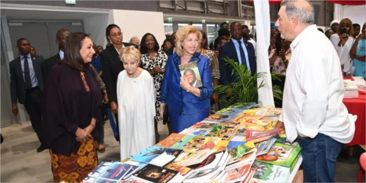 Image de Littérature. La ville de San Pedro, connue pour ses magnifiques plages et son atmosphère chaleureuse, s'apprête à endosser un tout nouveau rôle en devenant la capitale du livre, le temps de la première édition du Festival International du Livre. Ce rendez-vous culturel, qui se tiendra du 20 au 21 décembre 2024, ambitionne de faire de cette cité balnéaire un haut lieu de la littérature en Côte d'Ivoire. Pour la première fois, San Pedro accueillera un événement d'une telle envergure, rassemblant des passionnés, des auteurs et des acteurs du monde littéraire, dans un esprit de partage et de découverte. Une véritable plateforme d'échanges qui promet de rapprocher le livre de ses lecteurs et de donner un souffle nouveau à la culture littéraire de la région. Une plateforme pour la promotion de la littérature locale et internationale Durant deux jours, San Pedro deviendra le cœur battant de la littérature en Côte d'Ivoire, à travers une édition inaugurale qui réunit auteurs, lecteurs, éditeurs et passionnés autour d'un objectif commun : célébrer le livre et la culture. Selon les organisateurs, l'ambition de ce festival est de créer une plateforme d'échanges qui permet aux populations de la région de se rapprocher des auteurs, de découvrir des ouvrages variés, et d'inculquer une culture de la lecture. Le Festival International du Livre de San Pedro (Festil-SP) se positionne désormais aux côtés des autres grands événements littéraires du pays, tels que le Salon International du Livre d'Abidjan (SILA), et aspire à devenir un rendez-vous incontournable. Pour les organisateurs, il s'agit non seulement de célébrer la littérature, mais aussi de développer la curiosité intellectuelle des jeunes, tout en rendant hommage à la diversité culturelle. "Nous voulons faire de San Pedro un point de convergence littéraire, un lieu où la culture trouve une expression pleine et enrichissante", expliquent-ils. Haïti, invité d'honneur : une rencontre des cultures Pour sa première édition, le Festil-SP met à l'honneur la littérature haïtienne, avec Haïti comme pays invité. Ce choix n'est pas anodin : il reflète une volonté de réaffirmer les liens historiques et culturels entre l'Afrique et les Amériques. L'invité spécial de cette édition, M. Clément II Benoît, écrivain-poète et directeur général de la Bibliothèque Georges Castera de Limbé, incarnera cette richesse culturelle partagée. Sa présence et son échange avec le public permettront de mettre en lumière la vitalité de la littérature haïtienne, ses thématiques, ses enjeux, mais aussi les passerelles qui lient la culture haïtienne à celle de la Côte d'Ivoire. Les deux jours du festival seront animés par des activités variées et enrichissantes : expositions-ventes, dédicaces, mais aussi des "cafés littéraires" destinés aux élèves et étudiants de la région. L'objectif est de créer des espaces de discussions et d'échanges directs avec les auteurs. Les écrivains et les maisons d'édition présents profiteront également d'un tour de la ville, ponctué d'escales culturelles, afin de s'imprégner des richesses patrimoniales de San Pedro et de rencontrer le public dans des lieux emblématiques de la région. Des concours littéraires pour révéler les talents de demain L'un des aspects les plus prometteurs de cette édition inaugurale du Festil-SP est sans doute l'organisation de divers concours littéraires : nouvelle, poésie, conte et théâtre seront mis à l'honneur. Ces compétitions visent non seulement à promouvoir la création littéraire, mais aussi à détecter de jeunes talents et à leur offrir une tribune pour exprimer leur art. Les organisateurs espèrent que ces concours susciteront de nouvelles vocations, en particulier chez les jeunes de la région qui, souvent, n'ont pas l'opportunité de partager leurs créations. La participation active des jeunes est encouragée afin de faire du Festil-SP un événement où la jeunesse se sent concernée et représentée. "Nous voulons que ce festival soit une étincelle qui éveille l'intérêt pour la littérature, qui encourage les jeunes à lire, à créer et à partager leurs histoires", précise la Direction Régionale de la Culture et de la Francophonie, qui pilote ce projet avec l'appui des services socio-culturels de la mairie de San Pedro. Littérature et culture : un vecteur de développement pour San Pedro Au-delà de l'aspect purement littéraire, le Festival International du Livre de San Pedro est aussi une opportunité pour développer l'attractivité de la ville. San Pedro, souvent identifiée comme une destination balnéaire, aspire aujourd'hui à diversifier son offre culturelle. Ce festival est une occasion de montrer que la ville ne se limite pas à ses plages et à ses paysages idylliques, mais qu'elle est également un lieu de culture, d'échanges et de savoir. Le thème choisi pour cette première édition, "Le livre, un port littéraire aux portes de l'univers", est en parfaite harmonie avec l'identité de San Pedro, port dynamique et ville de transit ouverte sur le monde. Il souligne le rôle du livre comme vecteur d'ouverture et de découverte, tout en rappelant l'importance de la culture dans le développement humain et sociétal. Pour les organisateurs, le Festil-SP est aussi une façon de valoriser le patrimoine culturel local, en mettant en avant non seulement les talents littéraires, mais également les arts et traditions de la région. Les perspectives futures : un rendez-vous appelé à grandir Si cette première édition promet déjà d'être un succès, les organisateurs voient plus loin. Le Festival International du Livre de San Pedro est appelé à devenir un rendez-vous régulier, à évoluer et à s'inscrire durablement dans le calendrier culturel ivoirien. "Nous espérons faire de ce festival une référence dans le domaine littéraire, un rendez-vous annuel attendu par les passionnés de littérature, les éditeurs, les auteurs et le grand public", confie un membre du comité d'organisation. L'objectif est aussi de faire de San Pedro une destination incontournable pour les amateurs de culture et de littérature. Avec l'appui de partenaires comme L'Harmattan-Côte d'Ivoire, les organisateurs souhaitent attirer des auteurs renommés, mais aussi soutenir les écrivains locaux, souvent en quête de visibilité. En s'appuyant sur le succès de cette première édition, le Festil-SP pourrait bien devenir un événement phare de la vie culturelle de la Côte d'Ivoire. Le Festival International du Livre de San Pedro marque une étape importante dans la promotion de la littérature en Côte d'Ivoire. En rapprochant le livre de ses lecteurs, en révélant de nouveaux talents et en créant un espace d'échange et de partage, le Festil-SP ouvre de nouvelles perspectives pour l'avenir de la culture littéraire dans le pays. Mais au-delà de ce festival, une question demeure : comment encourager durablement la lecture et l'écriture chez les jeunes, afin de faire de la littérature un levier d'épanouissement personnel et de développement sociétal ?