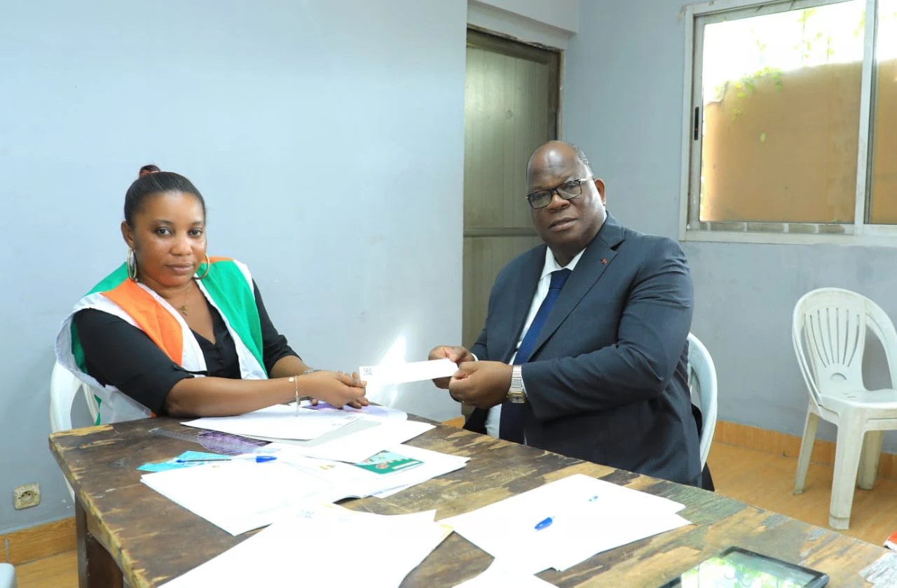 Image de Politique. Le coordonnateur principal du Rassemblement des Houphouëtistes pour la Démocratie et la Paix (RHDP), Laurent Tchagba, a fait acte d'enrôlement jeudi 7 novembre 2024, au foyer des jeunes de Marcory, marquant ainsi un engagement personnel en faveur de la mobilisation électorale dans la commune. Cet enrôlement revêt une importance symbolique et stratégique pour mieux aborder les prochaines échéances électorales, tant au niveau national que local. En tant que coordonnateur principal du RHDP de Marcory, Laurent Tchagba entend mener une campagne de sensibilisation d'envergure pour encourager les citoyens, et en particulier les jeunes, à s'inscrire sur la liste électorale, un enjeu crucial pour le parti présidentiel. L'importance de l'engagement sur le terrain Pour Laurent Tchagba, s'enrôler dans la commune de Marcory, qu'il est chargé de coordonner, est une démarche logique et nécessaire. « Le président du parti, Alassane Ouattara, m'a fait confiance en me nommant coordonnateur principal du RHDP de Marcory. À ce titre, je dois piloter les opérations de mon parti dans cette commune. Il est donc essentiel que je sois enrôlé ici. C'est pourquoi j'ai pris la décision de changer mon lieu de vote », a expliqué Laurent Tchagba après son enrôlement. Cette déclaration met en avant l'importance de l'engagement personnel des responsables politiques, non seulement en tant que représentants, mais aussi en tant que citoyens. Laurent Tchagba a également rappelé que ses équipes mènent une campagne de sensibilisation depuis plus de deux semaines, incitant les populations à se rendre massivement dans les centres d'enrôlement. Pour lui, il est primordial que chaque citoyen soit acteur de la vie politique, surtout dans une période aussi cruciale que celle de la révision des listes électorales. En ce sens, l'engagement des responsables politiques joue un rôle essentiel dans la mobilisation des populations. Visite des centres d'enrôlement : des efforts encouragés Après son propre enrôlement, Laurent Tchagba a effectué une visite dans plusieurs centres d'enrôlement, dont celui d'Alliodan, connu pour son dynamisme. Sur place, il a félicité les agents qui, depuis le début de l'opération, ont déjà enrôlé plus de 1000 personnes. « Cela témoigne du bon déroulement des opérations. Nous avons adressé nos encouragements aux responsables du centre pour qu'ils poursuivent leurs efforts », a-t-il souligné. Cette visite est l'occasion pour Laurent Tchagba de mesurer concrètement l'état d'avancement des opérations et de rappeler l'importance de la mobilisation de chaque citoyen pour faire entendre sa voix. Il a également profité de cette visite pour sensibiliser davantage la population, en particulier les nouveaux majeurs, les incitant à venir se faire enrôler. Ces jeunes, qui voteront pour la première fois, représentent un enjeu majeur pour le renouvellement de l'électorat et la participation citoyenne. Une organisation locale rigoureuse pour atteindre les objectifs Laurent Tchagba a précisé que toutes les mesures nécessaires ont été prises pour garantir une bonne sensibilisation au sein de la commune de Marcory. L'objectif affiché est clair : enrôler 15 000 personnes d'ici la fin de la période de révision des listes électorales. Pour y parvenir, Laurent Tchagba a mobilisé divers groupes de la société civile : les jeunes, les femmes, les enseignants, ainsi que le personnel politique local. « Nous avons mobilisé les jeunes, les femmes, les enseignants, ainsi que le personnel politique. Nous visons un objectif de 15 000 personnes enrôlées. J'ai attribué une mission spécifique à chaque groupe pour garantir l'atteinte de cet objectif », a expliqué le premier responsable du parti à Marcory. Cette organisation rigoureuse témoigne de l'importance accordée par le RHDP à cette étape préparatoire aux prochaines élections. La mobilisation citoyenne est perçue comme un levier essentiel pour garantir une participation électorale forte et assurer la légitimité des futurs scrutins. Laurent Tchagba s'est dit confiant quant à l'évolution positive de la situation et a annoncé qu'à la fin de l'opération, une évaluation approfondie serait réalisée pour déterminer si les objectifs ont été atteints. Vers une éventuelle prolongation de l'opération ? La période de révision de la liste électorale ivoirienne est prévue du 19 octobre au 10 novembre, aussi bien sur le territoire national qu'à l'étranger, sous la supervision de la Commission électorale indépendante (CEI). Toutefois, certaines personnes et partis politiques ont exprimé leur souhait de voir cette période prolongée, en raison des défis rencontrés dans le processus d'enrôlement. Interrogé sur cette possibilité, Laurent Tchagba a précisé que la coordination de Marcory restait ouverte à toute mesure permettant de renforcer le nombre d'enrôlés. « Nous restons ouverts à toute mesure qui permettrait d'obtenir un bonus ou un soutien supplémentaire dans ce processus », a-t-il déclaré, ajoutant que cela encouragerait à redoubler d'efforts pour augmenter le quota d'enrôlés. Cette position illustre la volonté des responsables du RHDP de favoriser une participation électorale massive et de donner à chacun la possibilité de s'inscrire sur la liste électorale, dans un esprit de transparence et d'inclusion. Un enjeu démocratique pour les prochaines échéances électorales L'enrôlement de Laurent Tchagba et la campagne de sensibilisation qui l'accompagne s'inscrivent dans un contexte plus large, celui des prochaines échéances électorales en Côte d'Ivoire. La révision de la liste électorale est une étape cruciale pour garantir la transparence des élections et assurer une représentation équitable de tous les citoyens. Pour le RHDP, comme pour les autres partis, l'enjeu est de taille : mobiliser et sensibiliser les électeurs pour s'assurer qu'ils puissent exprimer leur voix lors des scrutins à venir. Cette mobilisation citoyenne est d'autant plus importante que la participation électorale reste un indicateur essentiel de la santé démocratique d'un pays. Plus la liste électorale est inclusive, plus les résultats des élections sont légitimes, reflétant fidèlement la volonté populaire. C'est pourquoi Laurent Tchagba insiste sur l'importance de toucher un maximum de personnes, y compris les populations les plus jeunes, souvent éloignées des processus électoraux. Alors que la période de révision de la liste électorale touche à sa fin, une question demeure : comment assurer une mobilisation citoyenne durable et inclusive pour les élections à venir ? La volonté de Laurent Tchagba et du RHDP de mobiliser largement la population est un premier pas, mais cela suffira-t-il pour garantir une participation massive aux élections futures, dans un contexte où la confiance envers les institutions reste fragile ?