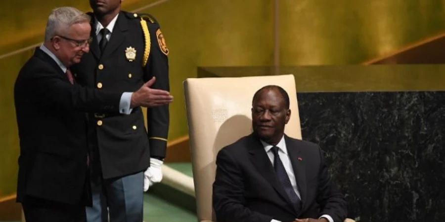 Image de Politique. Le président de la République de Côte d'Ivoire, Alassane Ouattara, a exprimé sa satisfaction à l'annonce du retour de Donald Trump à la Maison-Blanche, élu président des États-Unis lors du scrutin du mardi 5 novembre 2024. Dans un message publié sur Twitter le lendemain, Ouattara a adressé ses "félicitations et vœux de succès" au président élu, soulignant son espoir de renforcer la coopération entre les deux pays. Alors que Donald Trump entame un nouveau mandat, les relations ivoiro-américaines s'apprêtent à entrer dans une nouvelle phase, marquée par des opportunités mais aussi des incertitudes quant à l'avenir des politiques américaines en Afrique. Des liens historiques d'amitié et de coopération à consolider Dans son message de félicitations, le président Alassane Ouattara a mis en avant sa volonté de renforcer les "liens historiques d'amitié et de coopération" ainsi que le "partenariat stratégique" entre Abidjan et Washington sous l'administration Trump. Ces relations bilatérales ont été marquées, ces dernières années, par des avancées significatives, notamment dans les domaines économiques, sécuritaires et diplomatiques. Sous l'administration précédente de Joe Biden, les relations entre la Côte d'Ivoire et les États-Unis se sont renforcées, avec des progrès tangibles dans les échanges commerciaux, symbolisés par l'ouverture d'un bureau commercial américain à Abidjan. En outre, le Commandement des États-Unis pour l'Afrique (AFRICOM) avait annoncé un financement de 65 millions de dollars pour la lutte contre le terrorisme et la sécurisation des frontières ivoiriennes. Ce soutien financier a été perçu comme un élément clé pour le maintien de la stabilité dans une région marquée par l'insécurité et les menaces terroristes croissantes. L'annonce du retour de Donald Trump soulève toutefois des interrogations sur la continuité de cette dynamique. Pendant son premier mandat, Donald Trump avait montré un intérêt limité pour l'Afrique, privilégiant une approche centrée sur les intérêts immédiats des États-Unis. De nombreux observateurs se demandent si ce retour signifie un changement de cap pour la politique américaine en Afrique, en particulier en Côte d'Ivoire, ou si cette nouvelle administration continuera sur la lancée de la coopération stratégique amorcée sous Joe Biden. Une coopération économique et sécuritaire en plein essor La coopération économique entre la Côte d'Ivoire et les États-Unis s'est intensifiée au cours des dernières années, portée par une politique de diversification des échanges et par l'intérêt croissant des entreprises américaines pour le marché ivoirien. L'ouverture du bureau commercial américain à Abidjan, en 2022, a été un tournant décisif, facilitant les opportunités d'investissement et renforçant les partenariats dans des secteurs clés tels que l'énergie, l'agriculture et les infrastructures. Pour Alassane Ouattara, l'enjeu est de maintenir cette dynamique positive et d'attirer davantage d'investissements américains en Côte d'Ivoire. « Nous souhaitons renforcer les échanges commerciaux avec les États-Unis et encourager les entreprises américaines à investir dans notre pays, notamment dans les secteurs porteurs qui contribueront à la croissance économique et à la création d'emplois », a déclaré le président ivoirien lors d'une intervention publique récente. Par ailleurs, la coopération sécuritaire entre les deux pays est un autre domaine essentiel. Face à la montée en puissance des groupes terroristes dans la sous-région, la Côte d'Ivoire bénéficie d'un soutien américain à travers AFRICOM, qui a contribué au renforcement des capacités de sécurisation des frontières. Les États-Unis, qui ont récemment retiré une partie de leurs troupes du Niger, envisageraient un redéploiement en Côte d'Ivoire afin de renforcer la stabilité dans cette région clé d'Afrique de l'Ouest. Un tel redéploiement serait un signe fort de l'importance stratégique accordée à la Côte d'Ivoire par Washington. Les incertitudes autour de la politique africaine de Donald Trump Le retour de Donald Trump à la présidence des États-Unis suscite également des interrogations quant à la direction que prendra sa politique africaine. Lors de son précédent mandat, le président Trump avait peu manifesté d'intérêt pour le continent africain, se concentrant davantage sur des questions liées au commerce international et à la politique intérieure. Cette absence d'implication avait laissé de nombreux partenaires africains dans l'incertitude, craignant un désengagement des États-Unis sur des sujets cruciaux tels que la sécurité, la santé et le développement économique. Cependant, la situation géopolitique mondiale a évolué, et le rôle de l'Afrique dans la politique internationale est devenu plus central. La concurrence croissante entre la Chine, la Russie, et les États-Unis sur le continent africain pourrait inciter l'administration Trump à reconsidérer son approche, en faisant de la Côte d'Ivoire un partenaire préférentiel dans la sous-région ouest-africaine. Pour le président Ouattara, la continuité des relations bilatérales repose sur l'intérêt mutuel des deux nations et sur le respect des engagements pris dans le cadre de la coopération économique et sécuritaire. « Nous sommes confiants quant à la pérennité de nos relations avec les États-Unis. Nous pensons que les échanges que nous avons initiés ces dernières années peuvent se poursuivre et se renforcer, dans l'intérêt de nos deux pays », a souligné Laurent Tchagba, coordonnateur principal du RHDP à Marcory, qui a également pris la parole sur ce sujet. Pour autant, le maintien d'une coopération étroite pourrait être conditionné à l'organisation d'élections apaisées et d'une transition politique sereine en Côte d'Ivoire en 2025. L'importance d'une transition politique stable en Côte d'Ivoire Le succès de la coopération ivoiro-américaine ne dépend pas seulement de la volonté des dirigeants des deux pays, mais aussi des conditions politiques internes de la Côte d'Ivoire. Les prochaines élections présidentielles de 2025 seront un test important pour la démocratie ivoirienne et pour la stabilité du pays. En 2019, des sénateurs républicains proches de Donald Trump avaient conditionné la poursuite des investissements américains en Côte d'Ivoire à l'organisation d'un scrutin crédible et pacifique, suivi d'un transfert de pouvoir paisible en 2020. « Ce qui est impératif, c'est que les élections de 2020 se déroulent très bien. Un transfert pacifique dans un processus transparent impressionnera le monde et stimulera les investissements », avait alors déclaré le sénateur Lindsey Graham, chef de la délégation américaine. Cette exigence de transparence et de stabilité politique reste d'actualité et sera, sans aucun doute, l'un des points de vigilance de l'administration Trump. La Côte d'Ivoire, qui aspire à se positionner comme un hub économique et politique en Afrique de l'Ouest, devra donc rassurer ses partenaires internationaux quant à sa capacité à organiser des élections libres et inclusives. Le respect des processus démocratiques est la condition sine qua non pour continuer à attirer les investisseurs et pour pérenniser les partenariats stratégiques, notamment avec les États-Unis. Alors que Donald Trump reprend les rênes de la Maison-Blanche, une question demeure : son intérêt pour le continent africain sera-t-il différent de celui manifesté lors de son précédent mandat ? La Côte d'Ivoire, qui a fait des progrès significatifs sur le plan économique et diplomatique ces dernières années, parviendra-t-elle à maintenir des relations étroites et stratégiques avec la nouvelle administration américaine ? Pour l'heure, la balle semble être dans le camp des dirigeants, et l'avenir de la coopération ivoiro-américaine reste suspendu aux choix politiques des deux nations dans les années à venir.