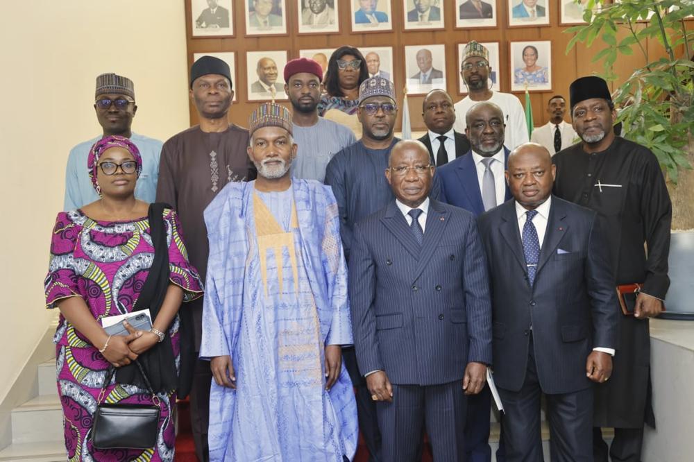 Image de Politique. En visite de travail de 24 heures à Abidjan, le ministre des Affaires Étrangères de la République fédérale du Nigéria, Yusuf Maitama Tuggar, a été accueilli ce mercredi 6 novembre 2024 par son homologue ivoirien, Léon Kacou Adom, ministre des Affaires étrangères, de l'Intégration africaine et des Ivoiriens de l'Extérieur. Cette visite, bien que brève, marque un tournant important dans le renforcement de la coopération entre deux poids lourds de l'Afrique de l'Ouest, soucieux de relever ensemble les défis auxquels la sous-région est confrontée. De la situation sécuritaire sous-régionale aux relations avec les grandes puissances, les sujets de discussion ont été nombreux et d'une importance cruciale pour l'avenir de la sous-région. Un accueil marqué par la symbolique du partenariat Dès son arrivée à l'aéroport international Félix Houphouët-Boigny, Yusuf Maitama Tuggar a été accueilli par une délégation de haut rang. Aux côtés du ministre Léon Kacou Adom, étaient présents Monsieur Kanté Kouassi Joachim, directeur de cabinet du ministre ivoirien des Affaires étrangères, et Madame ITAM Akpama, chargée d'affaires a.i de l'ambassade du Nigéria à Abidjan. Ce dispositif protocolaire reflète l'importance que les deux nations accordent à cette rencontre. Après les échanges de courtoisie, le ministre nigérian a rejoint son homologue ivoirien pour une série de discussions stratégiques. Le cadre choisi – le Cabinet du ministère des Affaires étrangères, situé au Plateau, le quartier des affaires d'Abidjan – a permis des échanges directs et constructifs. La présence de plusieurs collaborateurs des deux ministres a permis de préciser les contours d'une coopération qui se veut renforcée et diversifiée. Renforcer la coopération bilatérale et régionale Les discussions entre Léon Kacou Adom et Yusuf Maitama Tuggar ont principalement porté sur le renforcement de la coopération entre la Côte d'Ivoire et le Nigéria, deux économies majeures d'Afrique de l'Ouest. Les deux ministres ont souligné l'importance de la coopération économique et sécuritaire, dans un contexte marqué par de multiples défis pour la sous-région. « Nous partageons une volonté commune de renforcer les liens historiques d'amitié et de coopération entre nos deux pays, » a déclaré Léon Kacou Adom. En effet, la Côte d'Ivoire et le Nigéria, en tant que pays phares de la CEDEAO, ont souvent joué un rôle de locomotive dans les initiatives visant à améliorer l'intégration régionale et à faire face aux problématiques de sécurité. La question du terrorisme en Afrique de l'Ouest a été particulièrement évoquée au cours de ces échanges. Avec la montée en puissance des groupes armés et l'instabilité politique dans certains pays de la sous-région, tels que le Mali, le Burkina Faso et le Niger, la coopération entre la Côte d'Ivoire et le Nigéria devient essentielle. Les deux ministres ont mis l'accent sur la nécessité d'une réponse concertée aux problèmes de sécurité, notamment par un échange d'informations et une mutualisation des efforts pour contrer les menaces terroristes. L'avenir de la CEDEAO face aux défis politiques et sécuritaires L'un des points centraux de la rencontre entre les deux chefs de la diplomatie ivoiro-nigériane a été la situation politique des pays membres de la Communauté Économique des États de l'Afrique de l'Ouest (CEDEAO). La stabilité de la sous-région est mise à rude épreuve par les récents coups d'état au Mali, au Burkina Faso, et au Niger, des événements qui ont entraîné une reconfiguration des rapports de force au sein de la CEDEAO. Le ministre Léon Kacou Adom a rappelé que « la CEDEAO doit rester un acteur clé de la stabilité en Afrique de l'Ouest, en favorisant le dialogue, la démocratie et le respect des institutions ». Yusuf Maitama Tuggar a pour sa part exprimé la solidarité du Nigéria avec les pays affectés et a souligné l'importance de préserver la paix et la sécurité dans la sous-région pour permettre un développement économique durable. Les ministres ont discuté de l'avenir de la CEDEAO dans ce contexte de crise et de l'importance d'une approche coordonnée pour gérer les conséquences de l'instabilité politique dans ces pays. La volonté de renforcer les mécanismes de résolution des conflits et de promouvoir une gouvernance inclusive au sein de la CEDEAO a été exprimée par les deux responsables. Ils ont également évoqué la nécessité de continuer à appuyer les processus de transition politique en cours pour ramener la paix et la stabilité. La posture diplomatique face aux nouvelles dynamiques internationales Lors de cette rencontre, les deux ministres ont également évoqué l'élection récente du nouveau président des États-Unis. Le retour de Donald Trump à la Maison-Blanche a suscité de nombreuses réactions sur la scène internationale, y compris en Afrique de l'Ouest. S'exprimant sur ce sujet, les deux diplomates ont souligné leur respect pour le choix du peuple américain et ont insisté sur leur volonté de maintenir de bonnes relations de coopération avec les États-Unis. « Nos relations avec les États-Unis reposent sur des bases solides de coopération économique et de soutien mutuel. Nous sommes prêts à travailler avec l'administration Trump pour poursuivre les efforts de développement et de sécurité dans la sous-région », a déclaré Léon Kacou Adom. Yusuf Maitama Tuggar a renchéri en rappelant que le Nigéria, tout comme la Côte d'Ivoire, voit dans cette relation avec les États-Unis une opportunité de développement, notamment sur les questions d'énergie et de stabilité sécuritaire. Vers une intégration sous-régionale renforcée La visite du ministre nigérian à Abidjan s'inscrit dans un cadre plus large d'intégration régionale, un enjeu majeur pour l'avenir de l'Afrique de l'Ouest. Le Nigéria et la Côte d'Ivoire, étant parmi les économies les plus importantes de la CEDEAO, ont la responsabilité de mener des initiatives qui favorisent le commerce intra-régional, la mobilité des personnes et des biens, ainsi que la résolution des conflits. Les discussions ont mis en avant la volonté de renforcer les infrastructures qui relient les pays de la sous-région, notamment dans le secteur des transports et de l'énergie. « Il est essentiel de travailler sur des projets d'infrastructures communs qui faciliteront les échanges entre nos pays et rendront notre économie plus compétitive », a insisté Yusuf Maitama Tuggar. Le ministre ivoirien a confirmé que des efforts sont en cours pour promouvoir une meilleure connectivité entre les états de la sous-région, condition sine qua non pour renforcer l'intégration économique et faire face aux défis de la mondialisation. La visite de Yusuf Maitama Tuggar à Abidjan aura été l'occasion de souligner l'importance de la coopération entre deux nations qui, par leur poids économique et diplomatique, jouent un rôle essentiel dans la stabilité de l'Afrique de l'Ouest. Face aux défis sécuritaires et politiques qui se multiplient, le Nigéria et la Côte d'Ivoire semblent déterminés à travailler de concert pour relever les obstacles qui freinent le développement de la sous-région. Cependant, la question reste ouverte : dans un contexte régional instable, ces efforts de coopération bilatérale seront-ils suffisants pour assurer la stabilité de l'Afrique de l'Ouest et favoriser une intégration économique et politique durable ?