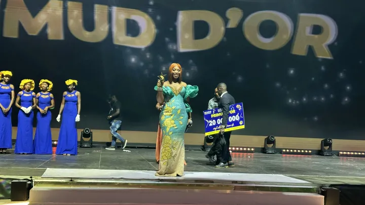 Image de Musique/Radio. C'est dans une ambiance festive et survoltée que la chanteuse ivoirienne Roseline Layo a été couronnée Primud d'or 2024 lors de la prestigieuse cérémonie organisée au parc des expositions d'Abidjan. Une distinction qui vient récompenser deux années de carrière fulgurante et la propulse au rang des figures emblématiques de la scène musicale ivoirienne. Plus qu'un simple prix, ce sacre marque une étape majeure pour cette artiste qui s'est imposée par son talent, sa foi et son dévouement. Une soirée inoubliable pour la musique ivoirienne La cérémonie du Primud, événement majeur de la scène musicale ivoirienne, a réuni les plus grandes stars de la musique au parc des expositions d'Abidjan. Cette année, tous les regards étaient tournés vers Roseline Layo, qui a su conquérir le cœur des Ivoiriens grâce à sa voix puissante et à ses compositions inspirantes. En remportant le Primud d'or 2024, elle succède à Didi B, lauréat de l'édition précédente, et confirme son statut de nouvelle icône de la musique ivoirienne. Visiblement très émue, Roseline Layo a rendu gloire à Dieu lors de son discours de remerciement. « Mon sacre démontre que Dieu existe vraiment. Je remercie toute mon équipe et tous les Ivoiriens qui m'ont adoptée et fait de tous mes titres des tubes », a-t-elle exprimée avec reconnaissance. Pour elle, ce prix n'est pas seulement une reconnaissance professionnelle, mais aussi une validation de sa foi et de sa détermination. Un parcours fulgurant qui ne fait que commencer L'ascension de Roseline Layo est d'autant plus remarquable qu'elle ne compte que deux années de carrière musicale. En si peu de temps, elle a réussi à s'imposer comme l'une des figures incontournables de la scène musicale ivoirienne. Ses titres, à la fois rythmés et porteurs de messages forts, ont trouvé un écho favorable auprès du public, qui a adopté sa musique avec enthousiasme. Sa dernière chanson, « En haut », résonne d'ailleurs comme une prémonition de son succès. Avec des paroles inspirantes et une mélodie entrainante, ce single a su capter l'attention de ses fans et marquer les esprits. Pour beaucoup, le succès de Roseline Layo est la preuve que le talent, lorsqu'il est soutenu par le travail et la foi, peut réaliser de grandes choses. Sa capacité à transmettre des émotions authentiques et à toucher le public au-delà des frontières de la Côte d'Ivoire témoigne de la richesse de son univers artistique. Elle est rapidement devenue une source d'inspiration pour les jeunes artistes qui cherchent à se faire un nom dans l'industrie musicale, leur prouvant qu'avec de la détermination, tout est possible. Une victoire saluée par la critique et le public Le sacre de Roseline Layo n'a pas seulement été un moment de joie pour elle et son équipe, mais également un événement accueillie avec beaucoup d'enthousiasme par la critique et le public. Beaucoup ont salué la justesse de ce choix, estimant que Roseline Layo méritait amplement cette distinction après avoir su conquérir le public ivoirien avec ses chansons au contenu riche et diversifié. Ses morceaux traitent de thèmes variés, allant de l'amour à la résilience, avec des notes d'espoir et de foi qui résonnent particulièrement auprès de son audience. « Ce prix est une grande fierté pour la musique ivoirienne. Roseline est une artiste qui a su rester proche de ses racines tout en apportant quelque chose de nouveau. Elle représente l'avenir de la musique dans notre pays », a déclaré un professionnel du secteur présent lors de la cérémonie. Des fans ont également exprimé leur satisfaction sur les réseaux sociaux, n'hésitant pas à féliciter l'artiste pour son parcours inspirant. Un prix de 20 millions de francs CFA pour accompagner l'artiste En plus du trophée du Primud d'or, Roseline Layo a reçu la somme de 20 millions de francs CFA. Une somme importante qui, au-delà de la reconnaissance symbolique, permettra à l'artiste de soutenir ses futurs projets et d'investir dans le développement de sa carrière. Cette récompense financière est aussi le signe de la confiance accordée à Roseline Layo par l'industrie musicale ivoirienne, qui voit en elle un véritable espoir pour l'avenir de la musique du pays. Avec cette victoire, Roseline a promis de ne pas s'arrêter là. Elle a déjà donné rendez-vous à ses admirateurs le 26 décembre prochain, pour célébrer ce prix en musique et en émotions. Un concert qui s'annonce d'ores et déjà comme un événement phare, tant l'enthousiasme autour de l'artiste est grand. La musique ivoirienne à l'honneur Ce sacre de Roseline Layo vient également mettre en lumière la vitalité de la scène musicale ivoirienne. Le Primud, au-delà de la simple célébration des artistes, est devenu au fil des années une véritable plateforme de reconnaissance du talent local. La victoire de Roseline montre à quel point la musique ivoirienne est en constante évolution, réussissant à allier tradition et modernité, tout en étant ouverte aux influences extérieures. Pour de nombreux observateurs, la progression de Roseline est le symbole d'une génération d'artistes qui n'ont pas peur de repousser les limites, d'explorer de nouveaux genres et de donner une voix à ceux qui n'en ont pas. Ce dynamisme est crucial pour assurer la pérennité et la croissance de la musique ivoirienne sur la scène internationale. Avec cette nouvelle distinction, la question se pose : quelle sera la prochaine étape pour Roseline Layo ? Son ascension rapide et son succès incontestable montrent qu'elle a le potentiel pour marquer durablement la scène musicale. Mais comment Roseline prévoit-elle de faire évoluer son art tout en restant fidèle à son style unique ? Parviendra-t-elle à maintenir l'équilibre entre son succès national et une potentielle carrière internationale ? Ces questions restent ouvertes, mais une chose est certaine : la musique ivoirienne a trouvé en elle une nouvelle ambassadrice, prête à porter haut les couleurs du pays.