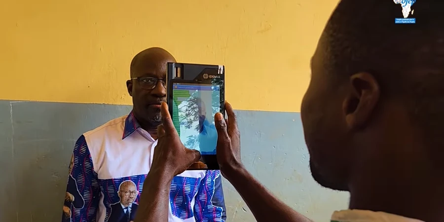 Image de Politique. À quelques jours de la clôture de l'opération d'enrôlement des électeurs en Côte d'Ivoire, Charles Blé Goudé, président du Congrès Panafricain pour la Justice et l'Égalité des Peuples (COJEP), s’est inscrit sur la liste électorale à Guibéroua. Cette démarche marque une étape symbolique pour cet ancien ministre et figure politique controversée, qui entend briguer la présidence ivoirienne en 2025 malgré les obstacles juridiques auxquels il fait face. Retour sur les implications de cet enrôlement et sur les défis auxquels Blé Goudé et d'autres figures de l'opposition ivoirienne sont confrontés dans leur quête pour accéder à la course présidentielle. Un enrôlement sous haute symbolique C’est dans sa région natale de Guibéroua que Charles Blé Goudé a choisi de s’inscrire sur la liste électorale. Entouré de proches, de partisans et de ses « mamans, frères et sœurs », comme il l’a déclaré, cet enrôlement était bien plus qu’une simple formalité administrative. En posant ce geste symbolique, Blé Goudé cherche à montrer l’exemple et à encourager les Ivoiriens à participer activement au processus électoral. « Je suis venu m’enrôler chez moi à Guibéroua pour mettre mon nom sur la liste électorale et donner l'exemple aux Ivoiriens », a-t-il déclaré à l’issue de l’opération, qui s’est déroulée dans un établissement primaire local le 12 octobre 2024. Cet appel à l’engagement citoyen est pour Blé Goudé une manière de sensibiliser les électeurs à l’importance de leur participation, en rappelant que « c’est avec cette carte d’électeur que vous pourrez un jour faire entendre votre voix ». Un appel à l’engagement citoyen et à l’exercice du droit de vote À travers cette démarche, Charles Blé Goudé souhaite faire de l’inscription sur les listes électorales un acte citoyen essentiel. « Enrôlez-vous », a-t-il exhorté la foule de partisans et de sympathisants rassemblés autour de lui. « C’est avec cette carte que vous pourrez un jour voter pour le candidat de votre choix. » Ce message s’adresse particulièrement à une jeunesse ivoirienne souvent désillusionnée par la politique, mais qui, selon Blé Goudé, doit comprendre que la voie vers le changement passe par une participation active. L’ancien leader des « jeunes patriotes » a également tenu à préciser que ce moment n’était pas celui de la campagne électorale. « Le moment de la campagne n’est pas encore arrivé. Quand la campagne va arriver, on va se parler », a-t-il affirmé, laissant entendre qu’il est prêt à entrer en compétition une fois le contexte favorable. Mais cet enrôlement, bien que symbolique, met en lumière les défis juridiques et politiques auxquels il reste confronté pour concrétiser ses ambitions. Une exclusion persistante : l’ombre d’une condamnation judiciaire La réinscription de Charles Blé Goudé sur les listes électorales intervient dans un contexte particulier. En effet, l'ancien ministre de la Jeunesse de Laurent Gbagbo avait été radié des listes électorales en 2021, une décision de la Commission électorale indépendante (CEI) motivée par une condamnation en justice. Blé Goudé avait été condamné par contumace à 20 ans de prison pour son implication présumée dans les violences post-électorales de 2010-2011, une période sombre de l’histoire ivoirienne. Cependant, cette condamnation par la justice ivoirienne contraste avec son acquittement par la Cour pénale internationale (CPI), où il a été jugé et disculpé pour des charges similaires. Pour Blé Goudé, cet acquittement international devrait, selon lui, invalider la condamnation nationale, qui demeure pourtant un obstacle majeur à sa candidature. Dans une interview récente accordée à France 24, il a déclaré : « Mon acquittement par la CPI rend cette condamnation caduque », avant d’en appeler à une décision présidentielle pour lever les restrictions qui pèsent sur lui. Un appel à une amnistie pour ouvrir le jeu politique Depuis son retour en Côte d'Ivoire après plusieurs années d'exil, Charles Blé Goudé n’a cessé de plaider pour une amnistie, espérant obtenir du président Alassane Ouattara un geste politique qui permettrait de réintégrer pleinement tous les acteurs du paysage politique. « Je demande au président de la République de faire un geste pour décrisper l’atmosphère », a-t-il affirmé. Il espère que cette initiative pourrait inclure non seulement son cas, mais également celui d’autres figures de l’opposition, marquant ainsi une étape vers une réconciliation nationale durable. Blé Goudé défend l’idée que la réintégration des figures politiques écartées par des condamnations judiciaires serait bénéfique pour l’ensemble du pays. « Laisser tous ceux qui sont capables d’apporter quelque chose aux Ivoiriens aller à la compétition », a-t-il plaidé, rappelant qu’il souhaite diriger son pays un jour. Cette demande d'amnistie intervient dans un contexte où plusieurs autres figures de l'opposition ivoirienne se retrouvent elles aussi exclues de la compétition électorale. Des figures emblématiques de l’opposition écartées de la présidentielle Outre Charles Blé Goudé, d’autres leaders politiques de poids sont également exclus de la liste électorale, une situation qui pose des questions sur la représentativité et l'inclusivité de la prochaine élection présidentielle. Parmi eux, Laurent Gbagbo, ancien président de la République, et Guillaume Soro, ancien Premier ministre et président de l’Assemblée nationale, se retrouvent également interdits de participation en raison de condamnations judiciaires. Ces exclusions répétées des principales figures de l’opposition ivoirienne créent un climat politique tendu, marqué par un manque de diversité dans les candidats. Les partisans de ces leaders, notamment ceux de Gbagbo et de Soro, estiment que ces décisions judiciaires sont des entraves politiques déguisées en sanctions légales. Pour beaucoup, cette exclusion des figures historiques du paysage politique ivoirien ne favorise ni la réconciliation nationale ni la crédibilité des élections à venir. Vers une élection présidentielle sous haute tension ? La perspective d’une élection présidentielle sans les grands noms de l’opposition ivoirienne suscite des inquiétudes sur la capacité du pays à garantir un processus électoral pacifique et inclusif. En l’absence de figures telles que Blé Goudé, Gbagbo ou Soro, une partie importante de l’électorat pourrait se sentir marginalisée et exprimer son mécontentement par divers moyens. La question de la participation de ces leaders devient ainsi un enjeu crucial pour la stabilité du pays et pour la légitimité du scrutin à venir. Les appels à une amnistie politique et les discussions autour de la réintégration de ces leaders pourraient également contribuer à apaiser les tensions, en permettant un débat plus large et plus représentatif. « La Côte d’Ivoire a besoin de tous ses enfants pour construire un avenir serein », a récemment déclaré un membre influent de la société civile. Cette déclaration souligne le sentiment grandissant que l’exclusion de personnalités de premier plan pourrait limiter le champ démocratique et fragiliser le processus de paix. Un tournant pour la démocratie ivoirienne ? À travers son inscription sur la liste électorale, Charles Blé Goudé incarne le désir de réintégration et de réconciliation qui semble émerger dans certaines sphères de la société ivoirienne. Bien que des obstacles judiciaires et politiques subsistent, cet enrôlement apparaît comme un signal fort, démontrant que l’ancien ministre de la Jeunesse reste attaché à ses ambitions politiques et souhaite s'impliquer dans l’avenir de la Côte d’Ivoire. Cette démarche suscite un intérêt particulier à l'échelle nationale et internationale, notamment dans un contexte où le pays, déjà marqué par de violentes crises post-électorales, aspire à un processus démocratique apaisé. Pour la population ivoirienne, voir des leaders tels que Blé Goudé retrouver leur place dans la compétition politique pourrait être perçu comme un gage de maturité et de réconciliation nationale. La réintégration de figures de l'opposition comme Charles Blé Goudé, Laurent Gbagbo ou Guillaume Soro dans le jeu politique reste une question délicate. Si l’inclusion de ces leaders est perçue par leurs partisans comme un moyen d’assurer un scrutin représentatif et pacifique, elle soulève également des préoccupations pour certains, qui craignent que leur retour sur la scène politique puisse raviver des tensions passées. Alors que la date de l’élection présidentielle de 2025 approche, la question reste ouverte : la Côte d'Ivoire pourra-t-elle trouver un équilibre entre justice et réconciliation pour garantir une élection réellement inclusive ?