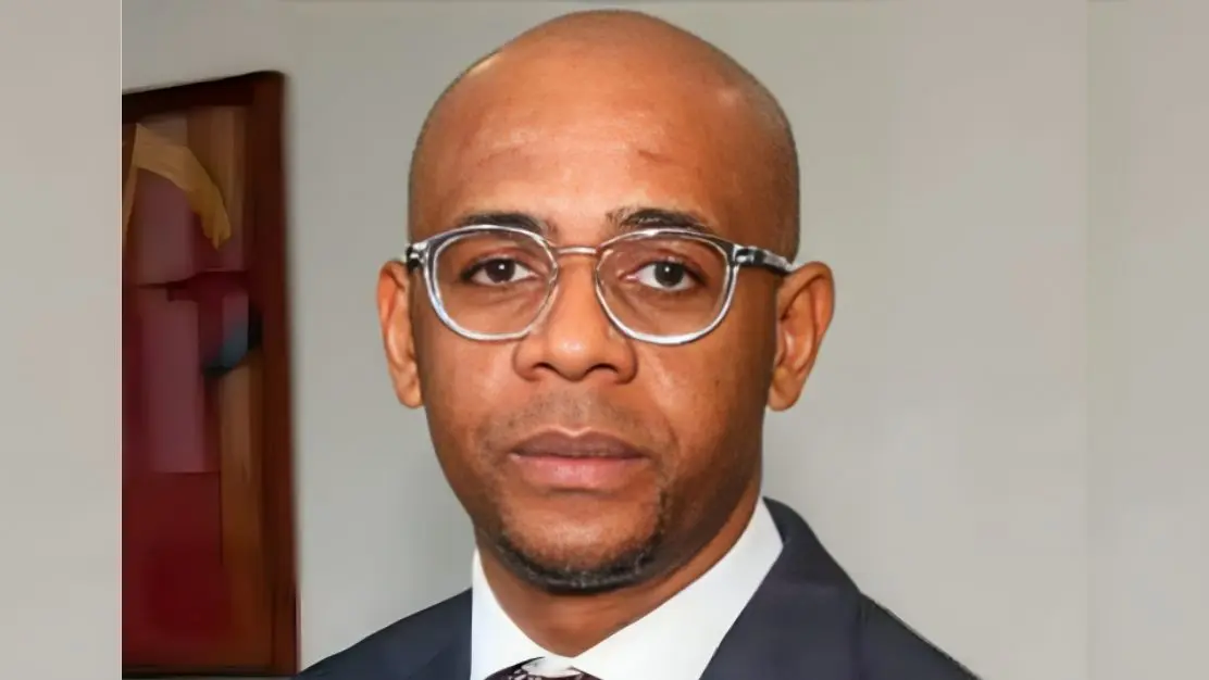 Image de Célébrités. Baltasar Ebang Engonga est une personnalité politique équato-guinéenne qui a occupé des fonctions importantes au sein de l’administration publique, notamment en tant que directeur de l'Agence nationale d'investigation financière (ANIF) de Guinée équatoriale. Son nom a été largement médiatisé en raison d'un scandale majeur en 2024 qui a secoué le pays, affectant son image et sa réputation. Voici un aperçu de sa biographie, avant et après cet incident qui a fait la une des médias. Jeunesse et formation Baltasar Ebang Engonga est né en Guinée équatoriale, un pays d'Afrique centrale, mais les détails précis de sa date de naissance et de son parcours académique restent relativement peu connus du public. Comme beaucoup de figures politiques du pays, il a grandi dans un environnement où les liens familiaux et politiques jouent un rôle prépondérant dans l’ascension sociale et professionnelle. Il a reçu une formation supérieure, probablement dans les domaines de la gestion financière et de la politique, ce qui l’a amené à occuper des postes importants dans l’administration publique. Son éducation et ses qualifications l'ont préparé à jouer un rôle central dans la gestion des finances publiques et de la lutte contre la corruption, des domaines essentiels dans une économie dominée par les ressources naturelles comme celle de la Guinée équatoriale. Carrière professionnelle Baltasar Ebang Engonga a été nommé directeur de l’ANIF, l’Agence nationale d'investigation financière, un poste clé dans le système de gouvernance du pays. L'ANIF est chargée de la surveillance des flux financiers et de la lutte contre le blanchiment d'argent et la corruption. À ce titre, il était responsable de veiller à la transparence des transactions financières et à la conformité des pratiques économiques du pays avec les standards internationaux. Avant cette nomination, Ebang Engonga a occupé diverses fonctions administratives et politiques qui lui ont permis de se faire un nom dans les cercles du pouvoir. Son ascension dans l'administration s'est probablement faite grâce à son réseau, en particulier en raison de sa famille, dont certains membres occupent également des positions influentes dans le gouvernement. L'Affaire Baltasar Ebang Engonga (2024) L'année 2024 a marqué un tournant majeur dans la carrière d'Ebang Engonga, lorsqu'il a été au cœur d'un scandale sexuel qui a profondément entaché sa réputation et celle de l'administration de Guinée équatoriale. Des vidéos compromettantes montrant Baltasar Ebang Engonga dans des scènes sexuelles explicites ont été largement diffusées sur les réseaux sociaux. Les images ont été accompagnées de spéculations sur les relations qu’il entretenait avec plusieurs femmes, dont certaines épouses de hauts fonctionnaires du gouvernement. Cette affaire a provoqué un véritable séisme dans le pays. En raison de la nature des vidéos, et de l’implication de personnalités influentes, le gouvernement a rapidement réagi en imposant des restrictions sur la diffusion des vidéos et en annonçant une enquête. Ces vidéos ont aussi révélé que certaines scènes avaient été filmées dans son bureau au ministère des Finances, un lieu symbolique de son pouvoir. L’arrestation et les accusations À la suite de l'éclatement du scandale, Baltasar Ebang Engonga a été arrêté. Bien que l’arrestation ait initialement concerné des accusations de détournement de fonds, l'affaire a pris une tournure plus grave avec les révélations concernant son comportement personnel. La question de savoir s’il est porteur d'une maladie sexuellement transmissible (MST) a conduit à une enquête supplémentaire, le procureur général ayant évoqué des poursuites possibles pour « atteinte à la santé publique » si les résultats des tests médicaux confirment qu'il est infecté. Ebang Engonga a été placé en détention provisoire à la prison de Black Beach à Malabo, la capitale du pays, alors que les autorités poursuivent leur enquête sur ses activités et ses relations. En dépit de l'ampleur du scandale, certains soutiennent que cette arrestation est également liée à des querelles de pouvoir internes, et que d'autres personnalités du gouvernement pourraient être impliquées dans ce qui pourrait être vu comme une tentative de discréditer l'un de leurs propres membres. Réactions et conséquences politiques Le scandale Baltasar Ebang Engonga a eu des répercussions politiques significatives. Il a non seulement porté atteinte à la réputation du ministre, mais a également jeté une lumière crue sur les pratiques et l’éthique des responsables politiques en Guinée équatoriale. Le gouvernement, par l'intermédiaire du vice-président Teodoro Nguema Obiang Mangue, a pris des mesures drastiques pour limiter les dommages, suspendant certains fonctionnaires et imposant des restrictions sur les contenus en ligne. De plus, des réformes législatives ont été proposées, visant à renforcer la conduite éthique des fonctionnaires et à encadrer l'utilisation des réseaux sociaux pour prévenir de futurs scandales. Cette affaire a mis en évidence les failles dans le système de gouvernance et a ravivé le débat sur la transparence, l’intégrité et la gestion de l'État. Impact sur la société équato-guinéenne L'affaire Baltasar Ebang Engonga a eu un effet de résonance dans toute la Guinée équatoriale. Dans un pays où la famille et l'éthique publique sont des valeurs primordiales, ce scandale a secoué non seulement l'opinion publique mais aussi les cercles politiques. Les citoyens, choqués par les vidéos et l’implication d’un haut fonctionnaire, se sont interrogés sur les valeurs morales et les priorités des dirigeants du pays. L'incident a également mis en lumière l'influence croissante des réseaux sociaux en Guinée équatoriale, un pays où les informations sont souvent filtrées par les autorités. Les vidéos de Baltasar Ebang Engonga, initialement diffusées sur des plateformes de messagerie comme WhatsApp, ont rapidement fait le tour du monde grâce aux médias sociaux, illustrant ainsi le pouvoir de ces outils numériques pour influencer l’opinion publique et remettre en question l’autorité. L’affaire Baltasar Ebang Engonga a dévoilé non seulement des aspects privés de la vie d’un haut fonctionnaire, mais elle a également ouvert la voie à une réflexion sur la gouvernance et l’éthique des responsables politiques en Guinée équatoriale. Cette affaire pourrait devenir un tournant dans la gestion des affaires publiques, en incitant le gouvernement à adopter des mesures plus strictes pour garantir la transparence et la responsabilité des dirigeants. Alors que l’affaire continue d’évoluer et que les enquêteurs cherchent à faire la lumière sur tous les aspects de cette situation complexe, la question demeure : cette affaire marquera-t-elle le début d’un changement en profondeur dans les pratiques de gouvernance et d’éthique en Guinée équatoriale, ou s’agira-t-il simplement d’un incident isolé dans un système politique toujours largement dominé par une élite dirigeante ?