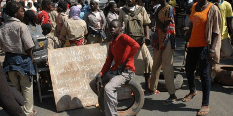 Image de Études/Devoirs. La semaine dernière, le lycée moderne de Duékoué, en Côte d’Ivoire, a été le théâtre de tensions marquées par une grève des élèves dénonçant leurs conditions de travail dégradées. Excédés par un manque criant de tables-bancs et des classes surchargées, ces jeunes ont pris la rue pour réclamer un minimum de dignité. Face à eux, une intervention musclée des forces de l’ordre a ajouté au chaos, soulevant des questions sur la gestion des crises scolaires dans le pays. Une colère légitime, un contexte alarmant Lundi 11 novembre, des centaines de lycéens du lycée moderne de Duékoué, excédés par des conditions d’étude qu’ils jugent insoutenables, ont entamé une grève qui a paralysé l’établissement. L’élément déclencheur : le manque de tables-bancs dans les salles de classe, obligeant de nombreux élèves à suivre les cours assis à même le sol ou debout pendant des heures. Pour ces élèves, la coupe est pleine. Ils dénoncent également le surpeuplement des classes, certaines accueillant jusqu’à 120 élèves, rendant l’apprentissage difficile et inefficace. "Nous voulons étudier dans des conditions dignes", a déclaré un manifestant, ajoutant que les infrastructures actuelles ne permettent pas un enseignement de qualité. Face à ces revendications, la situation a rapidement dégénéré. Les lycéens ont organisé des manifestations dans l’enceinte de l’établissement, puis dans les rues de Duékoué. En réponse, les autorités ont déployé les forces de l’ordre pour rétablir l’ordre. Ce qui devait être une grève pacifique a viré à l’affrontement. Des images circulant sur les réseaux sociaux montrent des lycéens dispersés par des gaz lacrymogènes, certains blessés, d’autres en fuite. Cette répression a suscité l’indignation de plusieurs acteurs de la société civile. "Il est inadmissible que des jeunes qui revendiquent un droit fondamental soient traités comme des criminels", a réagi un militant des droits de l’homme. Une première réponse des autorités, mais des questions en suspens Face à la pression grandissante, le ministère de l’Éducation nationale a annoncé une livraison de tables-bancs pour alléger la situation. Cette mesure, bien qu’accueillie avec un certain soulagement, est loin de résoudre le problème de fond. Avec plus de 5 200 élèves pour seulement 43 classes, le lycée moderne de Duékoué reste confronté à un surpeuplement chronique. Selon les autorités, d’autres livraisons de matériel sont prévues dans les semaines à venir. Cependant, pour beaucoup, ces annonces ressemblent davantage à des solutions d’urgence qu’à un véritable plan de restructuration. "Nous avons besoin de nouvelles salles, pas seulement de tables", a confié un enseignant sous couvert d’anonymat. La crise au lycée moderne de Duékoué n’est pas un cas isolé. Elle reflète une problématique plus vaste touchant de nombreuses écoles publiques en Côte d’Ivoire. Le pays, bien qu’ayant fait des progrès significatifs en matière d’accès à l’éducation, reste confronté à des défis majeurs : manque d’infrastructures, insuffisance de matériel pédagogique et surpeuplement des établissements. Selon les chiffres officiels, plusieurs autres lycées dans des villes comme Korhogo, Man ou Abengourou présentent des situations similaires, voire pires. Cette réalité compromet les efforts visant à garantir une éducation de qualité pour tous, un objectif pourtant central pour le développement du pays. La question du financement de l’éducation Le manque d’infrastructures et de ressources dans les écoles publiques ivoiriennes soulève également des interrogations sur la priorisation des budgets alloués à l’éducation. Si le gouvernement a multiplié les initiatives pour améliorer l’accès à l’enseignement, les investissements restent insuffisants face à l’augmentation constante des effectifs scolaires. "Les moyens financiers ne suivent pas la croissance démographique", explique un expert en éducation. Il ajoute que "sans une augmentation significative des ressources, les problèmes actuels risquent de s’aggraver." Pour beaucoup, le défi est de trouver un équilibre entre les besoins immédiats des élèves et une planification à long terme. Un dialogue nécessaire entre élèves, enseignants et autorités La crise de Duékoué met en lumière un autre aspect crucial : le manque de communication entre les différentes parties prenantes. Les élèves, souvent laissés à eux-mêmes, voient dans les grèves le seul moyen d’exprimer leur frustration. Les enseignants, pour leur part, se disent débordés et peu soutenus dans leur mission. Un enseignant de Duékoué témoigne : "Nous faisons de notre mieux, mais comment transmettre des connaissances dans une classe bondée où certains élèves n’ont même pas de chaise pour s’asseoir ?" Ce manque de dialogue alimente les tensions et complique la recherche de solutions durables. Alors que les élèves reprennent progressivement le chemin de l’école, la situation au lycée moderne de Duékoué reste fragile. Les autorités devront redoubler d’efforts pour éviter une reprise des tensions et répondre aux attentes légitimes des apprenants. Cette crise soulève une question fondamentale pour la Côte d’Ivoire : comment garantir une éducation de qualité dans un contexte de ressources limitées et de défis structurels importants ? Quelles solutions durables imaginer pour offrir à tous les élèves un cadre d’apprentissage digne et équitable ?