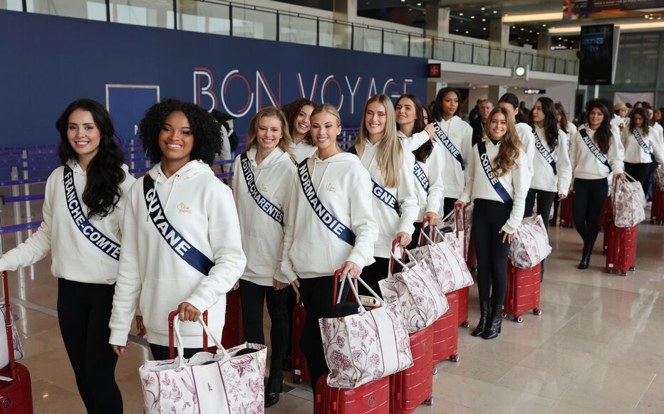 Image de Beauté/Mode. Depuis le 17 novembre 2024, les 30 candidates de Miss France 2025 séjournent en Côte d’Ivoire pour une série de visites touristiques soigneusement orchestrées. Si cet événement se présente comme une opportunité de promouvoir l’image de la nation à l’international, une question reste sur toutes les lèvres : quel est le coût réel de cette initiative pour les finances publiques ? Une opération de séduction touristique sous les projecteurs L’arrivée des candidates de Miss France 2025 sur le sol ivoirien ne passe pas inaperçue. Avec un programme riche et varié, elles sont les ambassadrices idéales pour mettre en lumière les merveilles touristiques du pays. Selon le ministère du Tourisme, cette opération vise à attirer les projecteurs sur les atouts du pays, tout en positionnant la Côte d’Ivoire comme une destination de choix sur le continent africain. Siandou Fofana, ministre du Tourisme, n’a pas caché son optimisme face à cette initiative. « Cette visite est une aubaine pour notre pays. Nous devons capitaliser sur cet événement pour atteindre notre objectif : faire de la Côte d’Ivoire l’une des cinq premières destinations touristiques d’Afrique d’ici 2025 », a-t-il déclaré. La venue des candidates est l’occasion de présenter au monde un pays stable, accueillant et ouvert aux opportunités économiques. Le porte-parole du gouvernement, Amadou Coulibaly, a souligné lors d’une récente intervention l’importance de cette image. « Un pays, c’est un tout. Nous devons montrer que la Côte d’Ivoire est un havre de paix capable d’accueillir des événements internationaux. » Mais cette stratégie, bien que séduisante, ne fait pas l’unanimité. Certains observateurs critiquent le manque de transparence sur les dépenses engagées, d’autant plus que d’autres secteurs clés, comme l’éducation, traversent des crises majeures. « Quand des enseignants sont en grève pour des revendications légitimes, est-il prioritaire d’investir dans ce type d’événement ? » s’interroge un analyste. Un coût financier entouré de mystère Malgré les interrogations croissantes, le gouvernement reste discret sur les chiffres. Les dépenses exactes liées à l’accueil des candidates ne sont pas communiquées. Une opacité qui alimente les spéculations, bien que certaines sources suggèrent que des entreprises partenaires prennent en charge une partie des frais. Cette situation soulève une problématique récurrente : le manque de transparence dans la gestion des fonds publics. « Les citoyens ont le droit de savoir comment leurs impôts sont utilisés, surtout dans un contexte où les priorités sociales sont nombreuses », déclare un économiste ivoirien. Au-delà des controverses, le choix de promouvoir la Côte d’Ivoire à travers un événement tel que Miss France s’inscrit dans une stratégie plus large de valorisation du secteur touristique. Avec des destinations phares comme Grand-Bassam, Yamoussoukro ou encore le Parc National du Banco, le pays dispose d’atouts indéniables. Ces sites, que les candidates visiteront, ont été soigneusement sélectionnés pour leur potentiel à impressionner un public international. Les retombées attendues sont multiples : augmentation des arrivées touristiques, renforcement des partenariats internationaux, et surtout, un impact économique bénéfique pour les acteurs locaux. Toutefois, le défi réside dans la pérennisation de ces bénéfices. Les critiques ne sont pas loin Dans l’opinion publique, les avis sont partagés. Tandis que certains saluent une initiative susceptible d’attirer des investisseurs et des touristes, d’autres dénoncent un manque de considération pour les besoins immédiats des citoyens. « Investir dans le tourisme, c’est bien. Mais quand des secteurs comme l’éducation ou la santé manquent de ressources, cela peut sembler déplacé », explique un enseignant gréviste. Pour les détracteurs, cette opération est perçue comme un écran de fumée, masquant des défis internes non résolus. Pourtant, le gouvernement défend son choix, affirmant qu’il s’agit d’un investissement stratégique pour l’avenir. Pendant leur séjour, les candidates découvriront les sites emblématiques du pays. Yamoussoukro et sa basilique majestueuse, le patrimoine culturel de Grand-Bassam, ou encore les plages idylliques d’Assinie-Mafia, tout est mis en œuvre pour émerveiller les invitées et, à travers elles, le public international. Cette immersion inclut également des rencontres avec des figures emblématiques du pays, dont la Première dame Dominique Ouattara. Une manière de tisser des liens culturels et d’humaniser la Côte d’Ivoire aux yeux du monde. Pour le ministre Siandou Fofana, cet événement contribue à transformer la perception internationale du pays. « Lorsque la presse française qualifie la Côte d’Ivoire de territoire paradisiaque, nous savons que nous avançons dans la bonne direction », s’est-il réjoui. Cependant, changer une image ne se fait pas du jour au lendemain. La Côte d’Ivoire doit encore relever de nombreux défis pour convaincre les voyageurs du monde entier. Infrastructure, sécurité et communication restent des enjeux majeurs.Alors que les projecteurs sont braqués sur la Côte d’Ivoire, une question demeure : les retombées économiques et touristiques de cette initiative seront-elles à la hauteur des attentes ? Si l’effet médiatique est immédiat, les bénéfices concrets nécessitent une analyse à long terme. L’optimisme du gouvernement peut-il suffire à transformer cette vitrine en succès durable ? Ou bien le coût de cette opération sera-t-il perçu comme un gaspillage dans un pays où les besoins sociaux sont encore nombreux ? Avec des ambitions clairement affichées, la Côte d’Ivoire cherche à s’imposer comme une destination touristique majeure. Mais le chemin est semé d’embûches. Comment le pays peut-il concilier investissements stratégiques et besoins fondamentaux de sa population ? Cette question reste ouverte. Qu’en pensez-vous ?