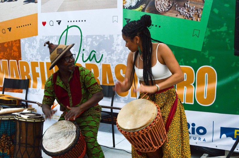 Deuxième Image de Politique. La première édition de la Journée Ivoirienne au Brésil, tenue le 25 octobre 2025 au Musée de l’Histoire et de la Culture Afro-Brésilienne (MUHCAB) à Rio de Janeiro, a ouvert un nouveau chapitre dans les relations entre la Côte d’Ivoire et le Brésil. Cet événement, marqué par la richesse des échanges et des présentations, a réuni plus de 500 participants, renforçant les liens culturels et économiques entre les deux nations. Un événement sous le signe de la coopération et de la découverte Organisée sous l’impulsion de SEM Diamouténé Alassane Zié, ambassadeur de Côte d’Ivoire au Brésil, et avec le soutien de Riotur, cette journée exceptionnelle visait à célébrer et promouvoir la richesse culturelle, touristique et économique de la Côte d’Ivoire auprès du public brésilien. Le choix du MUHCAB, situé dans le quartier historique de la Petite Afrique à Rio, reflétait un profond engagement à valoriser l’héritage africain et à le connecter à ses racines contemporaines. Le cadre symbolique de ce musée, dédié à l’histoire afro-brésilienne, a permis de tisser un lien direct entre les deux pays. « Cet événement ne se limite pas à une célébration. Il s’agit d’un véritable pont entre nos cultures et nos économies », a déclaré SEM Diamouténé Alassane Zié dans son allocution d’ouverture. Des panels thématiques riches en opportunités L’un des points forts de cette journée fut la tenue de sept panels thématiques animés par des experts ivoiriens et brésiliens de renom. Ces discussions ont abordé des secteurs stratégiques tels que : - Le tourisme : mise en lumière du programme « Sublime Côte d’Ivoire », une initiative visant à positionner le pays comme une destination touristique incontournable en Afrique de l’Ouest. - La culture : exploration de la richesse artistique ivoirienne, allant de l’artisanat à la musique en passant par la mode. - Les affaires et la finance : présentation des opportunités d’investissement dans des domaines clés comme l’agriculture, l’énergie et les infrastructures. Ces échanges ont permis de susciter un vif intérêt chez les participants brésiliens, désireux d’explorer les opportunités offertes par la Côte d’Ivoire. Outre les panels, la Journée Ivoirienne a offert une expérience immersive unique grâce à une série d’activités culturelles et artistiques. Les participants ont pu déguster des plats typiques ivoiriens, découvrir des pièces d’artisanat et assister à des défilés de mode mettant en avant des créateurs ivoiriens. Un concert, rythmé par des sonorités traditionnelles et modernes, a également enchanté le public, illustrant la diversité et la vivacité de la scène musicale ivoirienne. « Ces moments de partage culturel permettent de mieux comprendre l’âme d’un pays. Ils sont essentiels pour bâtir des relations solides », a souligné Mme Jennifer Curcio, responsable du Bureau du Tourisme de Riotur. La Côte d’Ivoire, acteur clé du développement en Afrique À travers cet événement, la Côte d’Ivoire a réaffirmé son ambition de se positionner comme un leader régional dans les domaines culturel et économique. Le programme « Sublime Côte d’Ivoire », qui vise à faire du pays une destination incontournable pour les grands événements internationaux, a été largement présenté. « Nous voulons que le monde découvre une Côte d’Ivoire dynamique, riche de ses opportunités et de sa culture. Ce type d’événement est un moyen de projeter cette image sur la scène internationale », a expliqué l’ambassadeur Diamouténé Alassane Zié. Les retombées de cette première édition sont prometteuses. De nombreux hommes d’affaires brésiliens ont exprimé leur intérêt pour établir des partenariats avec des entreprises ivoiriennes. De même, les professionnels du tourisme présents ont salué l’initiative et se sont engagés à promouvoir la Côte d’Ivoire comme destination de choix pour les voyageurs brésiliens. Cet engouement pourrait également renforcer les échanges culturels entre les deux pays. Les artistes ivoiriens présents ont d’ailleurs été invités à participer à des événements culturels au Brésil, illustrant le potentiel de coopération artistique. Fort du succès de cette première édition, Mme Jennifer Curcio a annoncé la tenue d’une nouvelle Journée Ivoirienne au Brésil en 2026. « Nous promettons une expérience encore plus riche et diversifiée, avec davantage de partenariats et de découvertes », a-t-elle affirmé, suscitant l’enthousiasme des participants. La Journée Ivoirienne au Brésil ouvre de nouvelles perspectives pour les relations entre les deux pays. Mais comment maximiser ces échanges pour qu’ils bénéficient pleinement aux populations des deux côtés de l’Atlantique ? Quels projets concrets peuvent émerger de cette dynamique culturelle et économique ?