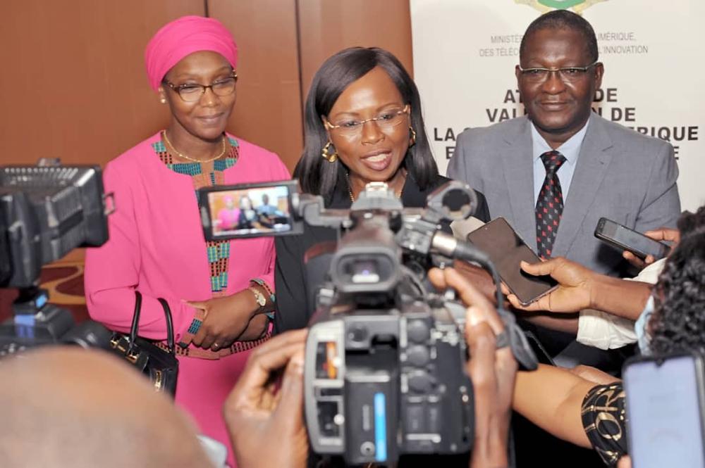 Image de Politique. Le limogeage de Namahoua Touré, ancienne directrice générale de l’Autorité de Régulation des Télécommunications de Côte d’Ivoire (ARTCI), a été annoncé ce 20 novembre 2024, suscitant des interrogations et des débats sur les raisons et implications de cette décision. En poste depuis 2022, elle laisse derrière elle un bilan contrasté et des zones d’ombre sur sa gestion. Cette nouvelle étape marque-t-elle un tournant dans la régulation des télécommunications ivoiriennes ? Un départ inattendu, mais pas sans précédent La Côte d’Ivoire a surpris en limogeant Namahoua Touré de la tête de l’ARTCI, organisme stratégique dans le paysage numérique ivoirien. L’annonce a été faite par Amadou Coulibaly, porte-parole du gouvernement, à l’issue du conseil des ministres. « Le Conseil est souverain pour démettre un haut cadre de ses fonctions », a déclaré le ministre, sans fournir davantage de détails sur les raisons de cette décision. Ce départ intervient à un moment où l’ARTCI est au cœur de projets structurants pour le développement numérique. Si les observateurs s’interrogent sur le timing, certains rappellent que les remaniements à la tête des institutions publiques ivoiriennes ne sont pas rares, particulièrement lorsque des doutes sur la gouvernance ou des enjeux stratégiques sont en jeu. Nommée en avril 2022, Namahoua Touré est une spécialiste reconnue des télécommunications, ayant piloté plusieurs initiatives pour moderniser le secteur. Sous sa direction, l’ARTCI a conduit des réformes importantes, notamment dans la régulation des opérateurs téléphoniques et le déploiement de l’Internet haut débit à l’échelle nationale. Ces projets, bien que cruciaux pour l’économie numérique, ont souvent été éclipsés par des accusations de mauvaise gestion. Des allégations de favoritisme, de surfacturation, et de faux usage de documents ont régulièrement émergé, ternissant la perception publique de son mandat. Bien que ces accusations n’aient jamais été formellement prouvées, elles ont contribué à fragiliser sa position. « Ces soupçons, même non avérés, créent un climat délétère pour la conduite des réformes », confie un analyste du secteur. Un rôle stratégique pour l’économie ivoirienne L’ARTCI est bien plus qu’un simple organe de régulation. Elle est la pierre angulaire de la stratégie numérique ivoirienne, encadrant les acteurs privés et publics pour garantir une concurrence saine et une infrastructure adaptée à l’ère numérique. Dans un contexte où l’économie numérique représente une part croissante du PIB, la stabilité et la crédibilité de cette institution sont primordiales. Sous la direction de Namahoua Touré, des avancées notables ont été réalisées. La mise en place d’une régulation plus stricte pour protéger les consommateurs et le soutien à l’innovation technologique ont été salués. Cependant, son départ brutal soulève des doutes sur la continuité de ces initiatives. Le gouvernement a annoncé la nomination imminente d’un directeur général par intérim pour assurer la continuité des opérations. Ce choix sera déterminant, car le nouveau dirigeant devra jongler entre la gestion des projets en cours et la restauration de la confiance dans l’institution. Les défis qui l’attendent sont nombreux : finalisation du cadre réglementaire pour la 5G, réduction des inégalités d’accès à Internet, et gestion des relations souvent tendues avec les opérateurs téléphoniques. « La transition doit être rapide et efficace pour éviter un ralentissement dans un secteur aussi dynamique », estime un expert en politique publique. Un tournant politique ou purement stratégique ? La question des motivations derrière ce limogeage reste ouverte. S’agit-il d’une décision purement technique, destinée à redynamiser l’institution, ou d’un acte politique en lien avec des enjeux plus larges ? Dans un pays où les nominations et évictions à la tête des institutions sont souvent perçues comme le reflet des équilibres politiques, l’éviction de Namahoua Touré ne manque pas de relancer les spéculations. Des sources proches du dossier évoquent la volonté du gouvernement de renforcer la transparence dans la gestion des institutions publiques, un sujet devenu central dans le débat politique ivoirien. « Il ne s’agit pas de sanctionner une personne, mais de garantir une gouvernance exemplaire », affirme une source anonyme. Le secteur des télécommunications en Côte d’Ivoire est en pleine transformation, porté par des avancées technologiques rapides et une demande croissante pour des services numériques de qualité. L’ARTCI joue un rôle clé dans cette dynamique, mais son efficacité dépendra de sa capacité à s’adapter et à anticiper les défis. Le départ de Namahoua Touré, bien que controversé, ouvre une opportunité pour réexaminer les priorités de l’institution. Les attentes sont grandes, tant du côté des acteurs économiques que des citoyens, qui espèrent une amélioration significative des services numériques. Le limogeage de Namahoua Touré est-il le prélude à une refonte profonde de la gouvernance des télécommunications en Côte d’Ivoire, ou s’inscrit-il dans une logique de continuité politique ?