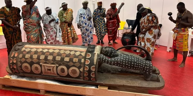 Image de Culture. Le tambour parleur, Djidji Ayôkwé, pillé par les colons français en 1916, s’apprête à retrouver la Côte d’Ivoire. Ce trésor culturel, symbole d’identité et de cohésion sociale pour le peuple ivoirien, sera dans un premier temps prêté au pays. Cependant, sa restitution définitive dépend encore du vote d’une loi en France. Cet événement suscite à la fois espoir et interrogations sur l’avenir des restitutions culturelles africaines. Un symbole royal aux multiples significations Djidji Ayôkwé, dont le nom signifie « tambour parleur » dans la langue Atchan, n’est pas un simple instrument. Long de 3,31 mètres et pesant 430 kilogrammes, il incarne l’âme du peuple Ebrié, servant autrefois de moyen de communication pour transmettre des messages importants entre villages. Ce tambour, utilisé lors des cérémonies royales, portait des valeurs de cohésion sociale, de spiritualité et de paix. Son appropriation par les colons français en 1916 a marqué une blessure profonde dans l’histoire culturelle de la Côte d’Ivoire, exacerbant le sentiment de dépossession subi par les communautés africaines sous le joug colonial. Depuis, le tambour parleur repose au Musée du quai Branly à Paris, où il est devenu un symbole des biens culturels africains spoliés. Le lundi 18 novembre 2024, un pas décisif a été franchi avec la signature d’une convention de dépôt entre les ministres française et ivoirienne de la Culture, Rachida Dati et Françoise Remarck. Ce document formalise le prêt temporaire de Djidji Ayôkwé à la Côte d’Ivoire, mais son retour définitif reste conditionné au vote d’une loi par le Parlement français. Cette étape soulève des interrogations. Pourquoi la restitution définitive d’un bien culturel clairement identifié comme appartenant aux Ivoiriens nécessite-t-elle une telle complexité administrative ? Un expert ivoirien confie : « Ce processus montre que, malgré les discours politiques, il existe encore une réticence à abandonner certains objets symboliques, perçus comme des trophées coloniaux. » Depuis 2017, Emmanuel Macron s’est engagé à restituer les œuvres d’art africaines présentes dans les musées français, mais le rythme des retours est jugé trop lent. Pour Djidji Ayôkwé, il aura fallu attendre trois ans depuis l’annonce officielle pour concrétiser une étape clé. Un trésor culturel attendu par tout un peuple En Côte d’Ivoire, l’annonce de cette avancée a suscité une vague d’émotions, notamment parmi la communauté Atchan et le peuple Bidjan, principaux héritiers de cet artefact. Pour beaucoup, ce tambour représente plus qu’un objet historique : il est un lien tangible avec leurs ancêtres et un vecteur de transmission des valeurs culturelles. La ministre ivoirienne de la Culture, Françoise Remarck, a déclaré à la presse : « Cette restitution est une victoire pour tout un peuple. Djidji Ayôkwé n’est pas seulement un bien culturel, il est un messager de paix et d’unité, des valeurs essentielles pour notre nation. » Pour accueillir ce précieux tambour, le musée des civilisations d’Abidjan est en cours de rénovation. Les autorités espèrent que les travaux seront achevés d’ici le premier semestre 2025. Le retour de Djidji Ayôkwé sera ainsi accompagné d’un espace moderne, capable de mettre en valeur ce patrimoine unique tout en sensibilisant les générations futures à son importance. Si le retour imminent de Djidji Ayôkwé est une avancée majeure, il illustre également les limites du processus de restitution. Pourquoi faut-il parfois des décennies pour qu’un objet spolié retourne dans son pays d’origine ? Pour la France, le principal obstacle réside dans la législation actuelle, qui classifie les objets présents dans les collections publiques comme inaliénables. Modifier cette disposition demande des débats parlementaires souvent longs et complexes. En outre, certains critiques voient dans ces retards une forme de réticence politique. « La restitution n’est pas seulement une question de loi, c’est une question de volonté. Si la France veut réellement tourner la page coloniale, elle doit accélérer ces processus », estime un historien franco-ivoirien. Un précédent pour les restitutions africaines ? Le cas de Djidji Ayôkwé pourrait créer un précédent dans la manière dont les pays africains réclament leurs biens culturels spoliés. En Afrique, des milliers d’objets d’art, d’artefacts religieux et de symboles royaux dorment encore dans les musées européens. En 2021, le Bénin a réussi à récupérer 26 trésors royaux pillés par les troupes coloniales françaises en 1892. Cette victoire a encouragé d’autres nations à renforcer leurs demandes de restitution. Cependant, les démarches restent souvent longues et fastidieuses, nécessitant un soutien politique, diplomatique et juridique considérable. La restitution de Djidji Ayôkwé s’inscrit dans cette dynamique globale. Pour de nombreux Africains, ces objets ne sont pas de simples pièces d’exposition : ils représentent un héritage vivant, une mémoire collective, et une dignité retrouvée. Le retour de Djidji Ayôkwé en Côte d’Ivoire est un pas vers la réparation des injustices du passé. Cependant, ce processus soulève des questions cruciales : comment garantir la préservation et la valorisation de ces biens une fois restitués ? La rénovation des infrastructures culturelles, l’éducation des jeunes générations et la coopération internationale sont autant de défis à relever. Dans ce contexte, les musées africains doivent devenir des lieux dynamiques, où le patrimoine est non seulement conservé, mais aussi célébré et partagé avec le monde. La restitution de Djidji Ayôkwé marque-t-elle une véritable rupture avec l’héritage colonial ou reste-t-elle un symbole parmi tant d’autres dans une bataille plus large pour la justice culturelle ?