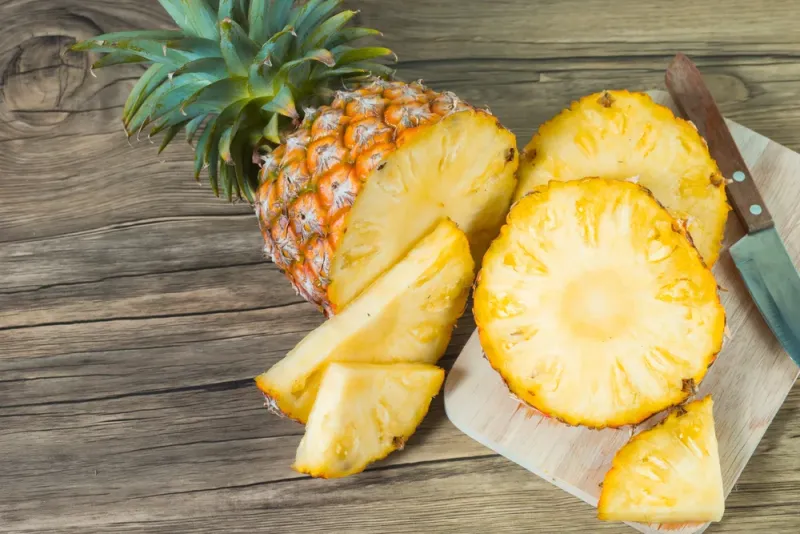 Image de Cuisine. L’ananas, ce fruit tropical aux allures exotiques, est bien plus qu’une simple douceur sucrée. Sa réputation en matière de bienfaits nutritionnels ne cesse de croître à l’échelle mondiale, avec des effets bénéfiques qui touchent aussi bien la santé digestive que le système immunitaire. Riche en vitamines, minéraux et antioxydants, l’ananas est un allié précieux dans l’alimentation quotidienne. Mais au-delà de sa saveur unique, qu’est-ce qui rend ce fruit si particulier et pourquoi est-il devenu un élément essentiel de nombreux régimes alimentaires ? Cet article propose de décrypter les multiples bienfaits de l’ananas, tout en explorant les secrets qui se cachent derrière sa culture, ses usages et ses vertus médicinales. L'Ananas : Un Fruit Tropicaux aux Origines Fascinantes L’ananas, surnommé "le roi des fruits tropicaux", est cultivé principalement dans des régions à climat chaud et humide. Originaire d’Amérique du Sud, plus précisément du Brésil et du Paraguay, il a été rapidement adopté par les civilisations anciennes, qui l’utilisaient autant pour ses propriétés médicinales que pour son goût unique. Ce fruit a une forme distincte, avec une écorce épaisse, mais une chair délicatement sucrée et juteuse. Son introduction en Europe au XVIe siècle a suscité un grand engouement, tant au niveau de son aspect que de sa rareté à l’époque, faisant de l’ananas un symbole de luxe et de prestige. Aujourd'hui, l’ananas est cultivé dans de nombreuses régions tropicales, notamment en Thaïlande, en Indonésie, en Inde et en Afrique. Il existe plusieurs variétés, chacune offrant des caractéristiques spécifiques, de la douceur intense à un goût légèrement acidulé. Toutefois, quel que soit l’endroit où il est cultivé, l’ananas conserve un intérêt grandissant pour ses propriétés nutritionnelles. Une Source Exceptionnelle de Vitamines et Minéraux L’ananas est une véritable mine de vitamines, particulièrement la vitamine C, qui joue un rôle fondamental dans le renforcement du système immunitaire. À titre d’exemple, une portion de 100 grammes d’ananas frais couvre plus de 100% des besoins quotidiens en vitamine C. Cela fait de ce fruit un véritable bouclier naturel contre les infections et un excellent moyen de prévenir les maladies liées à une carence en vitamine C, telles que le scorbut. Mais l’ananas ne se limite pas à la vitamine C. Il contient également une bonne quantité de vitamine A, de vitamine B6, de folates, ainsi que de minéraux essentiels comme le potassium, le magnésium et le calcium. Ces nutriments contribuent à de nombreux aspects de la santé, comme le maintien d’un cœur en bonne santé, la régulation de la pression sanguine et la préservation des os. L'Enzyme Bromélaïne : Un Actif Puissant aux Vertus Médicinales L'un des composants les plus remarquables de l’ananas est sans doute la bromélaïne, une enzyme protéolytique. Cette enzyme, extraite principalement de la tige et de la peau du fruit, est réputée pour ses vertus anti-inflammatoires, digestives et anti-cancéreuses. Elle est largement utilisée dans l’industrie pharmaceutique et cosmétique, notamment pour ses capacités à favoriser la digestion des protéines et à réduire les inflammations. Dans le domaine médical, la bromélaïne est utilisée pour traiter des affections comme les douleurs articulaires, les entorses, et même les troubles digestifs tels que les ballonnements ou les brûlures d’estomac. Des études récentes ont également suggéré que la bromélaïne pourrait avoir des effets positifs dans la prévention de certains types de cancers, en inhibant la croissance des cellules tumorales. L’ananas est largement reconnu pour ses effets bénéfiques sur la digestion. Grâce à la bromélaïne, ce fruit favorise une digestion plus rapide et plus efficace des protéines. Cela peut être particulièrement utile pour les personnes ayant un système digestif sensible, ou pour celles souffrant de troubles tels que les reflux gastro-œsophagiens ou les ballonnements. La bromélaïne aide non seulement à décomposer les protéines, mais elle facilite également l’absorption des nutriments essentiels, tout en réduisant les inflammations dans l’estomac et l’intestin. En plus de la bromélaïne, l’ananas est une source naturelle de fibres, qui contribuent à améliorer le transit intestinal et à prévenir la constipation. Un Impact Positif sur la Santé Cœur et la Circulation Sanguine Le potassium, un minéral clé présent dans l’ananas, joue un rôle crucial dans la régulation de la pression sanguine. Une alimentation riche en potassium peut aider à réduire les risques d’hypertension, ce qui est essentiel pour la prévention des maladies cardiovasculaires. De plus, la vitamine C contenue dans l’ananas aide à maintenir la santé des vaisseaux sanguins et à prévenir l’athérosclérose, une maladie qui peut entraîner des complications cardiaques graves. Les antioxydants présents dans l’ananas, comme les flavonoïdes et les caroténoïdes, jouent également un rôle important dans la prévention de l'oxydation des lipides dans le sang, ce qui peut conduire à la formation de plaque dans les artères. En consommant régulièrement de l’ananas, on peut ainsi contribuer à améliorer la circulation sanguine et protéger la santé cardiaque. Outre ses vitamines et minéraux, l’ananas est également riche en antioxydants. Ces derniers jouent un rôle crucial dans la lutte contre le vieillissement prématuré des cellules, en neutralisant les radicaux libres responsables de l’usure des tissus et de l’apparition de maladies liées à l’âge. Les antioxydants présents dans l’ananas, comme la vitamine C et le beta-carotène, sont réputés pour leurs effets bénéfiques sur la peau. En plus de réduire les signes du vieillissement, ces antioxydants protègent contre les maladies dégénératives, telles que la maladie d'Alzheimer et les maladies cardiovasculaires. Ils jouent également un rôle dans la régénération cellulaire et la cicatrisation des plaies, ce qui fait de l’ananas un ingrédient précieux pour les soins de la peau. L'Ananas dans les Régimes Alimentaires : Un Fruit à Tout Faire L’ananas est un fruit polyvalent, qui peut être consommé sous diverses formes : frais, en jus, en smoothie, ou même en plats salés et sucrés. Il est particulièrement apprécié dans les régimes alimentaires visant à la perte de poids en raison de sa faible teneur en calories et de son effet rassasiant. En effet, grâce à sa teneur élevée en fibres, l’ananas aide à contrôler l’appétit et à favoriser une sensation de satiété durable. De plus, l'ananas est un excellent substitut aux autres sources de sucre raffiné, car il apporte une touche sucrée naturelle, sans les effets néfastes des sucres ajoutés. Il est donc un choix idéal pour ceux qui cherchent à réduire leur consommation de sucre tout en profitant d'un goût agréable et nutritif. Pour tirer le meilleur parti de l’ananas et de ses bienfaits, il est conseillé de le consommer sous forme fraîche ou légèrement cuite. Les jus industriels peuvent contenir des quantités importantes de sucre ajouté, il est donc préférable de privilégier les préparations maison pour en conserver toutes les qualités nutritionnelles. Que ce soit en smoothie, dans une salade de fruits ou même dans un plat de viande, l’ananas s’intègre facilement dans de nombreuses recettes. L’ananas peut également être consommé sous forme de complément alimentaire, surtout pour ceux qui cherchent à bénéficier de la bromélaïne en grande quantité. Toutefois, il est important de se rappeler que les compléments ne doivent pas remplacer une alimentation équilibrée. L’Ananas : Un Futur Prometteur pour la Santé et l’Agriculture Durable ? Alors que l’intérêt pour les fruits exotiques ne cesse de croître, l’ananas se distingue non seulement pour ses bienfaits nutritionnels mais aussi pour son potentiel dans le cadre d’une agriculture durable. De nombreuses initiatives ont vu le jour ces dernières années pour promouvoir une culture de l’ananas respectueuse de l’environnement et des producteurs locaux. Des pratiques telles que l’agriculture biologique et l’utilisation réduite de pesticides commencent à se développer dans les grandes plantations d’ananas. Dans cette optique, l’ananas pourrait devenir un modèle pour une agriculture plus éthique et durable, tout en continuant à offrir ses vertus nutritionnelles à un public de plus en plus soucieux de son alimentation et de son impact environnemental. L’ananas est bien plus qu’un simple fruit tropical. Avec ses innombrables bienfaits pour la santé, il s’impose comme un aliment incontournable pour ceux qui cherchent à améliorer leur bien-être. De ses propriétés digestives et anti-inflammatoires à son rôle essentiel dans la lutte contre le vieillissement cellulaire, l’ananas a de quoi séduire tant les nutritionnistes que les amateurs de fruits exotiques.