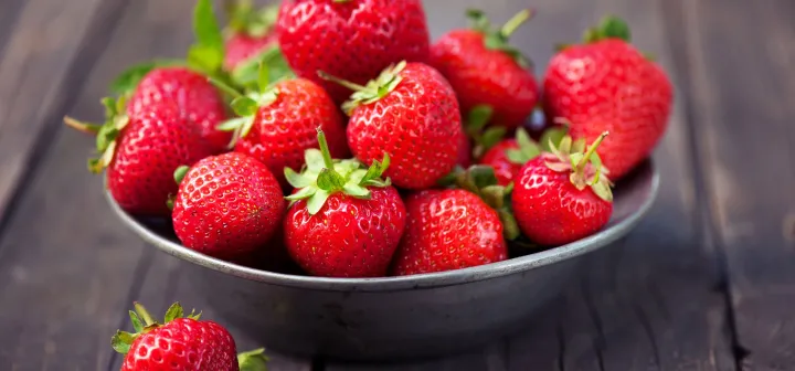 Image de Cuisine. La fraise, ce petit fruit rouge et sucré, est bien plus qu’une simple gourmandise estivale. En effet, elle regorge de bienfaits pour la santé qui en font un véritable trésor nutritionnel. Source de vitamines, de minéraux, et d'antioxydants, elle se distingue par sa capacité à renforcer le système immunitaire, favoriser la santé cardiaque et même améliorer la digestion. Mais quels sont précisément les bienfaits de la fraise pour notre organisme ? Dans cet article, nous explorerons en détail les multiples vertus de ce fruit, ses composés actifs et son rôle dans une alimentation équilibrée. Un concentré de vitamines et de minéraux essentiels Les fraises sont une excellente source de vitamine C, un nutriment indispensable à de nombreuses fonctions biologiques. En effet, une portion de 100 grammes de fraises fraîches peut fournir jusqu'à 60 mg de vitamine C, soit plus de 70 % des besoins journaliers d’un adulte. La vitamine C est reconnue pour ses propriétés antioxydantes, ses bienfaits sur le système immunitaire et son rôle crucial dans la production de collagène, nécessaire à la santé de la peau, des os et des articulations. Outre la vitamine C, les fraises contiennent aussi d’autres vitamines et minéraux importants, comme la vitamine A, le folate, le potassium et le manganèse. Le potassium, par exemple, est essentiel pour réguler la pression sanguine, tandis que le manganèse participe à la protection contre le stress oxydatif. Ainsi, les fraises contribuent à l'équilibre général de notre métabolisme et jouent un rôle clé dans la prévention de certaines carences nutritionnelles. La fraise est une véritable mine d'antioxydants, notamment des flavonoïdes et des anthocyanines, des composés végétaux qui lui confèrent sa couleur rouge caractéristique. Ces substances ont la capacité de neutraliser les radicaux libres dans le corps, des molécules instables responsables du vieillissement cellulaire prématuré et de l’apparition de maladies chroniques telles que les maladies cardiaques, certains cancers et les troubles neurodégénératifs comme la maladie d’Alzheimer. L'un des antioxydants les plus puissants présents dans les fraises est l’acide ellagique, qui a des propriétés anti-inflammatoires et anticancéreuses. Des études ont suggéré que l’acide ellagique peut aider à inhiber la croissance de cellules cancéreuses, notamment dans le cas du cancer de la peau et du sein. En consommant des fraises, on renforce ainsi notre défense contre le vieillissement prématuré et certaines pathologies graves. Un allié de taille pour la santé cardiaque Les bienfaits de la fraise pour la santé cardiaque sont bien documentés. Grâce à ses antioxydants, sa teneur en fibres et ses composés anti-inflammatoires, la fraise est un excellent allié pour réduire les risques de maladies cardiovasculaires. Une étude menée par l'Université de Harvard a révélé que la consommation régulière de fraises (et d'autres fruits rouges) pourrait réduire de manière significative le risque de maladies cardiaques, notamment en abaissant le taux de cholestérol LDL (le « mauvais » cholestérol) et en améliorant la circulation sanguine. Les fraises contiennent également de l'acide ellagique, qui peut aider à réduire l'inflammation dans les vaisseaux sanguins et à prévenir la formation de caillots. Par ailleurs, leur richesse en fibres solubles, qui contribuent à réguler les niveaux de sucre dans le sang, joue un rôle préventif dans le diabète de type 2, une condition qui peut augmenter considérablement le risque de maladies cardiaques. La fraise est également bénéfique pour le système digestif. Grâce à sa richesse en fibres, elle aide à améliorer le transit intestinal, à prévenir la constipation et à favoriser une digestion saine. Les fibres présentes dans les fraises sont principalement solubles, ce qui permet de réguler le taux de glucose dans le sang et de favoriser un microbiote intestinal équilibré. Le fruit contient aussi des enzymes naturelles qui facilitent la dégradation des aliments, ce qui rend la digestion plus efficace. Ces propriétés digestives sont renforcées par la présence de l’acide folique, qui favorise le bon fonctionnement de l'appareil digestif et aide à la production de nouvelles cellules. Ainsi, en incluant des fraises dans votre alimentation, vous contribuez à maintenir un système digestif en pleine forme. Un allié de la peau : prévention des dommages liés aux UV Les fraises ont également des effets bénéfiques sur la peau. Leur forte teneur en vitamine C et en antioxydants permet de protéger la peau contre les dommages causés par les rayons ultraviolets (UV) du soleil. En effet, la vitamine C favorise la production de collagène, une protéine qui assure la fermeté et l’élasticité de la peau. Les antioxydants présents dans les fraises aident à réduire les signes de vieillissement prématuré de la peau, tels que les rides et les taches pigmentaires. De plus, les fraises contiennent des flavonoïdes qui ont des propriétés anti-inflammatoires et qui peuvent aider à apaiser la peau irritée, notamment après une exposition au soleil. Il a également été démontré que l’acide ellagique des fraises peut inhiber la formation de certains types de cancers cutanés, notamment les mélanomes, en réduisant l’inflammation et en protégeant les cellules de la peau. Un fruit polyvalent et faible en calories Outre ses nombreux bienfaits pour la santé, la fraise est un fruit très peu calorique. En effet, 100 grammes de fraises ne contiennent qu’environ 32 calories, ce qui en fait un choix idéal pour ceux qui souhaitent maintenir ou perdre du poids tout en profitant de ses vertus nutritionnelles. De plus, sa douceur naturelle permet de satisfaire les envies de sucré sans recourir à des aliments transformés et riches en sucres ajoutés. Elle peut être consommée de nombreuses façons : en tant que collation légère, ajoutée aux smoothies, aux salades, en garniture de desserts sains, ou même sous forme de confiture maison (sans sucres raffinés) pour profiter de ses bienfaits toute l'année. La fraise, avec ses propriétés antioxydantes, son rôle dans la prévention des maladies cardiaques, sa contribution à la digestion et à la santé de la peau, mérite une place de choix dans notre alimentation. Consommée de manière régulière et dans le cadre d’une alimentation équilibrée, elle peut constituer un véritable atout pour la santé. Cependant, comme pour tout aliment, il est important de la consommer avec modération et de privilégier des fraises de saison, de préférence locales et cultivées sans pesticides. De cette manière, vous pourrez profiter de ses bienfaits tout en respectant l'environnement et en maximisant son apport nutritionnel. En définitive, la fraise est-elle l'un des fruits les plus complets pour notre bien-être ? Et si oui, comment l'intégrer au mieux dans notre quotidien pour profiter de ses vertus exceptionnelles ?