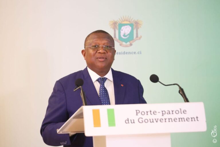 Image de Société. L’affaire Apoutchou National, mettant en cause l’artiste influenceur pour des infractions économiques et financières, secoue la Côte d’Ivoire. Lors du Conseil des ministres du 20 novembre 2024, Amadou Coulibaly, porte-parole du gouvernement, a réagi en appelant au respect des lois et en soulignant l’indépendance de la justice. Cette affaire met en lumière les défis liés à l’exhibition de richesses et aux pratiques illicites sur les réseaux sociaux. Une affaire complexe mêlant réseaux sociaux et infraction économique L’arrestation d’Apoutchou National, de son vrai nom AGBRE Stéphane, a suscité une vive attention publique. L’artiste influenceur a été interpellé après avoir diffusé une vidéo où il exhibait des liasses de billets. Ce comportement, qui a rapidement enflammé les réseaux sociaux, a conduit à son placement en garde à vue, suivi d’un déferrement au parquet près du Pôle Pénal Économique et Financier. Quatre autres personnes, identifiées comme FOFANA Abdoulaye, AKOBÉ Léonel alias PCS, DOFFOU Aristide et SIDIBÉ Kader, ont également été mises en cause. Selon le communiqué officiel du procureur, ils font l’objet d’une enquête pour des faits graves tels que le blanchiment de capitaux, l’infraction à la réglementation des relations financières extérieures, et des jeux d’argent illicites sur les réseaux électroniques. Dans un communiqué détaillé publié le 14 novembre 2024, le procureur de la République a précisé les charges retenues contre Apoutchou National et ses coaccusés. Ces infractions relèvent de plusieurs dispositions légales, notamment les lois relatives au blanchiment d’argent et à la réglementation des activités financières. Les enquêteurs chercheront à déterminer l’origine des fonds exhibés dans la vidéo et à évaluer la légalité des activités économiques des personnes mises en cause. Ces infractions, si elles sont avérées, exposent les accusés à des sanctions pénales sévères prévues par les articles de lois et les ordonnances en vigueur. Le gouvernement réagit avec fermeté Lors de son point de presse hebdomadaire, Amadou Coulibaly a abordé cette affaire en termes clairs : « Ce n’est pas la première fois que les services de l’État interpellent une personne s’étant exhibée avec des liasses de billets. Cependant, il ne faut pas automatiquement relier cette interpellation aux exigences du GAFI (Groupe d’Action Financière). » Le ministre a rappelé que l’affaire était en cours d’instruction, soulignant l’indépendance de la justice ivoirienne : « La justice fera son travail, et il sera soumis à la rigueur de la loi s’il est avéré qu’un délit a été commis. » Une déclaration qui met en évidence la détermination des autorités à lutter contre les pratiques illicites. L’affaire Apoutchou National s’inscrit dans une tendance préoccupante : l’exhibition ostentatoire de richesses sur les réseaux sociaux. Ces comportements, souvent associés à des influences négatives, suscitent des interrogations sur l’impact des réseaux sociaux sur les valeurs sociétales et la légalité des fonds exhibés. « Nous assistons à une banalisation de l’excès et à une glorification de pratiques souvent illégales », déplore un sociologue ivoirien. Ce phénomène, bien que global, semble prendre une ampleur particulière en Côte d’Ivoire, où les réseaux sociaux jouent un rôle central dans la vie publique. Le rôle de la justice dans la régulation des réseaux sociaux Avec l’essor des plateformes numériques, la justice ivoirienne est confrontée à un défi majeur : encadrer les comportements en ligne tout en respectant les libertés individuelles. L’affaire Apoutchou National met en lumière la nécessité d’un cadre législatif renforcé pour sanctionner les abus tout en promouvant un usage responsable des réseaux sociaux. La loi n°2013-451 du 19 juin 2013 et ses amendements récents offrent une base légale pour poursuivre les infractions commises dans l’espace numérique. Toutefois, les experts soulignent l’importance d’une sensibilisation accrue du public pour prévenir de telles dérives. Au-delà de l’exhibition de richesses, cette affaire met en lumière la problématique du blanchiment d’argent en Côte d’Ivoire. Le pays, engagé dans des réformes pour se conformer aux exigences du GAFI, s’efforce de renforcer ses mécanismes de contrôle. L’arrestation d’Apoutchou National pourrait être interprétée comme un signal fort de l’État pour dissuader les pratiques illégales dans le domaine financier. Selon un économiste basé à Abidjan, « cette affaire pourrait marquer un tournant dans la lutte contre le blanchiment d’argent en Côte d’Ivoire, mais elle nécessite une vigilance accrue de la part des autorités et du secteur financier. » Un débat public entre soutien et condamnation Sur les réseaux sociaux, l’affaire Apoutchou National a divisé l’opinion. Si certains dénoncent une répression excessive et apportent leur soutien à l’influenceur, d’autres estiment que cette interpellation est justifiée et saluent la fermeté des autorités. Ce débat reflète les tensions entre libertés individuelles et respect des lois dans un environnement numérique de plus en plus complexe. « Il est important de distinguer la liberté d’expression des actes répréhensibles. L’exhibition de billets et les activités suspectes doivent être traitées dans le cadre légal », a déclaré un avocat spécialisé en droit numérique. L’affaire Apoutchou National soulève des questions profondes sur la manière dont les réseaux sociaux influencent les comportements, les valeurs et même les infractions économiques. Alors que la justice poursuit son travail, une interrogation demeure : comment concilier innovation numérique, respect des lois et préservation des valeurs sociétales dans un monde en constante évolution ?