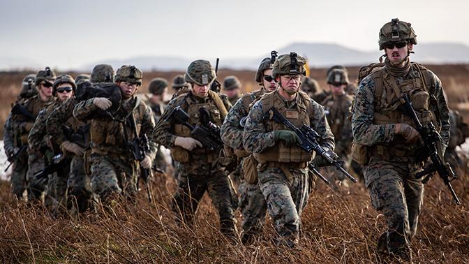 Image de Politique. Du 18 au 30 novembre 2024, la base aérienne de Bouaké, dans la région du Gbêkê, devient le théâtre d’un exercice militaire aéroterrestre majeur. Cette manœuvre, organisée par les Forces Armées de Côte d’Ivoire (FACI) et l’armée française, témoigne d’une coopération stratégique visant à renforcer les capacités de défense de la Côte d’Ivoire. Alors que la montée en puissance des FACI se poursuit, cette collaboration s’inscrit dans un contexte de défis sécuritaires croissants en Afrique de l’Ouest. Un partenariat militaire solide pour des enjeux communs La collaboration entre la Côte d’Ivoire et la France dans le domaine militaire n’est pas nouvelle. Partenaire historique, la France a accompagné la Côte d’Ivoire dans le renforcement de ses capacités de défense, particulièrement depuis la crise politico-militaire de 2002. Cet exercice conjoint à Bouaké s’inscrit dans la continuité de cette relation bilatérale stratégique. Le Général de Corps d’Armée Lassina Doumbia, Chef d’État-Major Général des Armées ivoiriennes (CEMGA), a souligné l’importance de cette coopération : « Ces exercices conjoints ne visent pas seulement à améliorer nos compétences techniques, mais aussi à renforcer les liens entre nos forces. La sécurité régionale dépend de notre capacité à travailler ensemble. » L’exercice mobilise des moyens humains et matériels impressionnants. Les forces armées françaises et ivoiriennes coordonnent des opérations incluant des survols tactiques, des simulations de combat, et des missions d’évacuation. Ces manœuvres permettent aux pilotes ivoiriens de perfectionner leurs compétences en conditions réelles, tout en s’appuyant sur l’expertise française. Avec la participation d’hélicoptères modernes, comme les Harbin Z-9 récemment acquis par la Côte d’Ivoire, cet entraînement met en avant la montée en puissance technologique des FACI. L’accent est également mis sur l’interopérabilité entre les deux armées, un élément essentiel dans le cadre des menaces transnationales telles que le terrorisme. Un impact direct sur la sécurité nationale et régionale Cet exercice n’est pas uniquement un entraînement technique. Il s’inscrit dans une démarche plus large visant à sécuriser l’espace aérien ivoirien et à renforcer les capacités de dissuasion des FACI face à des menaces récurrentes. Les enjeux sont particulièrement élevés dans un contexte marqué par une recrudescence des attaques terroristes dans le Sahel et une instabilité croissante dans certaines zones frontalières. « Notre priorité est de garantir la sécurité de nos citoyens et de notre territoire », a affirmé un haut gradé ivoirien. Ces exercices permettent à la Côte d’Ivoire de répondre de manière proactive à ces défis sécuritaires, tout en préparant ses forces à des scénarios complexes. Conscient des désagréments que ces opérations pourraient engendrer pour les populations locales, le Général Lassina Doumbia a tenu à rassurer les habitants de Bouaké et des environs. Des survols tactiques et des entraînements bruyants sont prévus, mais les autorités militaires ont pris soin de minimiser les nuisances. Dans un communiqué, le CEMGA a déclaré : « Nous présentons nos excuses à la population pour tout désagrément causé par ces manœuvres. Votre compréhension est essentielle pour le succès de ces opérations, qui visent à renforcer la sécurité nationale. » Une modernisation continue de l’armée ivoirienne La participation de la Côte d’Ivoire à ces exercices s’inscrit dans une dynamique de modernisation de ses forces armées. Au cours des dernières années, le pays a investi dans des équipements modernes et une formation accrue de ses militaires. Ces efforts reflètent la volonté du gouvernement ivoirien de bâtir une armée compétente et capable de répondre aux menaces contemporaines. Les FACI, qui comptent parmi les armées les plus dynamiques de la région, aspirent à devenir un acteur clé dans la sécurisation de l’Afrique de l’Ouest. Cet exercice avec l’armée française représente une étape cruciale dans cette montée en puissance. Pour la France, cette collaboration va au-delà de l’entraînement technique. Elle s’inscrit dans une volonté de maintenir une présence stratégique en Afrique de l’Ouest, une région où les enjeux sécuritaires sont étroitement liés aux intérêts français. En soutenant les FACI, l’armée française contribue à stabiliser une zone vitale pour ses partenaires africains et européens. Un officier français, participant aux manœuvres, a confié : « La sécurité de la région dépend de la capacité des forces locales à répondre aux menaces. Nous sommes là pour partager notre expertise et renforcer cette capacité. » Si ces exercices permettent un perfectionnement technique des forces ivoiriennes, ils ouvrent également la voie à des collaborations futures dans d’autres domaines, comme le renseignement ou la lutte contre la cybercriminalité. Cependant, leur efficacité dépendra de la capacité des FACI à capitaliser sur ces apprentissages pour développer une autonomie stratégique. Avec des initiatives comme cet exercice conjoint, la Côte d’Ivoire affirme sa volonté de jouer un rôle prépondérant dans la sécurité régionale. Mais une question demeure : comment ce partenariat stratégique avec la France peut-il contribuer à une indépendance militaire durable tout en répondant aux défis complexes de l’Afrique de l’Ouest ?