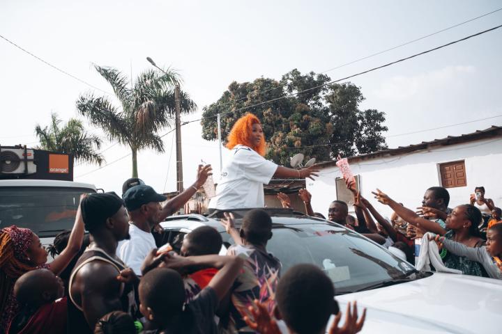 Image de Musique/Radio. La chanteuse ivoirienne Roseline Layo prépare un événement qui promet d’être mémorable : son grand concert prévu le 21 décembre 2024 au Parc des Expositions d’Abidjan. Avant cette date, l’artiste a tenu à exprimer sa gratitude à ses fans à travers une série de parades dans plusieurs communes de la capitale économique. Ce tour d’Abidjan, empreint de chaleur et de ferveur, reflète l’amour indéfectible entre la star et son public. Une tournée de reconnaissance dans les rues d’Abidjan À quelques semaines de son concert tant attendu, Roseline Layo a fait vibrer les rues d’Abidjan avec des parades festives, marquant une communion sincère entre l’artiste et ses fans. De Bingerville à Cocody, en passant par Yopougon, Koumassi, Marcory, Treichville et Adjamé, chaque quartier a été le théâtre d’une célébration en l’honneur de son talent. Dans un discours empreint d’émotion, la chanteuse a tenu à remercier ses admirateurs pour leur soutien indéfectible : « Votre énergie a illuminé chaque rue ! Merci à tous mes élus d’avoir fait de cette parade de remerciements, un moment inoubliable. Votre soutien depuis mes débuts est la force qui me pousse à aller toujours plus haut. » Ce message, relayé sur ses réseaux sociaux, a été accueilli avec enthousiasme par ses fans, qui attendent avec impatience son spectacle. Depuis ses débuts dans l’industrie musicale ivoirienne, Roseline Layo s’est imposée comme une figure incontournable. Son style musical, alliant des sonorités traditionnelles et modernes, lui a permis de conquérir un large public. Avec des titres phares qui célèbrent l’amour, la résilience et l’espoir, l’artiste est devenue une véritable ambassadrice de la musique ivoirienne. Son ascension fulgurante s’explique par son authenticité et sa capacité à toucher les cœurs. Pour de nombreux fans, Roseline Layo représente bien plus qu’une artiste : elle incarne un modèle de détermination et de réussite. Ses chansons, profondément enracinées dans la culture ivoirienne, résonnent avec les réalités de son public. Le concert du 21 décembre au Parc des Expositions d’Abidjan est présenté comme l’apogée d’une année exceptionnelle pour Roseline Layo. L’artiste et son équipe promettent un spectacle de grande envergure, avec une scénographie travaillée, des surprises inédites, et une expérience immersive pour les spectateurs. « Ce concert sera une célébration de tout ce que nous avons accompli ensemble. Je veux que chaque personne présente ressente l’amour et la gratitude que je porte pour elle », a déclaré Roseline Layo lors d’une interview récente. Les organisateurs prévoient une soirée où l’émotion et l’énergie seront à leur comble, rassemblant des milliers de fans sous un même toit. Un impact au-delà de la musique Au-delà de ses performances musicales, Roseline Layo est également reconnue pour son engagement en faveur des causes sociales. Elle utilise sa notoriété pour sensibiliser aux questions importantes, notamment l’éducation des jeunes filles et la préservation des traditions culturelles. Cette dimension engagée renforce encore davantage le lien qu’elle entretient avec son public, qui voit en elle une artiste complète et inspirante. Pour beaucoup, assister à son concert est non seulement un moment de divertissement, mais aussi une manière de soutenir une figure qui incarne des valeurs positives. L’accueil chaleureux réservé à Roseline Layo lors de ses parades illustre la profondeur de la relation qu’elle a su tisser avec ses fans. Ces derniers, qu’elle appelle affectueusement « ses élus », ne ménagent aucun effort pour lui témoigner leur affection, que ce soit à travers leur présence physique ou leur soutien sur les réseaux sociaux. Cette dynamique est un exemple éloquent de l’importance de l’interaction entre un artiste et son public. Dans un monde où la proximité entre les stars et leurs fans est souvent médiatisée par les plateformes numériques, les initiatives telles que les parades de Roseline Layo apportent une dimension humaine et authentique. Si le concert du 21 décembre est principalement destiné au public ivoirien, l’impact de Roseline Layo s’étend bien au-delà des frontières nationales. Grâce à ses collaborations et à sa présence sur les plateformes de streaming, elle a su toucher des auditeurs dans toute l’Afrique et au-delà. Son spectacle d’Abidjan sera donc suivi avec attention par une audience internationale. Cette visibilité accrue offre une opportunité unique pour la musique ivoirienne de rayonner sur la scène mondiale. En ce sens, Roseline Layo joue un rôle clé dans la promotion de la richesse culturelle de son pays. Alors que la date fatidique approche, une question persiste : que réserve l’avenir à Roseline Layo après cet événement phare ? Ce concert marquera-t-il une étape décisive dans sa carrière, ouvrant la voie à des projets encore plus ambitieux sur la scène internationale ?