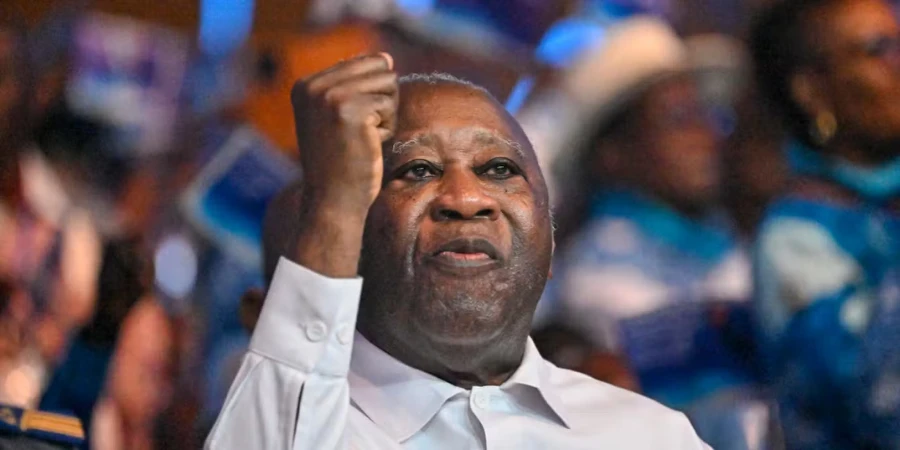 Image de Politique. À l’approche de la présidentielle de 2025, Laurent Gbagbo, leader charismatique du Parti des Peuples Africains-Côte d’Ivoire (PPA-CI), affiche une détermination sans faille. De retour sur la scène politique après ses démêlés judiciaires à la Cour pénale internationale (CPI), l’ex-président ivoirien entend reconquérir le pouvoir d’État, galvanisant ses partisans tout en se préparant à affronter les défis électoraux dans un climat politique tendu. Un discours mobilisateur pour galvaniser ses troupes Samedi dernier, dans son village natal de Mama, Laurent Gbagbo a pris la parole devant la Ligue des jeunes du PPA-CI. Il a livré un message empreint de détermination, exhortant ses partisans à se mobiliser pour le scrutin de 2025. "Ce qui est important, c’est que l’an 2025 est une année électorale et que nous allons compétir. Et nous voulons gagner les élections. C’est tout !", a-t-il déclaré avec assurance. Ce discours, qui sonne comme une déclaration de guerre politique, marque un tournant pour l’opposition ivoirienne. Laurent Gbagbo, bien que privé de ses droits civiques, continue de se positionner comme un acteur incontournable de la scène politique. Son message vise autant à rassembler ses partisans qu’à démontrer qu’il reste une force politique à prendre au sérieux. Si Gbagbo affiche sa confiance, il n’en demeure pas moins conscient des obstacles à surmonter. Parmi ceux-ci, la fraude électorale figure en tête de ses préoccupations. "Chers jeunes gens, préparez-vous parce que les élections seront dures. Ce n’est pas parce que nous craignons les difficultés, mais la seule difficulté que nous craignons, c’est la fraude. Mais nous allons y aller et on va gagner", a-t-il affirmé. Cette vigilance témoigne de la méfiance historique de Gbagbo envers le système électoral ivoirien, marqué par des tensions et des accusations de manipulation lors des scrutins précédents. Ce message s’adresse également à ses adversaires, posant un avertissement clair sur sa volonté de veiller à des élections transparentes. Une scène politique ivoirienne sous tension La Côte d’Ivoire s’apprête à entrer dans une période de turbulences politiques à mesure que l’échéance électorale de 2025 approche. Le président sortant, Alassane Ouattara, n’a pas encore officialisé sa candidature, mais des sources proches du RHDP laissent entendre qu’il pourrait se représenter. Cette incertitude maintient le paysage politique en suspens. Parallèlement, l’opposition se structure autour de figures majeures telles que Tidjane Thiam, récemment propulsé à la tête du PDCI. Toutefois, le parti est divisé, avec l’émergence des ambitions de Jean-Louis Billon, qui aspire lui aussi à représenter le PDCI à l’élection présidentielle. Ces dissensions internes compliquent la tâche de l’opposition, qui peine à trouver une stratégie unifiée. Laurent Gbagbo, conscient de la nécessité de rassembler, appelle à une opposition soudée pour maximiser ses chances face au RHDP. "Nous devons travailler ensemble pour obtenir des élections transparentes, crédibles et inclusives", a-t-il déclaré. Dans cette optique, des discussions sont en cours avec des leaders d’opposition tels que Pascal Affi N’Guessan (FPI), Simone Ehivet Gbagbo (MGC), Guillaume Soro (GPS) et Charles Blé Goudé (COJEP). Cette stratégie vise à renforcer la capacité de l’opposition à faire face à un adversaire solidement ancré au pouvoir. Un enjeu crucial pour l’avenir de la Côte d’Ivoire Au-delà des alliances politiques, Laurent Gbagbo considère cette élection comme une opportunité de redéfinir le destin de la Côte d’Ivoire. "La présidentielle est la mère des élections. Dès que tu la gagnes, tu as tout gagné", a-t-il rappelé à ses partisans, soulignant l’importance de cet enjeu pour l’avenir du pays. Fort de son expérience, Gbagbo entend mobiliser toutes les forces vives de son parti pour relever ce défi. Son objectif est clair : rétablir une gouvernance qui, selon lui, place les intérêts du peuple ivoirien au cœur des priorités. Pour Gbagbo, le retour au pouvoir ne repose pas uniquement sur le soutien populaire, mais également sur une préparation minutieuse et une vigilance accrue. Il a exhorté ses militants à se tenir prêts, tant sur le terrain que dans les instances de surveillance des scrutins. "Il ne suffit pas de voter, il faut aussi protéger le vote", a-t-il insisté. Cette stratégie reflète une volonté de tirer les leçons des erreurs du passé et d’adopter une approche pragmatique face aux défis à venir. Malgré les années passées loin du pouvoir, Laurent Gbagbo reste une figure politique influente en Côte d’Ivoire. Sa base militante, principalement constituée de fidèles attachés à ses idéaux de souveraineté et de justice sociale, constitue un atout majeur dans sa quête de reconquête du pouvoir. Cependant, ses adversaires soulignent les défis liés à son passé et à sa capacité à rassembler une opposition fragmentée. Pour certains, son retour en politique pourrait raviver les tensions dans un pays encore marqué par les divisions. Alors que la Côte d’Ivoire s’apprête à vivre une nouvelle page de son histoire politique, une question demeure : comment Laurent Gbagbo et l’opposition parviendront-ils à surmonter les divisions et à construire une alternative crédible face au RHDP pour garantir des élections véritablement inclusives et apaisées ?