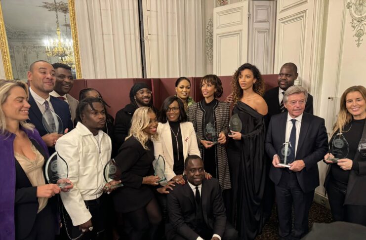 Image de Célébrités. Le 25 novembre 2024, la scène politique et culturelle française a été le théâtre d’un événement symbolique et marquant : Didi B, le rappeur ivoirien, a reçu le prestigieux **Prix de l'Excellence de la Jeunesse** au Sénat français. Cette distinction, remise en présence de plusieurs figures de la politique et de la société civile, incarne à la fois la reconnaissance d’une carrière musicale qui fait rayonner la Côte d'Ivoire à l’international et un message fort pour la jeunesse africaine. Mais derrière cette distinction, se cache une histoire de parcours difficile, de lutte et de résilience, ainsi qu'une réflexion sur le rôle que les artistes peuvent jouer dans les transformations sociales. I. Didi B : Un Parcours Musical Hors du Commun Didi B, de son vrai nom Abdoul Bamba, est l'un des visages les plus emblématiques du rap ivoirien. Avec un flow unique, des textes profonds et un engagement visible dans ses prises de position, il n’a cessé d’attirer l’attention sur la scène internationale. Cependant, cette récompense suscite aussi des interrogations sur la place des artistes africains dans les institutions occidentales et sur la manière dont la culture du continent est perçue à l’étranger. À travers cet article, nous analyserons l'impact de cette distinction, les enjeux qu'elle soulève et son incidence sur l’évolution du rap ivoirien et plus largement sur la culture urbaine en Afrique. Né à Abidjan, Didi B a connu des débuts modestes dans le monde de la musique. Évoluant dans un environnement où la musique populaire était dominée par des genres traditionnels et le coupé-décalé, il a su imposer son style en mêlant les influences occidentales et africaines. Très tôt, il s’est fait remarquer par sa capacité à aborder des sujets sociaux et politiques avec une grande finesse, tout en restant accessible à un large public. Le rap ivoirien n’a pas toujours joui de la reconnaissance qu’il mérite, mais Didi B a été l'un des pionniers qui ont contribué à changer cette dynamique. À travers ses albums, il a su intégrer des sonorités internationales tout en conservant une identité profondément ancrée dans son pays et son continent. Il a également su s’entourer de talents locaux et collaborer avec des artistes français, renforçant ainsi les ponts entre les scènes musicales d'Afrique et d'Europe. Cette ascension fulgurante a cependant été semée d’embûches. Comme beaucoup d'artistes dans un environnement où la reconnaissance ne se fait pas toujours au mérite, Didi B a dû surmonter des obstacles, tant au niveau de l'industrie musicale qu’en termes de perceptions culturelles. Sa consécration au Sénat français est donc le fruit d’un parcours résolument marqué par l’adversité. II. Le Prix de l'Excellence de la Jeunesse : Un Symbole d’Ouverture Culturelle Le Prix de l'Excellence de la Jeunesse, décerné par le Sénat français, a pour vocation de récompenser des jeunes qui se sont distingués dans leur domaine d’activité, qu’il s’agisse de la culture, de l’art, des sciences ou de l'engagement social. Cette distinction revêt un caractère symbolique fort, car elle témoigne de la volonté des institutions françaises de mettre en lumière des talents issus des communautés africaines, souvent sous-représentées dans les sphères institutionnelles européennes. Pour Didi B, ce prix va au-delà de la simple reconnaissance de son talent artistique. Il marque également une forme de validation internationale de la culture urbaine ivoirienne et, par extension, de la culture africaine. Mais cette distinction interroge aussi sur les critères qui poussent les institutions occidentales à mettre en avant certains artistes. Est-ce le talent pur qui est mis en avant, ou est-ce avant tout la capacité à transcender les frontières culturelles et à attirer un public international ? Les enjeux de la reconnaissance culturelle sont multiples. En effet, à une époque où la mondialisation pousse les artistes à se redéfinir et à réinventer leurs modes d’expression, la question de l'influence culturelle entre le continent africain et les pays européens reste d'actualité. Le choix du Sénat de récompenser Didi B, un artiste d’origine ivoirienne, soulève une question fondamentale : quel rôle les artistes jouent-ils dans la construction des liens entre les nations et dans la redéfinition des rapports culturels post-coloniaux ? III. Le Rôle des Artistes dans la Société Contemporaine : Un Engagement Politisé Au-delà de la musique, Didi B est un porte-parole des préoccupations de la jeunesse ivoirienne et, plus largement, de la jeunesse africaine. Par ses textes, il aborde des thèmes variés, allant des difficultés économiques de son pays aux questions de justice sociale et d’inégalité. Il n’hésite pas à prendre position sur des sujets sensibles, ce qui lui a valu une forte popularité, mais aussi des critiques de certains secteurs conservateurs. Sa récompense au Sénat français met en lumière le pouvoir de la culture comme outil de dialogue entre les jeunes générations et les institutions politiques. Dans un monde où les grandes questions sociétales – comme la lutte contre le racisme, l’injustice ou la protection de l’environnement – sont au cœur des préoccupations internationales, les artistes sont souvent les premiers à faire entendre des voix nouvelles et à proposer des solutions créatives aux problèmes contemporains. Didi B incarne cette jeunesse qui se rebelle, qui refuse le silence et qui utilise son art pour revendiquer une place dans le débat public. Sa récompense au Sénat français est ainsi un message clair : la jeunesse africaine a quelque chose à dire, et ses voix ne doivent pas être ignorées. IV. L’Impact de la Distinction : Une Ouverture sur l’Afrique et le Monde Le fait que Didi B ait été récompensé dans un lieu aussi prestigieux que le Sénat français témoigne d’une évolution dans la perception de la culture africaine en Europe. Bien que la France entretienne des relations complexes avec l’Afrique, notamment en raison du passé colonial, cette récompense indique une ouverture croissante à des formes de cultures venues d’Afrique, en particulier dans les milieux artistiques. Cela pose la question de la place de la culture africaine dans le monde occidental. Mais ce geste soulève aussi une question d’identité : que signifie être un artiste africain en Europe en 2024 ? Faut-il se conformer à un modèle occidental pour être accepté et récompensé, ou peut-on rester fidèle à ses racines tout en accédant à la reconnaissance internationale ? Il est également essentiel de s’interroger sur l'impact de cette distinction pour les jeunes Africains. Didi B devient un modèle pour de nombreux jeunes qui, à travers lui, peuvent croire en la possibilité de se faire une place sur la scène mondiale. Mais l’enjeu dépasse le cadre individuel : cette récompense a-t-elle un impact sur les politiques culturelles entre l'Afrique et l'Occident ? Didi B, en recevant le Prix de l’Excellence de la Jeunesse, incarne une jeunesse qui refuse de rester dans l’ombre. Mais au-delà de sa carrière, il soulève des enjeux cruciaux concernant la reconnaissance de la culture africaine dans le monde. Si les artistes ont toujours joué un rôle d’avant-garde dans la société, leur place dans les institutions et leur rôle dans les rapports entre le continent africain et les pays occidentaux continuent d’interroger. À l’avenir, comment les artistes africains continueront-ils à redéfinir les frontières culturelles et à influencer les débats mondiaux ? Les institutions mondiales seront-elles prêtes à soutenir cette évolution sans réserve, ou faudra-t-il encore prouver la légitimité de la culture africaine dans un monde où les rapports de pouvoir restent souvent inégaux ?