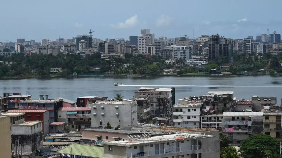 Image de Faits Divers. La récente opération de sécurité menée à Koumassi, un quartier populaire d’Abidjan, a fait couler beaucoup d'encre. Des membres présumés d'un réseau terroriste lié à l'État islamique (EI) ont été arrêtés, marquant un tournant dans la lutte antiterroriste en Côte d'Ivoire. Cette arrestation, menée dans le cadre d'une vaste opération de sécurité, intervient alors que le pays cherche à renforcer ses dispositifs de prévention contre l'extrémisme violent. Si l'ampleur et les détails de l'enquête restent en grande partie confidentiels, cet incident met en lumière une réalité inquiétante : l'infiltration de groupes djihadistes dans certains foyers urbains en Afrique de l'Ouest. L'Ivoirien, comme beaucoup d'autres Africains, est désormais confronté à la montée en puissance de ces mouvements, souvent alimentés par des réseaux internationaux, qui exploitent les vulnérabilités économiques et sociales des jeunes pour diffuser leur idéologie extrémiste. Mais au-delà des faits, cette affaire soulève plusieurs questions cruciales concernant la sécurité nationale, les stratégies de lutte contre le terrorisme et le rôle croissant des forces de l'ordre dans le contrôle des zones urbaines sensibles. En outre, elle rappelle que les menaces de l'extrémisme islamique, bien que présentes, sont complexes et multiformes. Une opération d'envergure : les détails d'un démantèlement rapide Les autorités ivoiriennes ont mené une opération d’envergure qui a permis de démanteler un réseau présumé affilié à l’État islamique. Selon les premiers rapports, les arrestations se sont produites à Koumassi, un quartier d’Abidjan réputé pour sa forte densité de population et ses défis socio-économiques. Les forces de sécurité ont agi rapidement après avoir intercepté des informations sur des activités suspectes menées par des individus liés à des réseaux djihadistes internationaux. Cette intervention met en exergue la coopération croissante entre les services de renseignement nationaux et les forces de sécurité. Au-delà des arrestations, l’opération a permis de saisir des documents et du matériel informatique, potentiellement crucial pour démanteler le réseau et comprendre la portée de son implantation sur le territoire ivoirien. Bien que la Côte d’Ivoire ait longtemps été perçue comme une zone relativement stable en comparaison avec d’autres pays de la région, le pays fait face à une recrudescence des menaces terroristes. Cette situation s’inscrit dans une dynamique plus large, où l’État islamique et ses alliés cherchent à étendre leur influence sur le continent africain, notamment en Afrique de l'Ouest et au Sahel. Les récentes attaques terroristes dans les pays voisins, tels que le Burkina Faso, le Mali et le Niger, ont renforcé les préoccupations des autorités ivoiriennes. Les groupes armés liés à l’EI, comme le Groupe de soutien à l’islam et aux musulmans (GSIM), ont intensifié leurs actions dans la sous-région, exacerbant les tensions ethniques et religieuses. Le démantèlement de ce réseau à Koumassi pourrait être un signe que la menace djihadiste se rapproche des grandes villes ivoiriennes, jusque-là relativement épargnées. Les facteurs propices à l'extrémisme : pauvreté, chômage et désillusion Dans un contexte où le chômage des jeunes et la pauvreté demeurent des problèmes structurels en Côte d'Ivoire, les recruteurs des groupes djihadistes trouvent un terreau fertile pour leur propagande. L’extrémisme, particulièrement celui lié à des groupes comme l'EI, s'appuie sur un discours qui exploite les frustrations et les désillusions des jeunes, en quête de sens et d’appartenance. Ces jeunes, souvent laissés pour compte dans un pays en pleine transition économique, se voient alors attirés par des promesses de gloire et d’émancipation. Koumassi, avec ses quartiers populaires densément peuplés, devient un terrain de recrutement privilégié pour ces réseaux. La tentation pour certains jeunes d'adhérer à une idéologie violente se trouve renforcée par un manque d’opportunités économiques, la marginalisation sociale et parfois la désillusion face à un système politique jugé corrompu. Si la Côte d'Ivoire a su réagir rapidement à cette menace, il est évident que la lutte contre le terrorisme nécessite une coopération renforcée avec les pays voisins et les partenaires internationaux. Le soutien logistique, l’échange d’informations et l’appui en matière de formation des forces de sécurité sont des éléments essentiels pour contrer efficacement la menace terroriste. Dans cette perspective, la Côte d'Ivoire a intensifié sa collaboration avec des acteurs internationaux comme la France, les États-Unis et les pays de l’Union européenne. Le pays est également un acteur clé dans la mise en place de la force conjointe du G5 Sahel, qui regroupe cinq pays de la région (Mali, Burkina Faso, Niger, Mauritanie et Tchad) pour combattre le terrorisme. Une société ivoirienne face à de nouvelles tensions L’arrestation de ces présumés terroristes à Koumassi soulève également des questions sur l’équilibre fragile entre sécurité et liberté. En effet, face à une menace grandissante, les autorités doivent naviguer entre la nécessité de sécuriser les citoyens et la préservation des droits fondamentaux, notamment la liberté d’expression et de réunion. Dans certaines zones urbaines sensibles, comme Koumassi, l’implantation de réseaux djihadistes pourrait alimenter des tensions intercommunautaires, notamment entre musulmans et chrétiens, qui cohabitent dans ces espaces à forte densité. La politique de sécurité ne doit pas être perçue comme une stigmatisation d’une communauté, mais comme une approche inclusive visant à préserver la cohésion sociale. Une fois le réseau démantelé, la question suivante se pose : comment prévenir la radicalisation des jeunes vulnérables ? Les autorités ivoiriennes et les organisations non gouvernementales devront redoubler d’efforts pour offrir des alternatives concrètes à ceux qui, en raison de la pauvreté ou du manque de perspectives, sont séduits par les idéologies extrémistes. Des programmes de réintégration, de sensibilisation et de réhabilitation devront être mis en place pour soutenir ces jeunes, leur offrir des opportunités d’éducation et d’emploi, et les aider à se détacher des discours de haine. La société ivoirienne devra également jouer un rôle crucial en s'attaquant aux causes profondes de la radicalisation, à savoir les inégalités sociales et économiques, et promouvoir un modèle de développement inclusif. Le démantèlement du réseau lié à l’État islamique à Koumassi est un signal fort des capacités de réaction de la Côte d’Ivoire face à la menace terroriste. Cependant, cette victoire en matière de sécurité soulève des interrogations sur la durée et la nature de cette menace. La Côte d'Ivoire saura-t-elle anticiper les prochaines attaques et renforcer sa résilience face à l'extrémisme ? En réponse à ces questions, la priorité doit rester l’élargissement de la coopération régionale et internationale, mais aussi une approche centrée sur la prévention et la réintégration des jeunes susceptibles d’être attirés par de tels mouvements. Alors que la menace terroriste semble se rapprocher des grandes agglomérations africaines, quels moyens seront mis en œuvre pour renforcer la sécurité tout en préservant la cohésion sociale et l’unité nationale ?