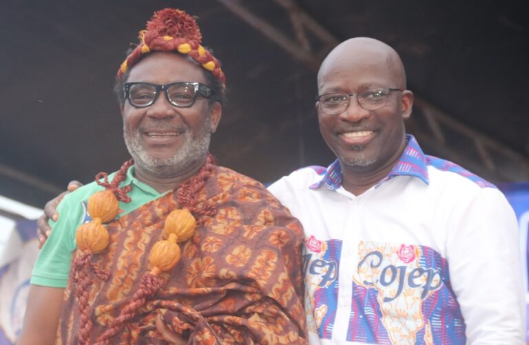 Image de Politique. Depuis plusieurs mois, l’atmosphère politique en Côte d’Ivoire est marquée par un retour sur le devant de la scène de deux figures emblématiques : Charles Blé Goudé, leader du Congrès Panafricain pour la Justice et l’Égalité, et Laurent Gbagbo, ancien président du pays. Leurs retrouvailles politiques, après plusieurs années d'exil et de tension, ouvrent un nouveau chapitre dans le paysage politique ivoirien. Le tout dernier développement de cette saga : un défi lancé par Blé Goudé à Gbagbo, lors d’un rassemblement à Gagnoa, fief historique du clan Gbagbo. Cette prise de parole a secoué la scène politique, suscitant un éventail de réactions parmi les partisans des deux leaders et au-delà. Mais au-delà du duel personnel, cet affrontement symbolise aussi une lutte plus large pour l’influence et la réconciliation d’une nation encore fragilisée par son passé tumultueux. Cet article se propose de décrypter les enjeux d’un tel défi, d’évaluer ses conséquences possibles sur la politique ivoirienne et de questionner le rôle de ces figures dans la consolidation de la paix et de la justice. Un défi retentissant à Gagnoa : le symbole d'un affrontement historique Le 15 novembre 2024, lors d’un meeting à Gagnoa, Charles Blé Goudé a lancé un défi direct à Laurent Gbagbo, en affirmant : "Je suis prêt à relever le défi politique de Laurent Gbagbo, là où il veut, quand il veut". Ces propos ont immédiatement créé une onde de choc dans les rangs de ses partisans, mais également dans ceux du camp Gbagbo, qui considère encore Blé Goudé comme un ancien allié de lutte. Gagnoa, ville symbolique du centre-ouest de la Côte d'Ivoire, est bien plus qu'un simple lieu géographique pour les deux hommes. C’est un territoire marqué par des événements clés de la crise post-électorale de 2010-2011, qui a opposé le camp Gbagbo à celui d'Alassane Ouattara. Laurent Gbagbo, ancien président déchu, a toujours considéré Gagnoa comme son bastion historique, et l’idée d’un affrontement politique sur ce terrain, loin d’être anodine, relève d’une forme de défiance ouverte. "Gagnoa est mon fief. Mais ce n’est pas ce qui compte aujourd’hui, ce qui compte, c’est le destin de la Côte d'Ivoire", a réagi un membre de son entourage à la suite de cette déclaration. Pour Charles Blé Goudé, ce défi va au-delà de la simple rivalité personnelle. Il représente un appel à la reconquête du pouvoir, à une prise de parole forte dans un contexte politique où la réconciliation semble toujours aussi fragile. Après plusieurs années passées à l’écart du jeu politique, Blé Goudé s’affirme désormais comme une alternative crédible face à un Laurent Gbagbo, figure historique mais vieillissante de la politique ivoirienne. Le retour de Charles Blé Goudé en Côte d'Ivoire en 2021, après une acquittement à La Haye, a été accueilli avec ambivalence. S’il est salué par ses partisans comme un héros de la lutte pour la justice, son passé militant pendant la guerre civile, notamment son rôle dans la mobilisation de la jeunesse patriote, continue de diviser l’opinion publique. Blé Goudé a néanmoins su se positionner comme un acteur politique incontournable, appelant à une réconciliation nationale sincère et à un renouveau du leadership politique ivoirien. Lors de son discours à Gagnoa, Blé Goudé a souligné : "Nous avons un devoir envers la jeunesse de notre pays, celui de construire un avenir commun, loin des rancunes du passé." Cette déclaration, même si elle a été perçue comme une tentative de prendre de la hauteur sur les querelles du passé, démontre également la volonté du leader de se démarquer des divisions historiques tout en marquant son retour en force sur la scène politique. Cette posture a certainement plu à de nombreux jeunes Ivoiriens, notamment ceux des régions rurales et périphériques, qui voient en Blé Goudé un porte-voix de leurs espoirs et de leurs frustrations. En revanche, les partisans de Laurent Gbagbo et une partie de la classe politique ivoirienne, toujours hantés par les échos de la guerre civile, restent prudents et se méfient des intentions de l’ancien ministre de la Jeunesse. Laurent Gbagbo : Un ancien président face à un dilemme politique De son côté, Laurent Gbagbo, figure tutélaire de la politique ivoirienne, semble aujourd'hui pris dans un dilemme. Après son acquittement par la Cour pénale internationale (CPI) en 2019, l'ancien président, bien que toujours très respecté, doit composer avec une double réalité : celle de leader d'un parti politique, le Front Populaire Ivoirien (FPI), et celle d’un homme vieillissant, sans la même emprise qu’auparavant sur les masses populaires. L’initiative de Blé Goudé, en l’invitant ainsi ouvertement à un duel politique, l’oblige à redéfinir sa stratégie. Si Gbagbo a encore une base solide de partisans fidèles, nombreux sont ceux qui se demandent si l’ancien président ne devrait pas céder la place à de nouvelles générations de leaders. D’un autre côté, la politique ivoirienne semble prête à accueillir une évolution de la ligne du FPI, en particulier en ce qui concerne la gestion de la réconciliation nationale. À cet égard, l’ex-président semble, pour le moment, hésiter entre maintenir son leadership ou accepter un passage de témoin à ses jeunes lieutenants. Il faut aussi considérer les répercussions politiques de cette rivalité sur l’ensemble du paysage ivoirien. Le défi lancé par Blé Goudé pourrait raviver des tensions, notamment entre les partisans du président actuel, Alassane Ouattara, et ceux qui se réclament encore du camp Gbagbo. Les cicatrices laissées par la guerre civile et la crise post-électorale sont loin d’être refermées, et chaque prise de parole publique des deux leaders suscite des débats passionnés et parfois violents. L’enjeu politique qui sous-tend cet affrontement n’est pas seulement une question de pouvoir personnel, mais aussi de réconciliation et de pacification sociale. Depuis la fin de la guerre civile, la Côte d'Ivoire a fait de nombreux efforts pour rétablir la paix. Mais chaque époque de turbulences semble donner naissance à de nouveaux acteurs et à de nouvelles tensions. Le défi lancé par Blé Goudé pourrait-il conduire à une relance du dialogue national, ou bien engendrer une division plus profonde dans la société ivoirienne ? Il ne faut pas oublier que Blé Goudé, tout comme Gbagbo, incarne une partie de l’histoire contemporaine de la Côte d’Ivoire. Les deux hommes ont été au cœur des luttes politiques, et une confrontation entre eux n’est jamais anodine. Leurs actions ont modelé la trajectoire du pays, et il est fort probable que cette nouvelle dynamique redonne lieu à un renouveau des clivages politiques traditionnels. La question de la réconciliation est au cœur des préoccupations de nombreux Ivoiriens, qui attendent des leaders politiques qu'ils agissent dans le sens d’une véritable unité nationale. Cependant, avec des rivalités aussi profondes et des enjeux aussi forts, la réconciliation semble un processus long et complexe. La scène politique ivoirienne se trouve aujourd'hui à un tournant. Entre la jeunesse, qui réclame du changement, et les anciens leaders, porteurs d’une histoire douloureuse, où le pays se dirige-t-il vraiment ? Le défi de Charles Blé Goudé, tout comme la position de Laurent Gbagbo, met en lumière l’incertitude d’une nation en quête de stabilité, mais encore divisée par son passé. Alors que la Côte d’Ivoire entre dans une nouvelle phase de son histoire politique, le véritable défi réside peut-être dans la capacité des acteurs à dépasser les fractures du passé. La réconciliation pourra-t-elle réellement se faire à travers ces affrontements politiques, ou bien est-elle vouée à être une quête toujours en devenir ?