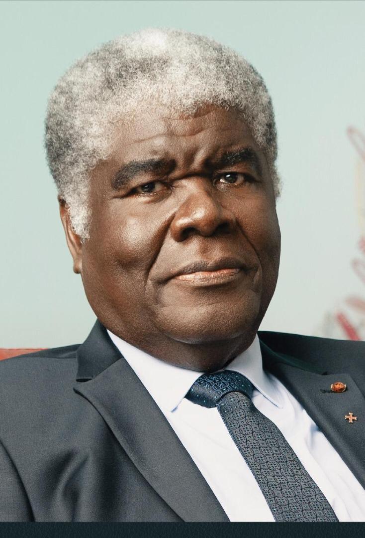 Image de Politique. Depuis sa naissance à Abiaté, un village de la région de Dabou, le 1er janvier 1952, Robert Beugré Mambé a marqué l'histoire politique de la Côte d'Ivoire par son dévouement au service de son pays. Homme politique de premier plan, il incarne l'image d'un dirigeant pragmatique et visionnaire qui a su se tailler une place de choix dans les arcanes du pouvoir ivoirien. Nommé Premier ministre en octobre 2023, sa trajectoire est celle d'un homme d'État animé par une profonde volonté de transformation. De ses premiers pas dans l'éducation à sa nomination en tant que Premier ministre, le parcours de Robert Beugré Mambé est celui d'un homme d'exception, forgé par des années d'engagement et de responsabilité. Une ascension marquée par le service à la Nation Le nom de Robert Beugré Mambé résonne dans les sphères politiques ivoiriennes, mais son histoire est également celle d'un homme forgé par une carrière d'exception. Originaire d'Abiaté, une localité située dans la région de Dabou, au cœur du pays Akan, Mambé n'a pas tardé à se distinguer par son engagement. Dès ses premières années scolaires, il démontre un goût prononcé pour les sciences et les mathématiques, un intérêt qui marquera le reste de sa vie professionnelle. Son parcours académique débute dans les années 1970, lorsqu’il obtient son baccalauréat scientifique en 1971. Ce diplôme le propulse dans un cursus universitaire exigeant : de 1971 à 1973, Robert Beugré Mambé suit une classe préparatoire en mathématiques supérieures, puis poursuit en mathématiques spéciales. Cette rigueur intellectuelle est le prélude d'une carrière professionnelle brillante. Sa décision de poursuivre ses études à l’École nationale supérieure des travaux publics (ENSTP) de Yamoussoukro témoigne de sa volonté de contribuer au développement de son pays à travers les infrastructures et la gestion des projets d’envergure. Diplômé en 1976, Mambé obtient un diplôme d’ingénieur des travaux publics, une spécialisation qui lui confère une expertise essentielle dans le domaine de l’aménagement du territoire. L'orientation européenne de sa formation est également marquante : en 1977, il bénéficie d'une bourse européenne qui lui permet d’obtenir un diplôme d'études approfondies (DEA). Ce financement, véritable tremplin pour son avenir, lui ouvre de nouvelles perspectives d’engagement. Ces années d'étude à l'étranger lui permettent non seulement de perfectionner ses compétences techniques, mais aussi d’acquérir une vision plus large de la gestion publique et des défis de développement dans les pays émergents. Le leadership dans la gestion des infrastructures et le développement urbain À son retour en Côte d'Ivoire, Robert Beugré Mambé met ses compétences au service de la nation. Son parcours professionnel est ponctué de multiples responsabilités dans la gestion des infrastructures et de l’aménagement du territoire. Il occupe des fonctions importantes dans les ministères des Infrastructures et des Travaux publics, où il contribue activement à la réalisation de grands projets d’infrastructures qui marquent l’essor économique du pays. De la construction d’autoroutes à la modernisation des infrastructures portuaires, son rôle s’avère déterminant dans le développement d’Abidjan, la capitale économique de la Côte d'Ivoire. L’une de ses missions les plus notables reste son poste de gouverneur du district autonome d'Abidjan, qu’il occupe de 2011 à 2023. Cette fonction de grande envergure lui confère une influence majeure dans la gestion de la capitale économique ivoirienne. Sous son gouvernorat, Abidjan a connu un véritable renouveau. Mambé a piloté plusieurs réformes visant à améliorer les conditions de vie des Abidjanais, notamment dans les domaines de l’urbanisme, de la sécurité, et de la gestion des infrastructures. L'une des grandes réussites de son mandat demeure la réhabilitation de nombreux quartiers et la gestion des défis liés à l'urbanisation galopante de la ville. En tant que gouverneur, Mambé a également mis en place des stratégies pour renforcer la gouvernance locale. Son action a été marquée par une volonté de rendre la gestion des services publics plus efficiente, tout en cultivant des partenariats avec le secteur privé pour dynamiser l’économie locale. Son approche pragmatique et son leadership éclairé ont permis à la ville de se moderniser, tout en intégrant les enjeux environnementaux et sociaux qui accompagnent un développement rapide. Outre ses fonctions de gouverneur, Robert Beugré Mambé s’illustre également dans le domaine politique. Il est élu député de la circonscription électorale de Songon, où il représente ses concitoyens au sein de l'Assemblée nationale. Son passage à l'Assemblée nationale confirme son engagement pour l’amélioration des conditions de vie de ses administrés, et pour la défense des intérêts de la Côte d'Ivoire sur la scène politique nationale. Dans cette arène, Mambé est perçu comme un homme pragmatique, préférant l’action aux discours. Il se distingue par sa capacité à travailler en coalition avec d'autres acteurs politiques pour faire avancer des projets d'envergure. Il se positionne ainsi comme un pilier de la stabilité politique de son pays. Sa réputation de travailleur acharné, de gestionnaire de crise et de visionnaire fait de lui un acteur incontournable de la scène politique ivoirienne. Le Premier ministre d'une nouvelle ère : une nomination stratégique pour la Côte d'Ivoire Le 16 octobre 2023, Robert Beugré Mambé est nommé Premier ministre de la Côte d'Ivoire, un poste qui couronne une carrière de plusieurs décennies d’engagement public. À peine nommé, il forme un gouvernement de 33 ministres, une équipe qu’il conçoit comme une réponse aux défis multiples que rencontre le pays. Cette nomination, perçue comme un choix stratégique, témoigne de la confiance du président Alassane Ouattara en ses capacités à gérer la complexité des enjeux contemporains, aussi bien politiques qu’économiques. Le Premier ministre Mambé hérite d’une Côte d'Ivoire marquée par des défis économiques, sociaux et environnementaux. Dans un contexte post-pandémie et face aux crises mondiales qui affectent l'Afrique, sa nomination semble être une réponse aux besoins de stabilité et de pragmatisme. Il incarne une rupture avec les anciennes pratiques tout en restant ancré dans les valeurs de la gouvernance responsable et de la réconciliation nationale. La création de son gouvernement reflète son ambition de bâtir une équipe solide et diversifiée, capable de répondre aux besoins d'une population en quête de justice sociale, de développement économique et de prospérité. Sa politique se veut inclusive et orientée vers une gestion rigoureuse des ressources publiques. À travers ses premières déclarations et mesures, il annonce une feuille de route qui privilégie le renforcement des infrastructures, le développement rural, et la jeunesse. Alors que la Côte d'Ivoire s’apprête à relever des défis économiques complexes, Robert Beugré Mambé se positionne comme un homme capable de conduire la nation vers un avenir prospère et stable. Son approche pragmatique du développement, fondée sur une gestion rigoureuse des ressources et la promotion de l’inclusivité sociale, sera mise à l’épreuve dans les mois et années à venir. La question qui se pose aujourd’hui est de savoir si son style de gouvernance pourra véritablement transformer les aspirations des Ivoiriens en actions concrètes. À travers son parcours, Mambé a démontré une capacité à fédérer, à gérer et à prendre des décisions audacieuses. Mais face aux défis mondiaux, aux tensions sociales et aux pressions économiques, sera-t-il en mesure de maintenir la stabilité et d’assurer un développement durable pour son pays ? À l’aube de ce nouveau chapitre de son histoire politique, Robert Beugré Mambé incarne-t-il l’espoir d’une Côte d'Ivoire forte et unie, capable de relever les défis du XXIe siècle ?