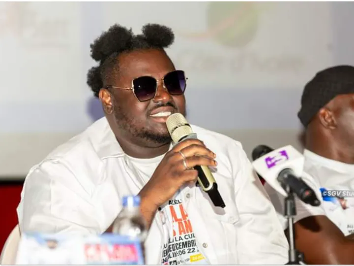 Image de Musique/Radio. Le 27 décembre 2024, Abomé L'Eléphant, l’artiste ivoirien adoré des enfants et figure montante de la musique festive, s'apprête à enflammer le Palais de la Culture d'Abidjan. À l'occasion de cet événement tant attendu, l'artiste a donné un aperçu exclusif de ce qui promet d'être une soirée spectaculaire, riche en émotions et en surprises. Lors d’une conférence de presse tenue le 27 novembre 2024, Abomé L'Eléphant a partagé ses ambitions pour ce concert historique et dévoilé les raisons profondes qui nourrissent son choix de thème et d’ambiance. Voici un aperçu de ce qui attend le public lors de ce grand rendez-vous musical. Un concert qui s'annonce grandiose Le Palais de la Culture d'Abidjan, l'un des lieux les plus emblématiques du pays, s'apprête à recevoir un événement unique en son genre. Le 27 décembre, Abomé L'Eléphant, accompagné de ses fans et soutiens, mettra le feu à cette prestigieuse scène, transformant ce lieu en un véritable "palais des anges". Le concert, d'une durée de 90 minutes, sera une célébration de la paix, de l’amour et de la joie de vivre, des valeurs auxquelles l’artiste tient particulièrement. Abomé L'Eléphant a expliqué en conférence de presse que cette performance serait l’occasion de partager avec son public une série de surprises artistiques. "Je veux que chaque personne présente se souvienne de cette soirée, qu’elle soit emportée dans un tourbillon d’émotions et de gaieté", a-t-il déclaré. Il a également promis de "donner le meilleur de lui-même" et de rendre hommage à ses fans, qui l’ont soutenu tout au long de sa carrière. Le thème du concert, intitulé "Palais des Anges", revêt une signification particulière pour l’artiste. Abomé L'Eléphant a révélé que ce choix était motivé par son amour pour les enfants, qui sont une part essentielle de son public fidèle. "Les enfants sont une bénédiction. Je suis touché par l'amour qu'ils me portent, et il n'est pas donné à tout le monde d'être aimé par eux", a-t-il confié. Le blanc, choisi comme dress code pour l'événement, symbolise quant à lui la paix, une valeur fondamentale pour l’artiste. "Je suis un partisan de la paix, et je veux que cette soirée soit une célébration de cette harmonie, surtout dans un contexte où la paix semble parfois fragile", a-t-il ajouté. Le concept de l'événement est ainsi une invitation à vivre un moment de pure joie, mais aussi à méditer sur des valeurs profondes, à travers une ambiance feutrée et pleine de lumière. En choisissant le Palais de la Culture pour ce concert, Abomé L'Eléphant rend hommage à la culture ivoirienne et à son importance dans l’épanouissement de la jeunesse. Malgré l’envergure de l'événement, Abomé L'Eléphant aborde ce concert avec une sérénité déconcertante. "C’est une première pour moi à un tel niveau, mais je suis confiant. Je sais que tout va bien se passer", a-t-il partagé lors de la conférence de presse. Cette attitude positive témoigne de la préparation méticuleuse de l’artiste, mais aussi de la confiance qu’il a en son équipe et en ses fans pour faire de cet événement un succès retentissant. Le public attend avec impatience un concert qui devrait marquer un tournant dans la carrière de l’artiste. Abomé L'Eléphant, passé du rap à la musique festive pour enfants, a su s’adapter aux goûts de son public, tout en restant fidèle à ses racines. Cette nouvelle étape dans sa carrière, bien qu’elle soit un défi, témoigne de la volonté de l’artiste de se renouveler constamment tout en touchant les cœurs de ceux qui l’ont toujours soutenu. Lors de la conférence, Abomé L'Eléphant a également évoqué sa relation avec la musique et l’inspiration qu’il puise dans sa vie quotidienne. "Je me motive chaque jour. Lorsque tu es ta propre source de motivation, personne ne peut te décourager", a-t-il expliqué. Cette attitude de persévérance et de dévouement est sans doute ce qui lui a permis de réussir sa transition du rap à la musique festive pour enfants. "Je suis fier de voir que mes chansons sont écoutées par toutes les générations. Que ce soit les enfants ou les parents, tous m’encouragent, et c’est ce qui me pousse à aller de l’avant", a-t-il ajouté. L’artiste met ainsi en lumière l’importance de la musique dans sa vie, non seulement comme un moyen d’expression personnelle, mais aussi comme un véhicule de messages positifs, porteurs de valeurs universelles telles que l’amour, le respect et la solidarité. Un soutien sans faille de la part des autorités Lors de la conférence, Abomé L'Eléphant a également reçu des encouragements de la part des autorités locales. Koffi Marck Jolsen, représentant du ministère de la Culture et de la Francophonie, a souligné l'importance de cet événement pour la scène musicale ivoirienne. "Nous sommes heureux de voir qu’un artiste comme Abomé L'Eléphant puisse réunir un tel public autour de lui. Ce concert est une consécration bien méritée pour l’artiste, et nous espérons qu’il inspirera toute la jeunesse", a-t-il déclaré. Le soutien des institutions et des partenaires locaux est un gage de réussite pour cet événement, qui se veut être une plateforme de rayonnement de la culture ivoirienne à l’échelle internationale. Dans un esprit de solidarité, la Fondation Dam-Fsarr a annoncé qu’elle ferait don de 200 tickets pour l’événement, qui seront distribués aux enfants dans le cadre d’une opération spéciale d'arbre de Noël à Angré, un quartier d’Abidjan. Ce geste reflète l’engagement de l’artiste à offrir aux plus jeunes la possibilité de vivre ce moment exceptionnel, tout en cultivant les valeurs de partage et de bienveillance. Abomé L'Eléphant, bien connu pour sa proximité avec son public, a débuté sa carrière dans le rap avant de se réinventer et de se tourner vers la musique festive pour enfants. Ce changement de cap, bien qu’audacieux, lui a permis de conquérir une nouvelle audience, particulièrement les plus jeunes, qui le considèrent comme un modèle. Son évolution musicale, de ses débuts dans le rap à son actuelle orientation vers la musique populaire pour enfants, témoigne de sa capacité à se renouveler sans perdre de vue ses valeurs et son engagement pour la paix. Ce concert au Palais de la Culture représente un jalon important dans la carrière de l’artiste, un événement où il pourra démontrer une nouvelle fois son amour pour la musique et son public. À moins d'un mois de l’événement, l'excitation est palpable parmi les fans de l’artiste. Le Palais de la Culture se prépare à vivre un moment d'exception, avec des airs de fête, des chants, et des moments de pure joie. L’artiste a promis de faire de ce concert un événement inoubliable, et tout porte à croire qu’il tiendra sa promesse. Alors que la date approche à grands pas, une question se pose : comment un tel événement, réunissant des générations différentes autour de valeurs communes, peut-il influencer la musique ivoirienne et la jeunesse d’aujourd’hui ?