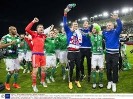 Image de Football. C’est un événement très important dans l’histoire de ce pays, déjà qualifié pour le mondial à trois (03) reprises et jamais pour L’euro. En effet, grâce à une victoire 2 :1 contre la Grèce, l’Irlande du nord a obtenu son billet pour l’Euro de juin 2016 en France. C’est une rencontre que n‘oubliera certainement pas de si tôt le peuple de ce pays. C’est un acte héroïque qu’a accompli son équipe. Mais pensez-vous que cette qualification est-elle méritée ? Pouvons-nous faire confiance à cette équipe pour l’Euro ?