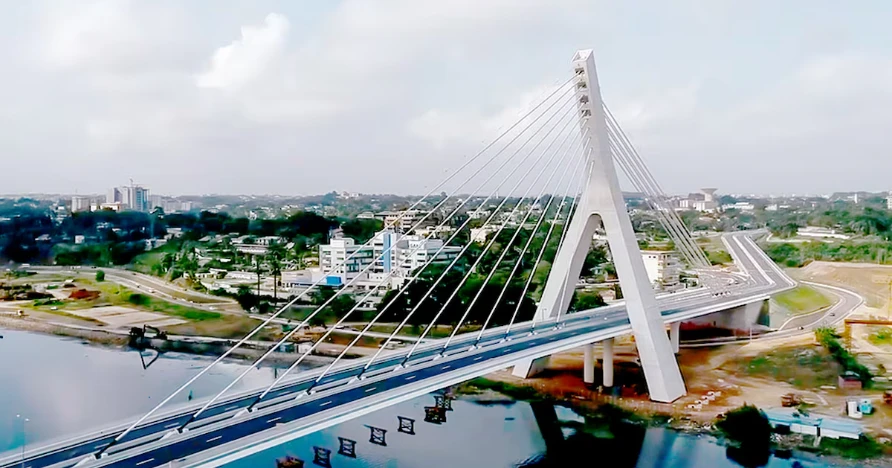 Image de Société. Top 10 des infrastructures routières en Afrique en 2024 : Le classement de la Côte d’Ivoire suscite la surprise malgré ses ponts La modernisation des infrastructures routières constitue un levier stratégique crucial pour le développement économique, social et touristique de l'Afrique. En 2024, un rapport du Forum économique mondial révèle que plusieurs pays du continent se sont distingués par la qualité et la durabilité de leurs réseaux routiers. Ces nations ont réussi à allier investissements massifs, entretien rigoureux et innovation pour renforcer la compétitivité régionale. Dans un contexte où la circulation des biens et des personnes est primordiale pour la croissance des pays africains, les infrastructures routières deviennent un facteur clé de prospérité. Parmi les leaders de ce domaine en Afrique figurent Maurice, l’Égypte, l’Afrique du Sud, le Maroc, et d’autres nations dont les progrès marquent une transformation notable. Retour sur un classement stratégique qui révèle les défis et les opportunités pour l’ensemble du continent. Un classement révélateur des dynamiques économiques en Afrique Le Forum économique mondial, organisme international connu pour ses rapports économiques influents, a récemment dévoilé son classement des pays africains avec les meilleures infrastructures routières en 2024. Ce classement, qui s'appuie sur des critères rigoureux tels que l'entretien, la modernisation et l'innovation des routes, met en lumière les efforts déployés par ces nations pour soutenir leur croissance économique et améliorer la vie quotidienne de leurs populations. Le réseau routier est désormais considéré comme bien plus qu’une simple question d’urbanisme. Il est un catalyseur essentiel du commerce, de la compétitivité régionale et du développement durable. À travers cette étude, le Forum met également en avant l'importance de l’entretien des infrastructures, soulignant que la construction seule ne suffit pas. Les pays du continent doivent prendre en compte l’impact de l’accroissement démographique et les nouveaux défis écologiques tout en développant des réseaux routiers modernes et efficaces. Le développement de ces infrastructures, notamment les autoroutes, les routes secondaires et les voies d’accès aux zones touristiques et industrielles, représente un facteur déterminant pour les pays souhaitant se positionner comme des hubs économiques en Afrique. Maurice : Un modèle d’excellence insulaire Le pays qui se distingue le plus dans ce classement est Maurice, une petite île de l’océan Indien, qui surprend par la qualité de ses infrastructures. Maurice dispose d’un réseau routier particulièrement dense, ce qui facilite une mobilité fluide sur l’ensemble du territoire insulaire. La modernisation constante de ses routes, qui inclut des autoroutes et des routes secondaires, a permis de soutenir un secteur touristique en plein essor ainsi qu’un commerce dynamique. Le pays a investi dans des projets innovants, notamment la mise en place de systèmes de transport en commun efficaces, et a accordé une attention particulière à l’entretien régulier des routes. Les routes qui relient les zones touristiques les plus prisées, comme les plages et les montagnes, sont non seulement bien entretenues, mais également dotées d’aménagements permettant de réduire l’empreinte écologique. Le succès mauricien est un modèle à suivre pour les autres nations insulaires ou petites économies africaines. L’Égypte : Une ambition pharaonique pour l’avenir L’Égypte, quant à elle, a lancé une série de projets ambitieux dans le cadre de son plan de modernisation des infrastructures. Le pays, fort de ses ressources financières et de son positionnement stratégique, a investi massivement dans le développement de ses routes. Le réseau routier égyptien relie désormais de nombreuses grandes villes, dont Le Caire et Alexandrie, facilitant ainsi le commerce et le tourisme. Les investissements dans les infrastructures ont été intégrés dans une vision plus large, visant à moderniser l’ensemble du pays, en particulier ses régions rurales, longtemps délaissées. Le gouvernement a mis en œuvre des projets d’envergure qui facilitent l’accès aux zones touristiques emblématiques comme les pyramides de Gizeh, la vallée du Nil et la mer Rouge. Ces efforts s'inscrivent dans une politique visant à relancer l’économie égyptienne en la rendant plus compétitive et attrayante pour les investisseurs internationaux. L’Afrique du Sud : Le modèle des infrastructures interconnectées L’Afrique du Sud est également un acteur majeur en matière d’infrastructures routières, surtout dans la région subsaharienne. Les autoroutes comme la N1 et la N2, qui relient les principaux hubs économiques du pays, sont des références en termes de qualité. Ces routes permettent de connecter les ports, les zones industrielles et les centres commerciaux, essentiels pour l'économie sud-africaine. Les investissements dans les infrastructures de transport soutiennent la compétitivité des entreprises sud-africaines et facilitent les échanges commerciaux à l’échelle régionale. L’Afrique du Sud est un modèle pour les autres pays d’Afrique subsaharienne, qui cherchent à développer leurs propres réseaux routiers et à relier des régions souvent isolées. Le Maroc : La locomotive du Maghreb Le Maroc se distingue par la qualité de ses autoroutes et routes rurales. Le pays a déployé des efforts remarquables pour développer un réseau routier efficace qui soutient à la fois les échanges commerciaux et le tourisme. Des villes comme Casablanca, Marrakech et Tanger sont désormais connectées par des autoroutes modernes qui facilitent les déplacements. L’une des caractéristiques de la politique marocaine en matière de transport est sa capacité à allier efficacité et développement durable. Les investissements dans la modernisation du réseau routier s’accompagnent de mesures visant à réduire l’impact écologique, telles que des travaux d’aménagement des routes en fonction des caractéristiques géographiques du pays. Le Bénin : Un progrès remarquable en Afrique de l’Ouest Le Bénin, autrefois perçu comme un petit pays en termes d’infrastructures, a réalisé des progrès significatifs ces dernières années. Les autorités béninoises ont mis en place un programme ambitieux de modernisation du réseau routier, visant à faciliter le commerce sous-régional et à améliorer la mobilité interne. Avec une attention particulière portée à la construction de routes menant vers les pays voisins, le Bénin s’impose comme un hub logistique en Afrique de l’Ouest. Ces infrastructures soutiennent l’émergence du secteur du transport et ouvrent des opportunités économiques pour les petites entreprises du pays. La Côte d’Ivoire : Une locomotive économique en mutation La Côte d’Ivoire, bien qu’elle soit encore loin des premières places du classement, a également fait des progrès notables dans le domaine des infrastructures routières. Le pays dispose de quelques axes majeurs, tels que l’autoroute Abidjan-Yamoussoukro, qui soutiennent les échanges économiques et la mobilité à travers la région. Cependant, plusieurs défis demeurent, notamment en matière d’entretien et d’élargissement du réseau pour répondre aux besoins d’une population en pleine croissance. Les projets d’extension du réseau routier, en particulier dans les zones rurales, sont essentiels pour soutenir le développement à long terme. L’un des grands enjeux pour le pays reste la réduction des inégalités entre les zones urbaines et rurales, qui demeure un défi pour le gouvernement. Le rôle des infrastructures routières dans le développement économique et social Les infrastructures routières jouent un rôle clé dans la croissance économique de l’Afrique. Elles facilitent les échanges commerciaux, réduisent les coûts logistiques et améliorent l’accès aux services essentiels. En outre, elles sont un catalyseur important du tourisme et des investissements étrangers. Mais si des progrès significatifs ont été réalisés, plusieurs défis restent à surmonter pour que l’ensemble du continent puisse tirer parti de ces infrastructures de manière optimale. La question de l’entretien, de l’adaptation aux changements climatiques et des inégalités géographiques entre les pays demeure centrale. Par ailleurs, la concurrence entre les nations africaines pour attirer les financements nécessaires à la construction de ces infrastructures continue d’être un enjeu majeur. Alors que les pays africains continuent de faire face à des défis économiques et sociaux, la question de savoir si ces infrastructures pourront soutenir le développement futur de l’Afrique reste ouverte. Les progrès réalisés en 2024 ouvrent la voie à une nouvelle ère d’interconnexion sur le continent. Mais ces infrastructures seront-elles suffisantes pour répondre aux besoins d’une population en pleine expansion et d’une économie de plus en plus mondialisée ? L’avenir des routes africaines passera-t-il par des solutions innovantes et durables ?