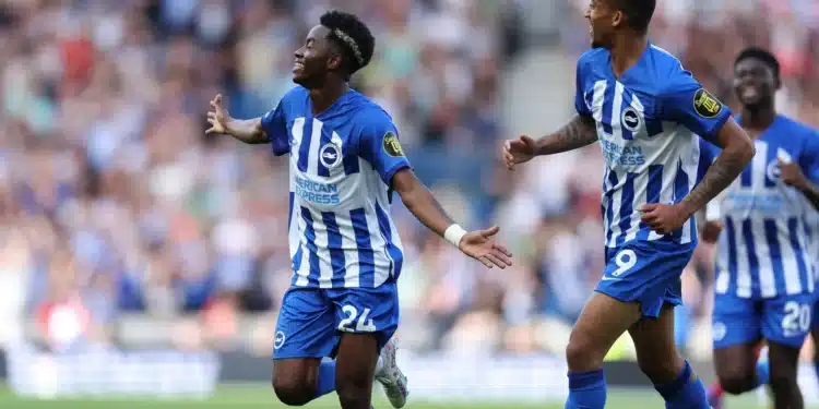 Image de Football. Simon Adingra, l’ailier ivoirien de Brighton & Hove Albion, est au cœur des rumeurs de transfert qui agitent le marché européen. Après des débuts prometteurs avec le club anglais, la situation de l’international ivoirien semble désormais incertaine. Bien qu’il ait démontré un talent certain cette saison, avec quatre buts et une passe décisive toutes compétitions confondues, il peine encore à s’imposer comme un titulaire incontournable dans une équipe où la concurrence est de plus en plus féroce. À 21 ans, Simon Adingra pourrait bien être poussé à quitter Brighton dans les mois à venir pour rejoindre un autre club, et selon les dernières informations, c’est le Borussia Dortmund qui se positionne comme un prétendant sérieux à sa signature. Dans cet article, nous explorerons l’avenir de l’ailier ivoirien, les raisons de son possible départ de Brighton, et l’intérêt grandissant des clubs européens pour son profil. L'émergence de Simon Adingra à Brighton Depuis son arrivée à Brighton & Hove Albion, Simon Adingra a fait preuve d’une grande capacité d’adaptation. Recruté dans le cadre de la stratégie de recrutement de joueurs jeunes et talentueux, le natif d’Abidjan a montré de belles qualités sur le terrain. Son style de jeu rapide, sa capacité à éliminer les défenseurs et sa vision du jeu font de lui un joueur intéressant. Cependant, malgré ces atouts, il n'a pas encore réussi à s’imposer comme un élément incontournable de l’effectif des Seagulls. Il convient de rappeler qu’Adingra n’a pas eu un début de carrière facile en Premier League. La concurrence sur le côté droit de l’attaque de Brighton est rude. Des joueurs comme Leandro Trossard, Pascal Groß ou encore Kaoru Mitoma ont souvent eu les faveurs de l'entraîneur Roberto De Zerbi, reléguant Adingra à un rôle de remplaçant. Cette situation a inévitablement limité son temps de jeu, bien qu’il ait, de temps à autre, montré des éclats de génie lorsqu’il a été sur le terrain. Mais le manque de temps de jeu, combiné à des performances en demi-teinte dans les matchs décisifs, pourrait inciter le staff de Brighton à repenser ses priorités. La Premier League, bien que très compétitive, n’est peut-être pas le meilleur endroit pour un jeune joueur comme Adingra s'il ne reçoit pas un soutien suffisant. Le jeune ivoirien pourrait envisager un départ pour évoluer dans un club où il pourrait avoir plus de chances de briller. L’intérêt de Dortmund : un nouveau défi pour Simon Adingra ? L’intérêt du Borussia Dortmund pour Simon Adingra pourrait bien offrir au joueur l’opportunité de relever un nouveau défi. L’un des clubs les plus prestigieux d’Allemagne, Dortmund a la réputation d’être un tremplin idéal pour les jeunes talents. Le club a souvent su transformer des joueurs prometteurs en stars internationales, et il semble bien que le profil d’Adingra corresponde à la politique de recrutement de Dortmund. Le Borussia Dortmund a connu des réussites notables ces dernières années en matière de recrutement de jeunes joueurs, tels que Jadon Sancho, Erling Haaland et Jude Bellingham. Tous ont quitté le club en tant que superstars, ayant perfectionné leur jeu en Bundesliga avant de faire le grand saut vers des clubs de renommée mondiale. Adingra pourrait très bien suivre cette voie. Dortmund est actuellement à la recherche de nouvelles recrues pour renforcer son attaque et sa profondeur de banc. L’ailier ivoirien serait une cible idéale, en particulier pour combler un manque de rotation sur les côtés. Avec des joueurs comme Giovanni Reyna et Julian Brandt jouant un rôle crucial, Adingra pourrait apporter de la concurrence à ces stars tout en bénéficiant d’une chance de jouer plus régulièrement. Pour le Borussia Dortmund, la venue de Simon Adingra représenterait une belle occasion d’ajouter un talent brut à son effectif. L’entraîneur Edin Terzić a l’habitude de travailler avec des joueurs jeunes et prometteurs, et Adingra, avec son potentiel, pourrait s’épanouir sous sa direction. Le Borussia Dortmund serait donc bien placé pour offrir à Adingra la visibilité et le temps de jeu dont il a besoin pour développer son potentiel. Bien que Brighton ait montré un intérêt pour garder Simon Adingra, la situation actuelle semble suggérer que son départ pourrait être bénéfique pour toutes les parties. L’ailier ivoirien est encore jeune et a tout le potentiel pour s’imposer dans l’un des cinq grands championnats européens. Cependant, le manque de régularité dans son temps de jeu pourrait freiner son développement, une situation qui le poussera peut-être à chercher un club où il pourrait évoluer à un rythme plus soutenu. Les dirigeants de Brighton pourraient également être conscients qu’un prêt ou un transfert définitif pourrait être dans l’intérêt d’Adingra. Le club a toujours cherché à promouvoir de jeunes talents tout en les prêtant à des clubs où ils peuvent obtenir de l’expérience. Si un départ s’avère être une réalité, ce serait peut-être sous forme de prêt, pour que l'ivoirien puisse continuer à se développer dans un environnement plus compétitif. En revanche, un transfert définitif permettrait à Brighton de récupérer une certaine somme d'argent pour réinvestir dans de nouveaux talents. Le marché des transferts et les raisons du départ d’Adingra Le marché des transferts est toujours un terrain mouvant, où des décisions peuvent être prises à la dernière minute. Le départ de Simon Adingra pourrait également s’expliquer par des raisons plus larges liées à l’évolution de son jeu et à la demande croissante pour des talents jeunes et prometteurs. Le profil d’Adingra, joueur rapide, technique et capable de jouer dans différents rôles offensifs, pourrait en faire un atout précieux pour plusieurs clubs européens. Cependant, il est aussi possible qu’Adingra lui-même souhaite prendre son destin en main et trouver un club où il pourra jouer régulièrement. À 21 ans, le joueur est à un tournant de sa carrière, et il est crucial qu’il maximise son temps de jeu pour peaufiner ses compétences et atteindre son plein potentiel. Dortmund pourrait être le club parfait pour cela, en raison de sa réputation d’avoir confiance dans les jeunes joueurs, mais d’autres clubs de Premier League ou de La Liga pourraient également être tentés par ses services. L’avenir de Simon Adingra semble prometteur, qu’il reste à Brighton ou qu’il parte vers un autre club. À 21 ans, il a encore un long chemin à parcourir, mais son talent est indéniable. Si le départ de Brighton se concrétise, il serait peut-être le début d’une nouvelle étape passionnante dans sa carrière. Mais quel sera le choix final du jeune ivoirien ? L’histoire des transferts nous montre que les jeunes joueurs peuvent évoluer de manière spectaculaire lorsqu’ils trouvent le bon environnement. Si Adingra part à Dortmund ou dans un autre club prestigieux, il pourrait bien devenir l’une des futures stars du football européen. Mais, à ce moment de sa carrière, il doit prendre la bonne décision : rester dans un club où la concurrence est forte ou tenter sa chance ailleurs pour progresser à un rythme plus soutenu. Alors, Simon Adingra réussira-t-il à faire le grand saut et à franchir un nouveau palier dans sa carrière en rejoignant un club de haut niveau ? Ou préférera-t-il rester à Brighton et continuer à se battre pour sa place, malgré les obstacles ?