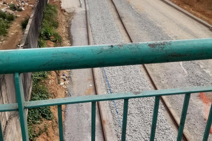 Image de Société. Le projet de construction de la ligne 1 du métro d'Abidjan avance à grands pas, franchissant une étape importante avec la pose des rails dans les quartiers d'Abobo et d'Adjamé. Un chantier qui s'étend désormais sur plusieurs kilomètres et suscite l'engouement des habitants, impatients de voir se concrétiser ce mode de transport moderne qui promet de transformer la mobilité dans la capitale économique de la Côte d'Ivoire. À travers cet article, nous plongeons dans l'actualité de ce projet d'envergure, qui constitue un tournant dans l'histoire des transports urbains d'Abidjan, et qui devrait, à terme, améliorer de manière significative la vie quotidienne des Abidjanais. Un chantier impressionnant à Abobo et Adjamé Le lundi 2 décembre 2024, nous nous rendons sur le chantier du métro d'Abidjan, précisément dans les communes d'Abobo et d'Adjamé, où les travaux de pose des rails battent leur plein. Le panorama est saisissant depuis le pont qui surplombe le chemin de fer à Adjamé, non loin de la gare de la Société internationale de Transport africain par Rail (SITARAIL). Sous nos yeux, une transformation inédite prend forme : les employés s'activent sur le terrain, posant les rails qui constitueront la première ligne du métro d'Abidjan. Le contraste est frappant. Tandis que l'ancien chemin de fer, symbole du passé, reste en place, une nouvelle voie ferrée plus large et renforcée se déploie parallèlement, prête à accueillir le futur métro. Des camions livrent des granulats pour renforcer la structure, garantissant la solidité de l'ensemble. À plusieurs endroits, les rails sont déjà en place, marquant un progrès tangible sur un chantier qui semblait jusque-là avancer à un rythme relativement lent. Les habitants des environs ne cachent pas leur enthousiasme face à ces avancées visibles. André, un passager régulier de ce secteur, exprime sa satisfaction : « Enfin, les rails sont visibles maintenant. On voit bien que les travaux avancent. » Il se souvient des mois d'attente, où le chantier semblait statique, sans signes évidents d'avancée. Aujourd'hui, l'espoir est palpable. Les rails posés offrent aux Abidjanais une vision concrète de ce que sera le futur métro, et nombreux sont ceux à espérer que ce mode de transport viendra changer leur quotidien. Le métro d'Abidjan, dont la première ligne devrait relier la commune d'Anyama à Port-Bouet en passant par Abobo, Adjamé, Plateau, Treichville et Marcory, est bien plus qu'un simple projet d'infrastructure. C'est une réponse aux défis de mobilité auxquels est confrontée la capitale économique ivoirienne. Abidjan, comme de nombreuses métropoles africaines, est en proie à une croissance démographique rapide, avec des millions de personnes qui circulent chaque jour dans la ville. La circulation est un véritable casse-tête pour les Abidjanais, avec des embouteillages chroniques, particulièrement dans les quartiers centraux. Les autorités ont bien conscience de cette problématique, et le métro d'Abidjan se veut une réponse structurante. L'objectif est clair : améliorer la mobilité, fluidifier le trafic urbain et offrir aux habitants un moyen de transport rapide, moderne et fiable. Avec environ 500 000 passagers attendus par jour, cette première ligne du métro devrait constituer un véritable atout pour les Abidjanais, en réduisant considérablement les temps de déplacement et en offrant une alternative à la congestion des routes. Les travaux de construction, qui ont été lancés en novembre 2017, répondent à un besoin urgent. Les autorités ont misé sur une solution durable qui pourrait transformer la dynamique de transport urbain dans la capitale, offrant une alternative aux modes de transport traditionnels, souvent saturés. Le métro devrait permettre une fluidité accrue des déplacements dans un pays où les infrastructures de transport urbain restent insuffisantes. Des perspectives prometteuses pour les quartiers d'Abobo et Adjamé Les premières phases du chantier dans les quartiers d'Abobo et d'Adjamé marquent un tournant pour ces zones longtemps laissées de côté dans les projets d'infrastructure de la ville. Le métro d'Abidjan devrait avoir un impact direct sur ces quartiers en termes d'amélioration des déplacements et de qualité de vie. À Abobo, le projet suscite des espoirs considérables. Mohamed, habitant du quartier, est particulièrement enthousiaste : « Avec le métro, je pourrai facilement et en un temps record rallier mon lieu de travail dans le sud d’Abidjan. Cela va me permettre d’éviter les embouteillages quotidiens et de gagner un temps précieux. » Comme lui, de nombreux Abobolais attendent avec impatience l'achèvement des travaux, qui leur offriront une mobilité améliorée, tout en facilitant l'accès aux différents quartiers de la ville. Les commerçants du secteur, eux aussi, saluent cette initiative, qui pourrait rendre leurs déplacements plus fluides et leur permettre de mieux desservir leurs clients. Une commerçante du marché de poisson, par exemple, voit dans le métro une aubaine pour faciliter ses achats au port de pêche et réduire le temps de transport nécessaire pour approvisionner son commerce. Outre son impact sur la mobilité, le métro d'Abidjan a également un potentiel significatif en termes de développement économique et social. En offrant une meilleure connectivité entre les différentes communes d'Abidjan, le métro devrait favoriser une plus grande intégration des quartiers périphériques au cœur de l'économie de la ville. Les travailleurs, les étudiants, les commerçants, mais aussi les touristes, pourront se déplacer plus facilement d'un point à un autre sans les contraintes des embouteillages. Les effets sur l'emploi devraient également être notables. La construction du métro a déjà généré des centaines d'emplois, et une fois en service, le métro offrira de nouvelles opportunités professionnelles pour les Abidjanais, que ce soit dans le secteur du transport, de la maintenance ou dans les services associés. En outre, la mise en place du métro pourrait stimuler d'autres secteurs économiques, tels que l'immobilier, avec la valorisation des terrains situés autour des stations de métro, entraînant une revalorisation des quartiers et un développement urbain durable. Malgré l'enthousiasme général, le projet de métro d'Abidjan n'est pas exempt de défis. Les délais de construction, les questions liées à la gestion des financements, ainsi que les impératifs techniques restent des obstacles à surmonter. La situation économique de la Côte d'Ivoire, bien qu'en pleine expansion, demeure fragile, et la réalisation d'un projet d'une telle envergure nécessite une gestion rigoureuse et une coordination parfaite entre les différents acteurs impliqués. De plus, la question de l'impact environnemental du métro n'est pas à négliger. Le chantier, bien qu'essentiel pour la modernisation des infrastructures, devra veiller à limiter son empreinte écologique et à respecter les normes de durabilité et de respect de l'environnement. Le métro d'Abidjan est désormais plus qu'un projet sur le papier. La pose des rails à Abobo et Adjamé est un signe tangible du progrès, et les Abidjanais, au cœur de cette transformation, sont impatients de voir ce rêve se réaliser. Toutefois, il reste encore des étapes à franchir avant l'inauguration de la première ligne, et les défis à relever sont nombreux. Le métro d'Abidjan sera-t-il à la hauteur des attentes de ses futurs usagers ? Peut-il véritablement transformer la mobilité dans la capitale ivoirienne et répondre aux enjeux de développement de la ville ?