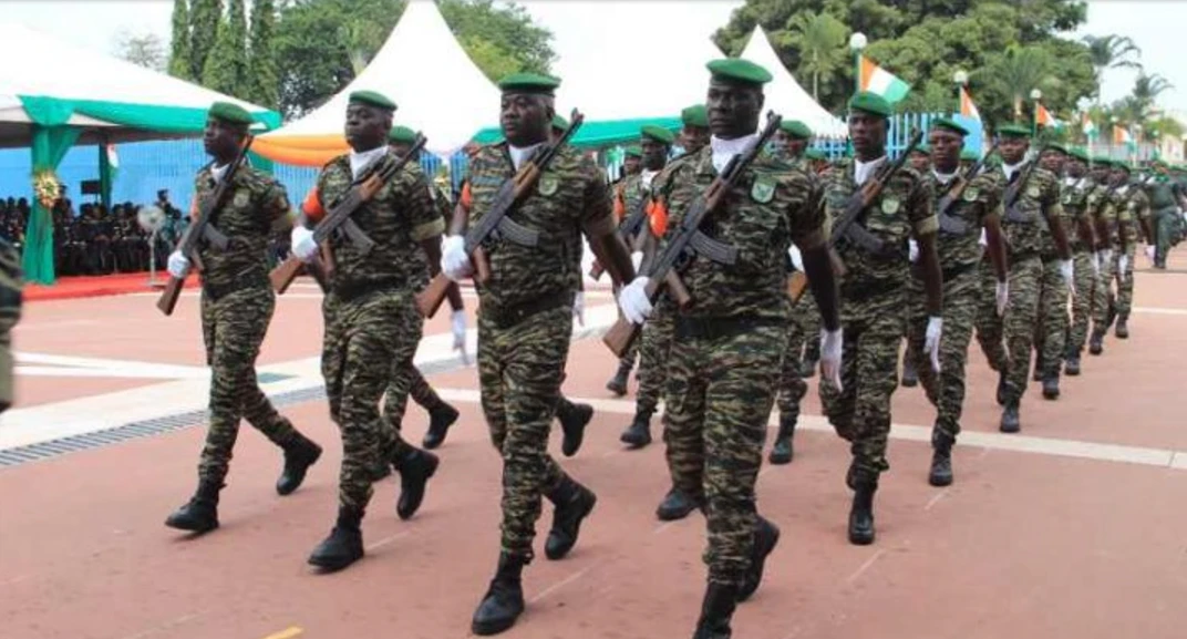 Image de Offres d'Emploi. Le Ministère des Eaux et Forêts de la Côte d’Ivoire a récemment annoncé l’ouverture des inscriptions pour un concours exceptionnel destiné au recrutement d'Agents Techniques des Eaux et Forêts, niveau BAC, pour l’année 2025. Ce concours, prévu pour combler 25 postes, représente une occasion unique pour les jeunes ivoiriens désireux de rejoindre un secteur clé pour la préservation de l'environnement et la gestion des ressources naturelles du pays. Mais ce recrutement est aussi un défi de taille : entre conditions strictes, épreuves physiques et académiques, comment les candidats peuvent-ils se préparer efficacement à cet examen hautement sélectif ? Un concours hautement compétitif pour des postes prisés Le concours des Eaux et Forêts 2025 se distingue par sa sélectivité et l’enjeu qu’il représente pour la gestion durable des ressources naturelles de la Côte d’Ivoire. À une époque où les enjeux environnementaux prennent une place de plus en plus importante sur la scène politique et sociale du pays, le recrutement de professionnels capables de répondre aux défis de la gestion des forêts, des eaux et de la biodiversité est une priorité pour l’État ivoirien. Ce concours vise donc à renforcer les effectifs des agents techniques, essentiels pour la préservation de ces ressources vitales. Il est important de noter que seules 25 places sont disponibles pour l’ensemble du territoire ivoirien, ce qui rend la concurrence extrêmement rude. Les jeunes candidats devront faire preuve d’une préparation minutieuse et d’une discipline sans faille pour réussir cette épreuve complexe et multiple. Les étapes du concours : de l’inscription à l’épreuve finale Le concours se déroulera en plusieurs étapes précises, qui permettront de tester à la fois la rigueur académique des candidats, leur aptitude physique et leur capacité à répondre aux exigences du métier d’Agent Technique des Eaux et Forêts. Les différentes phases du concours sont les suivantes : 1. Inscription en ligne : Les candidats doivent d’abord s’inscrire sur le site officiel du Ministère des Eaux et Forêts, à partir du 2 décembre 2024. Ce processus inclut la soumission de documents administratifs nécessaires à l’évaluation initiale de la candidature. 2. Dépôt des dossiers et formalités : Après l’inscription, les candidats doivent déposer leurs dossiers physiques, comprenant un extrait d’acte de naissance, le diplôme légalisé et d’autres pièces justificatives telles qu’un certificat de nationalité et un casier judiciaire. 3. Visite médicale : Une fois le dossier déposé, les candidats devront subir une visite médicale pour évaluer leur constitution physique et leur aptitude à exercer des fonctions qui exigent une bonne santé physique. Le rapport médical constituera un critère déterminant pour la poursuite de la sélection. 4. Tests d’aptitude physique : En parallèle des épreuves académiques, des tests physiques seront organisés pour s’assurer que les candidats possèdent l’endurance et la forme physique nécessaires aux exigences du travail sur le terrain. 5. Les épreuves écrites : Les candidats devront ensuite passer des épreuves écrites portant sur plusieurs matières académiques, telles que la culture générale, les mathématiques, la physique, les sciences de la vie et de la Terre (SVT), et bien sûr le français. Ces épreuves permettront de mesurer non seulement les connaissances des candidats, mais aussi leur capacité à raisonner et à s’adapter aux enjeux environnementaux du pays. 6. Sélection finale : La dernière étape du concours consiste à l’attribution des places en fonction des résultats obtenus. Seuls les candidats ayant réussi les épreuves physiques et académiques seront retenus pour intégrer l’administration des Eaux et Forêts. Les critères d’éligibilité : des exigences strictes Pour être admissible à ce concours, les candidats doivent remplir un certain nombre de critères stricts qui témoignent de la rigueur et de l’importance de cette sélection. Ces critères sont les suivants : - Nationalité : Les candidats doivent impérativement être de nationalité ivoirienne. - Âge : Le candidat doit être âgé d’au moins 20 ans et d’au plus 30 ans au 31 décembre 2024. - Niveau d’études : Les candidats doivent être titulaires du baccalauréat ou d’un diplôme reconnu équivalent par les autorités compétentes. - Exigence physique : Les candidats doivent respecter des critères physiques spécifiques, notamment une taille minimale de 1,65 m pour les hommes et 1,60 m pour les femmes. De plus, une bonne santé et un champ visuel normal sont requis pour garantir que les candidats sont aptes à travailler dans des conditions parfois extrêmes. L’inscription au concours se fait exclusivement en ligne, via le site web du Ministère des Eaux et Forêts (www.eauxetforets.gouv.ci), entre le 2 décembre 2024 et le 10 février 2025. Les frais d’inscription s’élèvent à 15 000 FCFA, auxquels s’ajoutent 2 000 FCFA pour la pochette et 2 000 FCFA pour les photos numériques, payables en ligne. Lors de l’inscription, les candidats devront soumettre les documents suivants sous format PDF : - Un extrait d’acte de naissance - Un diplôme légalisé - D’autres pièces justificatives telles que la CNI, le certificat de nationalité ivoirienne, etc. Les candidats devront également imprimer et compléter une fiche d’inscription obtenue lors de l’inscription en ligne et la soumettre avec les autres documents au Jardin Botanique de Bingerville, lieu de dépôt des dossiers. Les épreuves écrites : un examen rigoureux Les épreuves écrites du concours sont conçues pour tester non seulement les connaissances académiques des candidats, mais aussi leur capacité à comprendre et à résoudre des problèmes complexes liés à la gestion des ressources naturelles. Les matières couvertes sont variées et essentielles pour les missions des Agents Techniques des Eaux et Forêts : - Culture générale : Cette épreuve permettra de tester la connaissance générale des candidats sur l’actualité politique, économique et environnementale, ainsi que leur culture générale dans divers domaines. - Français : Les candidats devront faire preuve d’une maîtrise de la langue française, tant à l’écrit qu’à l’oral, pour garantir une communication efficace dans le cadre de leurs missions. - Mathématiques et sciences : Les candidats seront évalués sur leurs compétences en mathématiques et en sciences physiques, deux disciplines essentielles dans le cadre de l’analyse et de la gestion des données environnementales. - SVT : Une épreuve de sciences de la vie et de la Terre (SVT) permettra d’évaluer la compréhension des candidats des processus biologiques et environnementaux qui régissent la gestion des forêts et des eaux en Côte d'Ivoire. Le dossier de candidature est un élément fondamental du processus de recrutement. Les candidats doivent veiller à préparer leur dossier de manière rigoureuse, car toute erreur ou omission pourrait entraîner leur disqualification. Le dossier complet devra comporter les éléments suivants : - Une fiche d’inscription imprimée - Une demande manuscrite de candidature adressée au Ministre des Eaux et Forêts - Un CV certifié sincère - Un extrait d’acte de naissance - Une photocopie légalisée du diplôme, etc. Les candidats doivent également s’assurer que leur dossier est complet avant de le déposer, car toute pièce manquante entraînera un rejet immédiat. Le concours des Eaux et Forêts est l'un des concours les plus exigeants de la fonction publique ivoirienne. Les candidats doivent non seulement prouver leur aptitude physique et académique, mais aussi démontrer leur passion pour la préservation des ressources naturelles de leur pays. Ce processus sélectif vise à garantir que seules les personnes les mieux préparées et les plus motivées rejoindront les rangs des Agents Techniques des Eaux et Forêts. Alors que les candidats s’engagent dans cette bataille pour obtenir l’une des 25 places disponibles, une question reste en suspens : comment l’État ivoirien pourra-t-il, à l’avenir, répondre aux besoins croissants d’une gestion durable de ses ressources naturelles, tout en assurant un recrutement transparent et inclusif ?