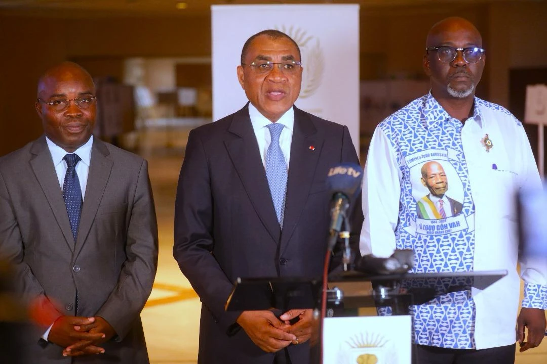 Image de Politique. Le 3 décembre 2024, la Côte d'Ivoire a franchi une nouvelle étape importante dans la modernisation de ses finances publiques avec l'adoption de deux projets de loi majeurs par la Commission des Affaires Économiques et Financières (CAEF) du Sénat. Ces réformes, portées par le ministre des Finances et du Budget, Adama Coulibaly, visent à simplifier et à rendre plus équitable le système fiscal tout en clôturant l'exercice budgétaire de 2023. Ces décisions illustrent un engagement clair de l'État dans une gestion plus transparente et plus efficace de ses finances publiques, tout en répondant aux défis économiques nationaux et internationaux. Ces réformes, bien que techniques, ont des répercussions profondes sur la vie des citoyens ivoiriens, en particulier sur les salariés et les retraités. L’enjeu de ces mesures réside dans la volonté d’établir un système fiscal plus inclusif et adapté aux réalités du pays. À travers ces réformes, le gouvernement cherche non seulement à soutenir les plus vulnérables, mais aussi à restaurer la confiance des citoyens envers les institutions financières publiques. Une réforme fiscale ambitieuse : vers une imposition plus équitable L'une des réformes les plus attendues par la population ivoirienne porte sur la révision du système d’imposition des revenus des salariés. Le système actuel, jugé trop complexe et injuste, a suscité de nombreuses critiques, notamment en raison de l’empilement des prélèvements qui pénalisent les catégories de travailleurs les moins rémunérées. Le projet de loi adopté vise à simplifier cette structure fiscale en fusionnant plusieurs impôts existants en un seul impôt progressif à six tranches, qui serait plus facile à comprendre et à appliquer. Le ministre Adama Coulibaly a précisé que cette réforme vise à instaurer une plus grande équité dans la répartition de la charge fiscale. Actuellement, le système fiscal ivoirien comporte plusieurs impôts spécifiques sur les salaires, dont l’impôt sur les salaires (IS), la contribution nationale (CN) et l’impôt général sur le revenu (IGR). Ces prélèvements sont à la fois proportionnels et progressifs, ce qui crée des inégalités entre les salariés. Les plus hauts revenus bénéficient parfois de mécanismes permettant de réduire leur pression fiscale, tandis que les travailleurs les moins rémunérés se retrouvent, eux, dans une situation où chaque franche de leur salaire est fortement imposée. Le projet de réforme vise donc à corriger cette distorsion. Avec la fusion des différents impôts en un seul, le gouvernement entend non seulement simplifier la perception de l'impôt mais aussi en garantir une meilleure équité. La mise en place d’une tranche à taux nul pour les salaires inférieurs à 75 000 francs CFA constitue une mesure phare, qui profitera aux travailleurs aux revenus modestes. De plus, une réduction d’impôt pour charges familiales, remplaçant le quotient familial, permettra aux familles nombreuses de bénéficier d’une baisse substantielle de leur imposition. Autre point important de la réforme : la question des pensions de retraite et des rentes viagères. Le texte prévoit une exonération des pensions de retraite et une augmentation du seuil d’exonération, qui sera porté à 320 000 francs CFA. Cette mesure a un impact direct sur les retraités, notamment ceux ayant vécu une longue carrière dans les secteurs publics ou privés, et vise à améliorer leur pouvoir d’achat. Un autre aspect fondamental est la réduction de l’impôt pour les retraités de plus de 70 ans. Cette mesure s'inscrit dans un contexte où la population vieillissante de la Côte d'Ivoire, comme dans de nombreux pays africains, se trouve parfois confrontée à des difficultés économiques après la fin de sa vie professionnelle. Une réforme axée sur la justice sociale Le ministre a souligné que la réforme fiscale aura un impact direct sur plus de 90 % des salariés ivoiriens. En effet, les ajustements proposés sont conçus de manière à favoriser les revenus les plus modestes tout en allégeant la charge fiscale des retraités. Ces changements ont été salués par plusieurs acteurs de la société civile qui estiment que cette réforme constitue un pas décisif vers un système fiscal plus juste et plus inclusif. Le projet de loi répond également aux attentes des jeunes générations, souvent perçues comme les plus touchées par un système de prélèvement jugé inéquitable et opaque. Il est évident que cette réforme s'inscrit dans une logique de modernisation des finances publiques. Au-delà de la simplification de l’impôt sur les salaires, le projet de loi vise à renforcer la transparence de la gestion fiscale en Côte d'Ivoire. Selon le ministre Coulibaly, la mise en place de ce nouveau système fiscal devrait permettre de mieux collecter les impôts et de les redistribuer de manière plus équitable. La Côte d'Ivoire espère ainsi attirer davantage d’investissements étrangers et encourager la participation des citoyens à l’effort national, tout en garantissant une meilleure répartition des richesses. Le deuxième projet de loi adopté concerne la clôture définitive du budget de l’État pour l’année 2023. Cette mesure arrive après une année marquée par des crises mondiales qui ont eu un impact non négligeable sur les finances ivoiriennes. La pandémie de Covid-19, suivie du conflit russo-ukrainien, a en effet affecté l'économie mondiale, avec des répercussions directes sur les prix des matières premières, l'approvisionnement en biens essentiels et la stabilité des chaînes d’approvisionnement. Malgré ces défis, le ministre Adama Coulibaly a souligné que l'exécution du budget 2023 a été conforme aux prévisions, grâce à une gestion rigoureuse et à des choix stratégiques visant à maintenir l’équilibre financier du pays. La présentation du rapport de la Cour des Comptes a permis de confirmer cette bonne gestion. Les sénateurs, après avoir pris connaissance de ce rapport, ont validé l’exécution du budget 2023 sans réserve, marquant ainsi la fin de cet exercice financier dans des conditions relativement favorables. Cette clôture budgétaire est d’autant plus significative que la Côte d'Ivoire, comme beaucoup de pays d'Afrique, fait face à un contexte économique mondial particulièrement incertain. Les prix des matières premières, notamment le pétrole, ont fluctué de manière importante en 2023, ce qui a créé des tensions sur les finances publiques. Toutefois, le gouvernement a réussi à maintenir une politique budgétaire responsable, évitant les déficits excessifs et garantissant un contrôle rigoureux des dépenses publiques. L’importance de la confiance des citoyens dans les institutions Les réformes fiscales et la gestion rigoureuse du budget témoignent de la volonté du gouvernement de renforcer la confiance des citoyens dans les institutions financières du pays. L’adoption de ces mesures législatives par le Sénat renforce cette dynamique de transparence et de responsabilité. Ces initiatives pourraient également avoir un impact sur l’image internationale de la Côte d'Ivoire, en envoyant un signal fort aux investisseurs étrangers quant à la solidité et la stabilité du pays sur le plan économique. Si ces réformes marquent un tournant dans la gestion fiscale de la Côte d'Ivoire, elles ne sont qu’une première étape dans un processus plus large de modernisation des finances publiques. La mise en œuvre de ces projets nécessitera une vigilance accrue et une adaptation continue aux évolutions économiques mondiales. Le gouvernement devra également veiller à garantir que ces mesures bénéficient effectivement à toutes les catégories sociales, notamment les plus vulnérables, et qu'elles ne se traduisent pas par une plus grande pression fiscale pour les classes moyennes. À l’aube de la mise en œuvre de ces réformes, de nombreuses questions demeurent. Les sénateurs ont validé ces projets de loi, mais leur succès dépendra de leur mise en application concrète et de la façon dont les citoyens percevront ces changements dans leur quotidien. La question reste donc ouverte : ces réformes fiscales pourront-elles réellement instaurer une justice sociale durable et renforcer la confiance des Ivoiriens dans leur système fiscal ?