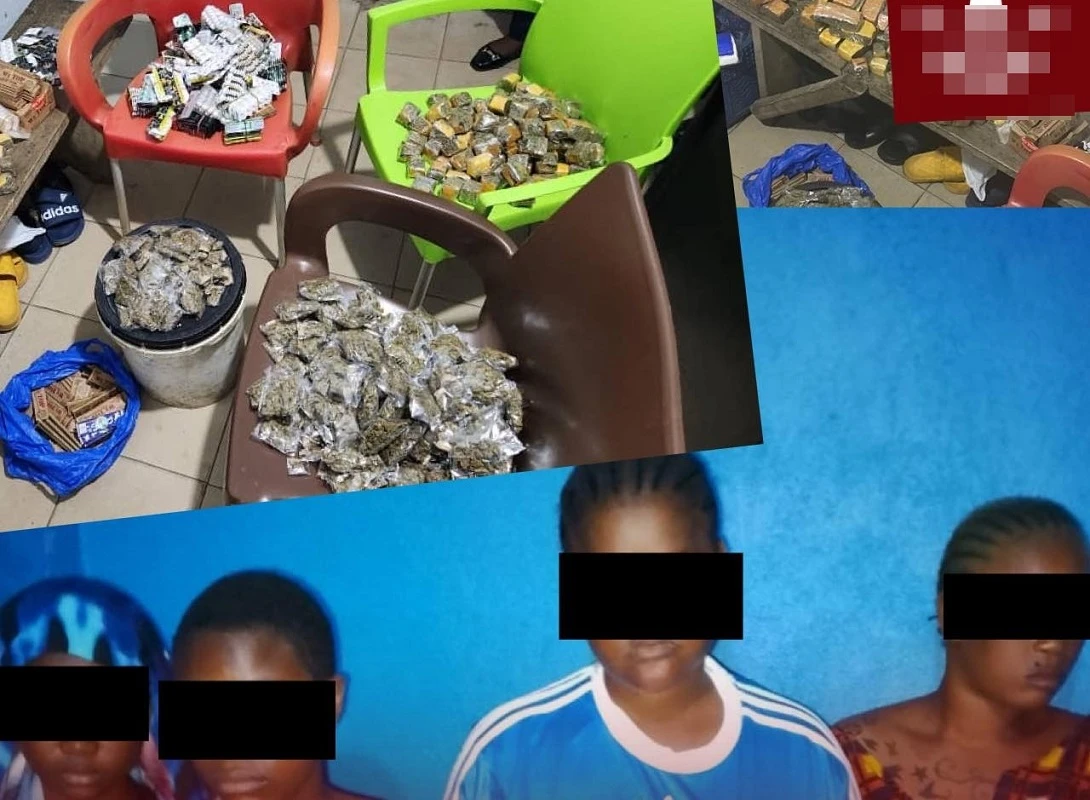 Image de Faits Divers. La lutte contre le trafic de drogue en milieu urbain prend un tournant décisif avec l’interpellation de quatre jeunes filles, âgées de 15 à 25 ans, au cœur d’Abobo. Le mercredi 4 décembre 2024, une intervention coordonnée de la police du 14e arrondissement a permis de démanteler un réseau de vente de drogues opéré en plein jour, sous des parasols, aux abords de la mairie d’Abobo. Cette arrestation, qui a fait la une de l’actualité, illustre l’ampleur du phénomène et pose la question de l'implication croissante de jeunes dans ce commerce illégal. Une situation qui inquiète les autorités locales et soulève des interrogations sur la jeunesse de plus en plus exposée à ces pratiques délictueuses. Le cadre de l’intervention : un quartier en alerte Les abords de la mairie d’Abobo, zone vivante et animée de la commune, sont généralement connus pour leurs commerces légaux et leurs petites échoppes. Mais, depuis plusieurs mois, une activité bien moins visible mais tout aussi nuisible se développait discrètement dans le secteur : le trafic de drogue. Malgré une apparente tranquillité, les forces de l’ordre avaient repéré un réseau qui se servait de ces lieux publics comme couverture pour écouler des produits stupéfiants. La situation est devenue intenable pour les riverains, les commerçants et les autorités locales qui ont vu l’intensification de ce commerce illicite comme une menace grandissante pour la sécurité publique. C’est dans ce contexte que l’opération du 4 décembre a été lancée. Depuis quelque temps, les éléments du commissariat de police du 14e arrondissement avaient suivi de près ce réseau. Grâce à un travail de renseignement et à des surveillances discrètes, la police a pu déterminer que les jeunes filles interpellées étaient au cœur de ce trafic, opérant de manière apparemment innocente sous des parasols, une image de « vendeuses ordinaires » dissimulant une activité illégale. Mercredi matin, les policiers, soutenus par des équipes de renfort, ont organisé une intervention ciblée et parfaitement coordonnée. À midi, heure où l’activité commerciale bat son plein dans le quartier, les forces de l’ordre ont encerclé la zone, mettant en place un dispositif de sécurité hermétique. En plein acte de vente, les quatre jeunes filles ont été prises en flagrant délit, avant même qu’elles ne puissent tenter une fuite. Cette intervention a permis de saisir une quantité considérable de drogues et de substances illicites. Un fait particulièrement marquant de cette opération est la découverte de nouveaux modes de consommation. Sous les parasols, les policiers ont trouvé 120 sachets de cannabis, 180 gâteaux à base de cannabis, ainsi que des plaquettes de médicaments détournés, tels que le Tramadol et le Royal, utilisés comme stupéfiants. Ce dernier produit, en particulier, est souvent détourné pour ses effets psychoactifs. Ces produits étaient soigneusement dissimulés sous des emballages inoffensifs, tels que des boîtes de gâteaux, visant à tromper les contrôles et à attirer une clientèle plus jeune et plus vulnérable. Les quatre jeunes filles interpellées n’étaient pas de simples vendeuses improvisées. D.C.A., 25 ans, résidente d’Adjamé, semble être la meneuse du groupe. Ses complices, âgées de 15 à 16 ans, sont originaires d’Abobo et de ses environs. Les jeunes filles étaient organisées, et il est probable qu’elles aient été recrutées ou influencées par des réseaux plus larges opérant à Abobo et dans d’autres communes voisines. Ces réseaux ont en effet bien souvent recours à de jeunes personnes pour les petites mains du trafic, sachant que ces dernières sont moins susceptibles d’attirer l’attention des autorités et des habitants. Leurs âges respectifs (15 à 25 ans) montrent une réalité inquiétante : le trafic de drogue n'épargne pas les jeunes générations. Les jeunes filles, dont certaines sont encore des adolescentes, ont été prises dans un système qui les pousse à participer à des activités criminelles, que ce soit pour des raisons économiques, sociales ou familiales. Il convient de noter que les jeunes filles ne sont pas les seules cibles de ce commerce. Les garçons aussi sont souvent impliqués dans des réseaux de plus en plus diversifiés et de plus en plus jeunes. Cette situation soulève la question de la pression sociale et des défis économiques auxquels font face les jeunes des quartiers populaires, notamment à Abobo. La situation des jeunes et la montée de l’insécurité Cette arrestation met en lumière une problématique bien plus large : l’implication croissante des jeunes dans des activités criminelles, et plus particulièrement dans le trafic de drogue. Abobo, l’une des plus grandes communes d’Abidjan, est confrontée à une explosion des phénomènes de délinquance juvénile, souvent alimentés par des réseaux mafieux qui recrutent sans scrupule des jeunes vulnérables, souvent livrés à eux-mêmes. L’implication des jeunes filles dans ce type de trafic témoigne de l’adaptation des réseaux de vente de drogue qui, au fil du temps, cherchent à diversifier leurs modes opératoires pour contourner la surveillance policière. En utilisant des jeunes, des femmes ou même des enfants, ces réseaux tentent de passer inaperçus en se fondant dans le tissu commercial quotidien. La jeunesse, souvent perçue comme plus malléable, devient une main-d'œuvre précieuse pour ces trafiquants. En effet, ce type de trafic a des conséquences sociales profondes, notamment en termes de santé publique. La consommation de drogue, surtout chez les jeunes, peut entraîner des dépendances lourdes, affecter l’éducation, et engendrer des comportements de plus en plus violents. Dans les quartiers comme Abobo, la vente de drogue n’est pas seulement un problème pour les forces de l'ordre, mais aussi pour la cohésion sociale de tout un quartier. Les jeunes, une fois plongés dans ce système, se retrouvent souvent dans un cercle vicieux, difficile à briser sans une intervention adaptée. Les quatre jeunes filles interpellées ont été placées en garde à vue à la suite de leur arrestation. Elles seront prochainement déférées devant le Parquet pour répondre de leurs actes. Bien que cette intervention ait permis de mettre un terme temporaire à une partie de ce trafic, les autorités locales sont conscientes qu’il s’agit d’une victoire partielle. Les réseaux de drogues opérant dans les zones urbaines, comme Abobo, sont souvent profondément enracinés, et il faudra bien plus qu'une simple arrestation pour les éradiquer. Il est nécessaire de renforcer la coopération entre les différentes institutions pour s’attaquer à ce phénomène de manière globale, en mettant l'accent sur la prévention et l'éducation des jeunes. Les autorités municipales et les forces de l’ordre devront également redoubler d’efforts pour rassurer les habitants et commerçants locaux, qui, depuis plusieurs mois, vivaient dans l’angoisse de voir leur quartier sombrer dans l’anarchie. Abobo, comme d’autres communes d’Abidjan, est un véritable creuset de diversité et de vie sociale. Préserver cette dynamique passe par une gestion rigoureuse de la sécurité, et une meilleure surveillance des lieux de vie quotidienne. Pour lutter efficacement contre le trafic de drogue dans les quartiers populaires, il ne suffit pas de multiplier les interventions policières. Une véritable stratégie de prévention, impliquant les autorités locales, les écoles et les organisations sociales, est indispensable. Ce type de politique publique doit aller au-delà de la simple répression. Il est crucial de s'attaquer aux racines sociales et économiques de la délinquance juvénile en offrant aux jeunes de meilleures opportunités économiques et éducatives. La situation à Abobo, bien qu’inquiétante, n’est pas unique. D’autres quartiers à Abidjan et dans plusieurs grandes villes africaines connaissent des phénomènes similaires, où les jeunes sont de plus en plus impliqués dans des réseaux criminels. Il appartient aux gouvernants et aux acteurs de la société civile de se poser les bonnes questions : Comment mieux protéger notre jeunesse des pièges de la drogue ? Comment offrir de véritables alternatives aux jeunes vivant dans des conditions précaires ?