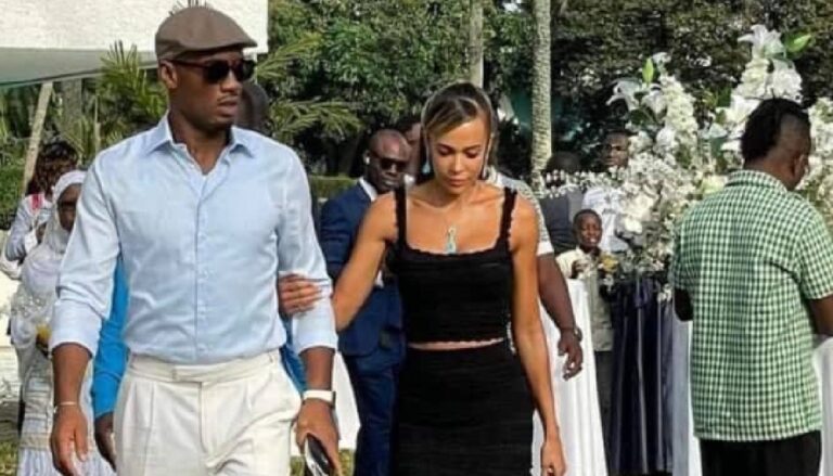 Image de Football. Après sa retraite sportive, Didier Drogba a fait un choix de vie qui a étonné plus d’un observateur. Contrairement à ce que beaucoup pouvaient anticiper, l'ex-footballeur international n’a pas opté pour la France, où il a marqué l’histoire du football, mais pour la Côte d’Ivoire, son pays natal. Un retour aux sources qui s’explique non seulement par des raisons personnelles, mais aussi par un profond désir de contribuer au développement social et éducatif de son pays et, plus largement, du continent africain. Dans une interview récente accordée à RFI, Drogba a révélé les raisons profondes de cette décision, et comment son engagement va bien au-delà de la simple reconversion post-carrière. Cette réflexion s'inscrit dans un projet plus vaste, où son nom, porté par sa fondation, incarne un modèle d’action pour le développement durable et l’éducation en Afrique. Un Retour aux Sources : La Décision de Vivre en Côte d’Ivoire Didier Drogba a souvent été perçu comme un ambassadeur de la Côte d’Ivoire, d’autant plus qu’il a joué un rôle prépondérant dans le sport, notamment en menant l’équipe nationale vers la qualification pour la Coupe du Monde 2006. Mais son choix de vivre en Côte d'Ivoire après sa carrière footballistique va au-delà de l’affection pour sa terre natale. C’est un engagement personnel et professionnel qu’il a décidé de mettre en avant. "J’ai vécu 15 ans loin de ma fondation", déclare-t-il. Ce temps passé à l’étranger, notamment en Europe, n’a pas été sans impact sur son regard sur son pays et le continent. Mais aujourd’hui, il considère qu’il est temps de revenir et de jouer un rôle plus actif sur le terrain social. Sa fondation, qu’il a créée pour soutenir l’éducation et la santé en Côte d’Ivoire et ailleurs, est un outil qu’il estime crucial pour amorcer un changement. À travers ce choix de vivre à Abidjan avec sa famille, Drogba montre sa volonté d’être "au quotidien" sur le terrain pour maximiser l'impact de ses projets. Ce choix, bien que surprenant à première vue, est en réalité le prolongement d’une vision où le football, sa carrière et sa fondation convergent pour construire un avenir meilleur pour son pays et pour l’Afrique. La Fondation Didier Drogba : Une Implication au Service de l’Éducation et de la Santé La fondation Didier Drogba a vu le jour en 2007, bien avant la retraite sportive de son fondateur. Depuis lors, elle a œuvré dans plusieurs domaines, avec une attention particulière portée à la santé et à l’éducation. Mais c’est dans le secteur de l’éducation que Didier Drogba a choisi d’intensifier son engagement après la fin de sa carrière de footballeur. "La fondation porte mon nom, mais ce n'est pas une question d'ego, c’est une question d’impact", explique Drogba. Il est bien conscient que, pour avoir un effet tangible sur les communautés, il faut être présent physiquement et activement. Ainsi, vivre en Côte d’Ivoire lui permet non seulement de superviser de près les projets en cours, mais aussi de nouer des partenariats plus solides avec les autorités locales, notamment avec le ministère de la Santé et de l’Éducation. L’un des programmes phares de la fondation est l’alphabétisation numérique, un domaine qui pourrait transformer l'accès à l'éducation dans de nombreuses régions d’Afrique. Drogba et son équipe lancent ce programme le 12 décembre à Abidjan, un événement marquant qui réunira pas moins de 11 ministres de l’Éducation d’Afrique de l’Ouest. L’objectif est de réduire le taux d’analphabétisme en Afrique, et ce, en se servant du numérique comme levier. Drogba se montre particulièrement enthousiaste quant à l’utilisation des nouvelles technologies pour résoudre des problèmes de longue date. "Nous avons vu une structure innovante qui a créé une application permettant d’apprendre à lire en cinq mois. C’est révolutionnaire", souligne-t-il. Ce genre d'initiatives, accessibles à des populations jusque-là exclues de l'éducation formelle, est selon lui un moyen de "réduire les inégalités" et de créer des opportunités pour des milliers d’individus. La collaboration entre la fondation Didier Drogba et les institutions ivoiriennes va bien au-delà des simples engagements philanthropiques. En effet, il s’agit d’un véritable partenariat qui permet à la fondation de jouer un rôle structurant au sein du système éducatif et de la santé du pays. Didier Drogba affirme : "Nous travaillons main dans la main avec le ministère de l’Éducation, le ministère de la Santé, et d’autres acteurs institutionnels pour avoir un impact plus large." Ce travail en partenariat vise à créer des solutions durables et pérennes pour des défis africains de taille, notamment l’éducation et la santé. Le programme d’alphabétisation numérique, par exemple, se veut un modèle de coopération entre la société civile et les autorités publiques, pour répondre efficacement aux besoins des populations. "Il est essentiel d’être sur le terrain pour comprendre les enjeux et pour mettre en place des projets qui auront un réel impact", ajoute Didier Drogba. En outre, la fondation a l’ambition de faire écho à son modèle au-delà des frontières ivoiriennes, notamment en étendant ses activités à d’autres pays d’Afrique subsaharienne. L'objectif est de lutter contre les taux d’analphabétisme qui touchent encore des millions de personnes sur le continent. Didier Drogba le résume parfaitement : "Nous éduquons les populations comme nous pouvons, c’est notre petite contribution au développement de la Côte d’Ivoire et de l’Afrique." L'Impact de Didier Drogba : De l’Ambassadeur Sportif à l’Ambassadeur du Développement Il est indéniable que Didier Drogba incarne une nouvelle forme d’engagement public, celle d’un sportif devenu acteur du changement dans son pays et dans son continent. Son parcours, qui l’a mené des stades de football aux salles de classe, démontre que l’influence d’une personnalité publique peut avoir des répercussions bien au-delà de son domaine d’activité d’origine. Le choix de vivre à Abidjan, malgré les opportunités qui s’offraient à lui en Europe, montre une véritable volonté de jouer un rôle positif et durable. Drogba n'est pas seulement un modèle de réussite sportive, il est également un modèle d’engagement social. En revenant en Côte d’Ivoire, il offre une preuve vivante que, même après une carrière aussi brillante, il est possible de continuer à avoir un impact profond sur son environnement, tout en inspirant les générations futures. À travers ses projets, Didier Drogba incarne la figure d’un homme qui met sa célébrité au service du bien commun, et qui souhaite laisser un héritage bien plus important que celui des trophées remportés sur les terrains de football. Ses initiatives montrent que la reconversion professionnelle n’est pas seulement une question de carrière, mais de contribution à la société. Le choix de Didier Drogba de vivre et d’agir en Côte d'Ivoire après sa retraite sportive soulève la question de l’impact réel de ce type d'engagement à long terme. Si ses projets actuels semblent prometteurs, il reste à voir si la Fondation Didier Drogba pourra, à terme, transformer de manière significative les structures éducatives et sanitaires du pays et du continent. Peut-on réellement juger de l’efficacité d’une telle initiative sans un bilan précis et mesurable ? Et comment faire en sorte que ce modèle d’engagement se pérennise dans le temps ? Ces questions restent ouvertes, et l’avenir nous dira si Didier Drogba réussira à laisser un héritage aussi marquant dans le domaine social qu’il l’a fait dans le monde du football. Pensez-vous que les actions de célébrités comme Didier Drogba peuvent réellement changer les mentalités et les structures en Afrique, ou s'agit-il avant tout d'une démarche ponctuelle sans réel impact durable ?