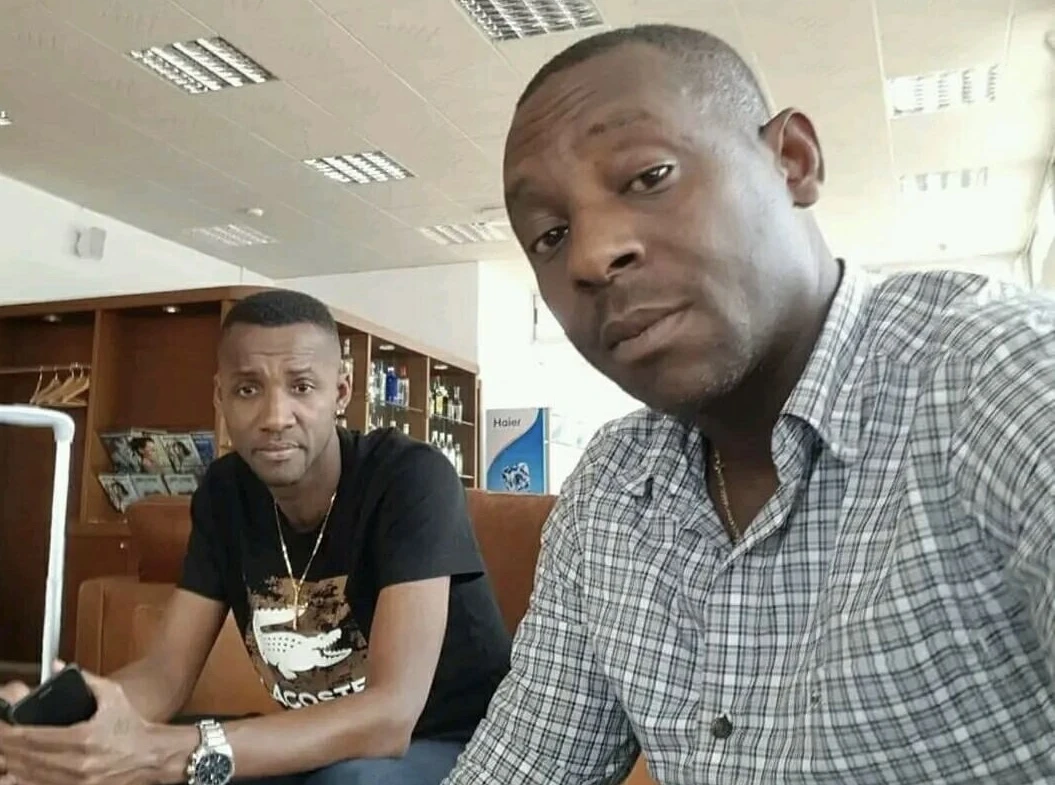 Image de Musique/Radio. Le vendredi dernier, lors d’une conférence de presse très attendue au Sofitel Hôtel Ivoire d’Abidjan, Pat Sako, le leader vocal du groupe Espoir 2000, a fait des déclarations marquantes sur l’avenir de l’un des groupes les plus emblématiques de la scène musicale ivoirienne. Au cœur de cet événement, le lancement de l'album "Tableau Blanc" a été l’occasion pour l’artiste de se livrer sur ses projets à venir, tout en répondant à une question cruciale qui taraude les fans et observateurs de la musique en Côte d’Ivoire : après la disparition de son acolyte Valery, Espoir 2000 est-il voué à disparaître ou poursuivra-t-il son aventure musicale ? Espoir 2000 : Une légende en constante évolution Espoir 2000, fondé dans les années 90, est un groupe iconique qui a traversé les décennies en redéfinissant les codes de la musique ivoirienne. Véritable pilier de la scène musicale, le groupe a marqué des générations entières avec ses compositions mêlant des influences traditionnelles ivoiriennes, le coupé-décalé, le zouglou, et bien d’autres genres musicaux populaires. La notoriété du groupe a franchi les frontières, atteignant une audience panafricaine et internationale. Au fil des années, Espoir 2000 a connu plusieurs transformations, avec des départs et des arrivées de membres. Toutefois, c'est avec l'album "Tableau Blanc", un projet très attendu, que le groupe a tenu à rappeler sa capacité à se réinventer. Ce projet, qui marque la fin d’une ère avec la disparition tragique de Valery, un des fondateurs du groupe, s'inscrit dans une période de transition. Beaucoup se demandent désormais quel sera l’avenir du groupe sans l'un de ses piliers. L’album "Tableau Blanc" ne se limite pas seulement à un enregistrement musical. Il représente à la fois un hommage à Valery, disparu trop tôt, et une volonté affirmée de Pat Sako de porter l’héritage du groupe tout en inscrivant ce projet dans une nouvelle dynamique. L’album est né de la collaboration entre Pat Sako et son défunt acolyte, Valery, qui, de son vivant, a été un moteur essentiel dans la conception du groupe. "Tableau Blanc" s’apparente à une toile vierge, une page blanche où les dernières inspirations de Valery se mêlent aux créations contemporaines de Pat Sako. Cet album, riche de son histoire et de ses émotions, est un symbole de continuité, un manifeste pour les fans du groupe. Mais la question demeure : après ce dernier projet commun, qu’adviendra-t-il d’Espoir 2000 ? Est-ce la fin d’un chapitre, ou au contraire, le début d’une nouvelle ère ? Lors de la conférence de presse, Pat Sako n’a pas hésité à répondre fermement à la question qui occupait toutes les pensées : Espoir 2000 disparaîtra-t-il après "Tableau Blanc" ? Avec une conviction palpable, il a déclaré : "Je ne connais pas beaucoup d’artistes qui ont envie de s’éteindre. Nous en sommes à notre 7ᵉ album, et nous essayons toujours de faire mieux pour satisfaire tous les Ivoiriens et le monde entier. Nous espérons aller encore plus loin avec le prochain album. Espoir 2000, c’est tout un espoir, une aventure. Franchement, nous ne sommes pas prêts à disparaître." Ces mots ont résonné comme un appel à l’unité et à la continuité. Pat Sako a clairement indiqué que malgré la perte de son partenaire musical, l’esprit du groupe demeurera intact. Espoir 2000 ne s’éteindra pas, mais s’adaptera et évoluera. Dans un pays où la musique est un vecteur puissant d’identité et de rassemblement, une telle déclaration prend tout son sens. Pour Pat Sako, il ne s’agit pas seulement de survivre à la disparition de Valery, mais bien de perpétuer un héritage musical qui a façonné l’histoire de la musique ivoirienne. "Espoir 2000, ce n’est pas juste un groupe. C’est une famille, une histoire, un parcours. Et comme toute famille, nous avons connu des moments de joie, des défis, mais ce qui compte, c’est l’unité et la vision de l’avenir", a-t-il ajouté. Un avenir solidaire et ouvert à de nouvelles collaborations L'avenir du groupe ne repose pas uniquement sur Pat Sako. Bien qu'il soit désormais l'unique membre fondateur encore actif, il a insisté sur l’importance de la collaboration et de l’ouverture à de nouveaux talents. Espoir 2000, tout en restant fidèle à ses racines, pourrait s'ouvrir à de nouvelles influences et intégrer des artistes contemporains pour enrichir son univers musical. Pat Sako a évoqué plusieurs pistes de collaboration avec des artistes de la scène musicale actuelle, soulignant que "la musique ne connaît pas de frontières ni de limites". Cette ouverture pourrait permettre au groupe de se renouveler tout en préservant son identité. Le coupé-décalé, le zouglou, et d’autres genres populaires en Côte d'Ivoire resteront des fondations solides, mais Espoir 2000 pourrait aussi se laisser inspirer par des sonorités modernes, voire internationales. Cette dynamique pourrait donner une nouvelle impulsion au groupe, en attirant un public plus jeune, tout en conservant ses fans de longue date. Il semble que la vision de Pat Sako pour l'avenir d'Espoir 2000 soit celle d'un groupe en perpétuelle évolution, où l’héritage et la modernité se rencontrent harmonieusement. L’une des grandes difficultés pour Pat Sako a été de faire face à la perte de Valery, un compagnon de route avec qui il a partagé de nombreuses années de travail. "C’était plus qu’un collègue, c’était un frère", a confié Pat Sako lors de la conférence de presse. La perte d’un membre clé d’un groupe musical est toujours un moment difficile, tant sur le plan humain que professionnel. La question de la continuité artistique devient un véritable défi, car il s’agit de trouver un équilibre entre honorer la mémoire de l'absent et continuer à avancer. Dans ce contexte, "Tableau Blanc" revêt une signification particulière. C’est un album qui a permis à Pat Sako de se libérer des doutes, de rendre hommage à Valery et de transmettre un message de résilience aux fans. En tant qu’artiste, il a également dû repenser son rôle et celui d’Espoir 2000. La sortie de cet album a marqué la fin d’une phase, mais aussi l’ouverture d’un nouveau chapitre. Il semble que la période de transition ne soit pas uniquement liée à la musique, mais aussi à la manière dont le groupe sera perçu par le public. Espoir 2000 est désormais un groupe sous l’égide de Pat Sako, mais avec une responsabilité de porter un héritage collectif. Cela demande de la rigueur, de la cohésion et une vision claire de ce que l’on veut faire évoluer sans perdre l’essence même de ce qui a fait le succès du groupe. Alors que le groupe s’apprête à traverser une nouvelle phase de son existence, la question qui se pose est celle de la pérennité de son identité. Espoir 2000 pourra-t-il toujours séduire les générations futures tout en conservant son ADN musical, ou sera-t-il contraint de se réinventer complètement pour rester pertinent dans un marché musical en perpétuelle mutation ? Pat Sako, en tout cas, semble résolu à continuer à porter haut les couleurs du groupe, tout en apportant de nouvelles influences musicales et en réinventant son image. Mais cette ambition sera-t-elle suffisante pour maintenir l'héritage du groupe intact tout en attirant de nouveaux publics ?