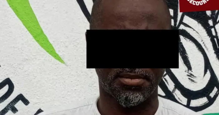 Image de Faits Divers. Le 8 décembre 2024, la Brigade de Recherche et d'Intervention (BRI) nord de Côte d’Ivoire a annoncé une arrestation marquante : celle de A.C., surnommé « Ablo », considéré comme le cerveau d’un vaste réseau de recel qui gangrenait Abidjan depuis plusieurs années. Après des années d’évasion et de traque, l'arrestation de ce criminel de haut vol constitue un tournant décisif dans la lutte contre la criminalité organisée et la montée des cambriolages dans la capitale économique ivoirienne. Ce coup de filet est la culmination d'une enquête minutieuse et démontre les efforts croissants des autorités pour éradiquer ce fléau. Mais l’arrestation d’Ablo pose également des questions sur la résilience des réseaux criminels et les défis à venir pour la sécurité publique. Comment l'État ivoirien compte-t-il poursuivre cette dynamique pour freiner la criminalité organisée et protéger ses citoyens ? La montée en puissance d'Ablo : un empire criminel à Abidjan Depuis plusieurs années, Abidjan était le théâtre d'une recrudescence des cambriolages, alimentés par un réseau de recel dirigé par A.C., alias « Ablo ». Le nom de cet homme était connu de tous dans les milieux criminels, mais sa localisation restait un mystère. Ablo n'était pas seulement un receleur, mais un véritable financier des bandes organisées spécialisées dans le vol et le recel de biens. Il finançait les cambriolages, fournissait le matériel nécessaire, et garantissait un écoulement rapide des objets volés, souvent via un réseau d'acheteurs peu scrupuleux. Les autorités ont réussi à remonter la piste d’Ablo grâce à un faisceau d’indices accumulés au fil des mois. Une surveillance discrète et des témoignages de victimes ont permis de dresser un portrait précis du criminel et de ses méthodes opératoires. Ablo était en réalité le point de convergence de plusieurs vagues de cambriolages qui secouaient la ville, et son arrestation représentait une victoire décisive pour les forces de l’ordre. Le réseau de recel d’Ablo ne se limitait pas à quelques individus isolés. Il s’agissait d’un véritable empire criminel avec des ramifications dans toute la ville, et potentiellement au-delà. L'arrestation de ce personnage central a mis à mal toute une organisation, dont les ramifications pourraient s’étendre bien plus loin qu’on ne le pense. L’arrestation d’Ablo n’a pas été un coup de chance. Elle est le résultat d’une longue enquête menée par la BRI nord, unité spécialisée dans la lutte contre le crime organisé. Pendant des mois, les enquêteurs ont mené des investigations de manière discrète, analysant les mouvements suspects, interceptant des communications et suivant des indices éparses laissés par les cambrioleurs. L’objectif était de remonter jusqu’au cerveau de ce réseau complexe. Les forces de l'ordre ont également dû surmonter plusieurs obstacles. Ablo, grâce à son expérience dans le milieu criminel, avait fait preuve d’une grande prudence. Il savait manipuler les failles du système, et sa capacité à se fondre dans la masse compliquait sa localisation. Il utilisait des méthodes sophistiquées pour éviter les forces de l’ordre, notamment en changeant régulièrement de lieu de résidence et en travaillant avec des intermédiaires pour gérer ses transactions. Ce n’est qu’après plusieurs mois de surveillance et de collecte d’informations que les policiers ont pu localiser Ablo dans un quartier discret d’Abidjan. L'opération d'arrestation a été menée avec une grande précision, afin d'éviter toute fuite de la cible. Ce succès opérationnel a été salué par les autorités ivoiriennes, qui ont reconnu l’importance de cette arrestation dans le combat contre la criminalité organisée. L'arrestation de Ablo a un impact considérable sur la sécurité des Abidjanais. Pendant des années, les habitants de la ville ont vécu dans la peur constante de cambriolages. Le mode opératoire des cambrioleurs était bien rodé : souvent, des maisons, des commerces ou des entreprises étaient ciblés, et les objets volés étaient rapidement écoulés grâce à des receleurs comme Ablo. Ce dernier était une figure centrale de cette chaîne criminelle, et son élimination est un message fort envoyé aux autres acteurs du milieu. "La criminalité à Abidjan était devenue insupportable. Nous, les habitants, vivions constamment dans la crainte d’être les prochaines victimes", confie un habitant du quartier d’Abobo. "Aujourd’hui, avec l'arrestation d’Ablo, nous ressentons un certain soulagement, mais il reste encore beaucoup à faire pour garantir notre sécurité." Cette arrestation représente une victoire importante pour la population, mais elle ne résout pas tous les problèmes de sécurité. D’autres groupes criminels, encore actifs dans la ville, continuent de semer la terreur, et les autorités sont conscientes que la lutte contre le recel et les cambriolages est loin d’être terminée. Les forces de l’ordre doivent donc maintenir une pression constante et continuer à démanteler les réseaux criminels qui prospèrent dans l’ombre. Les prochaines étapes : vers une lutte renforcée contre la criminalité organisée Malgré cette victoire, le combat n’est pas terminé. En effet, l’arrestation de Ablo ne marque pas la fin des réseaux de recel et de cambriolage qui prolifèrent dans les quartiers d’Abidjan. Les autorités ivoiriennes ont d’ores et déjà annoncé que cette arrestation n’était qu’une première étape dans la guerre contre la criminalité organisée. "Cette opération démontre la détermination des forces de l’ordre à lutter contre le crime organisé sous toutes ses formes. Mais cela ne s’arrête pas là. Nous poursuivons nos efforts pour démanteler les autres réseaux criminels qui existent à Abidjan et au-delà", a déclaré un porte-parole du ministère de l’Intérieur ivoirien. "Nous restons vigilants et nous continuerons à travailler en étroite collaboration avec la justice pour garantir que les responsables de ces actes criminels soient traduits en justice." Les autorités ont également mis en place des stratégies pour prévenir la récidive et limiter l’apparition de nouveaux réseaux de recel. Des actions ciblées sur la prévention du crime et une meilleure collaboration avec les communautés locales sont prévues dans les mois à venir. L’objectif est de réduire les opportunités de criminalité tout en sensibilisant la population aux risques du recel. L’arrestation d’Ablo envoie un message clair aux criminels opérant à Abidjan : la justice ne faiblit pas et l’impunité ne sera plus tolérée. Toutefois, cette victoire soulève également une question importante : les autorités ivoiriennes parviendront-elles à maintenir cette dynamique de démantèlement et à prévenir l’émergence de nouveaux réseaux criminels ? Car, bien souvent, lorsque l’un de ces réseaux est démantelé, d'autres prennent rapidement sa place. L'avenir de la lutte contre la criminalité organisée à Abidjan dépendra en grande partie de la capacité des autorités à anticiper les nouveaux modes opératoires des criminels, à renforcer la coopération entre les différents services de sécurité et à travailler en collaboration avec la population. La question reste ouverte : Abidjan pourra-t-elle, à long terme, garantir une sécurité durable à ses habitants, ou la criminalité continuera-t-elle à prospérer sous de nouvelles formes ?