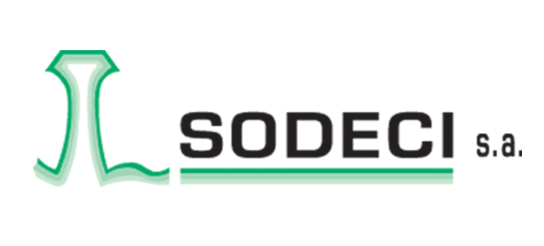 Image de Société. Dans le département de Sinématiali, en Côte d'Ivoire, une situation préoccupante affecte les abonnés de la Société de distribution d'eau de Côte d'Ivoire (SODECI). En effet, depuis plusieurs mois, les consommateurs ne reçoivent plus leurs factures de consommation d'eau, créant des difficultés financières et administratives majeures. Le problème, dû à un dysfonctionnement informatique, a des répercussions importantes sur le paiement des services, entraînant des pénalités et des coupures de service pour de nombreux usagers. Cette situation a mis en lumière la fragilité de l'infrastructure de gestion des services publics dans certaines régions et soulève des questions sur la transparence, la communication et l'efficacité des structures publiques responsables de ces services essentiels. Des factures disparues : un casse-tête pour les abonnés La question des factures d'eau non distribuées à Sinématiali n'est pas un simple incident isolé, mais un problème qui dure depuis plus de six mois. Plusieurs abonnés de la SODECI ont fait part de leur frustration et de leurs préoccupations à la presse locale, soulignant l'ampleur de la situation. Le cas de Yéo Kadiolossoro, un mécanicien exerçant près de la station Shell, illustre parfaitement les difficultés rencontrées par de nombreux abonnés : "Cela fait maintenant plus de six mois que je ne reçois plus de factures. Le premier mois où je n'ai pas reçu de facture, mon compteur a été retiré. Quand je suis allé me plaindre à la SODECI, on m’a demandé de venir avec une ancienne facture pour récupérer une nouvelle et payer, avec les pénalités qui s'ajoutent", raconte-t-il, visiblement exaspéré. La perte de ces factures a des conséquences directes sur la vie quotidienne des habitants de Sinématiali. Sans information sur la date limite de paiement, les consommateurs se retrouvent dans l'incapacité de respecter les délais de règlement. En conséquence, beaucoup d'entre eux se voient infliger des pénalités de retard pouvant atteindre jusqu'à 10 % du montant dû, ce qui aggrave encore leur situation financière. À cela s’ajoute le risque de coupure de la fourniture d'eau, un service pourtant essentiel pour la vie quotidienne. Cette crise de facturation ne concerne pas seulement des désagréments administratifs ; elle touche également de manière significative l’économie locale et les relations sociales. En effet, le manque de factures empêche de nombreux abonnés de payer leurs consommations en temps voulu. Coulibaly Oumar, professeur au lycée municipal de Sinématiali, explique : "J'ai payé deux pénalités à cause de factures que je n'ai jamais reçues. J'ai essayé de signaler la situation au service clientèle local, mais rien n’a été fait." La situation crée ainsi un climat de méfiance entre les consommateurs et la SODECI, avec de nombreuses plaintes non résolues. Les tensions ne sont pas limitées aux simples usagers des services. En tant qu’autorité locale, le chef de terre de Sinématiali, Soro Wonlougo, a été interpellé par des habitants mécontents. Après avoir mené sa propre enquête, il a révélé que la cause de cette panne de distribution des factures est liée à un "problème informatique interne" à la SODECI. Face à cette situation, Soro Wonlougo a pris la décision d’effectuer ses paiements par l’intermédiaire des agences monétaires, un processus qui, bien qu’efficace pour contourner les problèmes de facturation, n’offre pas une solution pérenne. La communication de la SODECI avec ses abonnés joue un rôle primordial dans la gestion de cette crise. Mme Kaboré, responsable du service clientèle de la SODECI à Sinématiali, a reconnu le problème d’interruption des factures et a pris des mesures pour informer les abonnés de la situation. "Nous avons mobilisé la radio locale et les griots du village pour informer les usagers de la situation actuelle", explique-t-elle. Bien que ces actions de communication soient louables, elles ne sont pas suffisantes pour pallier le manque d’une solution technique définitive. Le recours aux moyens traditionnels de communication tels que les griots, bien qu'ayant une efficacité locale indéniable, ne répond pas aux standards modernes de communication d'entreprise. Les abonnés se retrouvent dans une situation de précarité administrative, sans recours rapide à une solution qui leur permette de payer en toute transparence et sans pénalité. Le manque de facture, couplé à un système informatique défaillant, soulève des questions cruciales sur la capacité de la SODECI à gérer efficacement les services d’eau, un secteur particulièrement sensible dans une région comme Sinématiali. Les causes profondes de la crise Plus qu'un simple problème de distribution de factures, cette crise soulève des questions sur l’état de la gestion des services publics en Côte d'Ivoire. La défaillance du système informatique de la SODECI met en lumière la fragilité des infrastructures de gestion qui, dans un monde de plus en plus numérisé, doivent être à la hauteur des défis modernes. Le problème technique, bien que reconnu par la direction locale, révèle des lacunes dans l’investissement dans les infrastructures numériques, notamment dans les zones rurales où l’accès à la technologie reste limité. Le secteur de l’eau, tout comme d’autres secteurs publics en Afrique, est confronté à de nombreux défis structurels. Le manque de formation et de ressources humaines qualifiées dans le domaine de la gestion des services publics est également un facteur contribuant à ces dysfonctionnements. Le retard pris par la SODECI dans la mise à jour de ses systèmes informatiques et la gestion des données des abonnés peut être perçu comme un signe d’un sous-investissement dans les infrastructures publiques essentielles, malgré les efforts des autorités pour moderniser le pays. Pour résoudre cette crise de facturation, plusieurs mesures peuvent être envisagées. Tout d’abord, la mise en place d’un système de gestion plus robuste et plus transparent est impérative. Il est crucial que la SODECI investisse dans des technologies modernes, permettant une gestion automatique des factures et une meilleure communication avec les abonnés. En outre, une application mobile pourrait être développée pour permettre aux usagers de consulter facilement leurs factures, de payer en ligne et d’éviter ainsi les pénalités de retard. Par ailleurs, un meilleur suivi de l'infrastructure informatique de la société, notamment en matière de maintenance et de mise à jour régulière des systèmes, s'avère nécessaire pour prévenir de futures perturbations. De même, un renforcement des capacités de formation pour les agents de la SODECI pourrait améliorer la qualité du service et renforcer la confiance des abonnés dans la gestion de l'eau. Le problème des factures d’eau non distribuées à Sinématiali dépasse largement le cadre des simples difficultés administratives. Il soulève des questions fondamentales sur la gouvernance des services publics en Côte d'Ivoire, notamment en ce qui concerne la transparence, l’efficacité des institutions publiques et la capacité du gouvernement à répondre aux besoins de la population. Le rôle du service public dans le bien-être des citoyens est crucial, et des défaillances comme celles observées à Sinématiali peuvent miner la confiance des habitants envers les autorités locales et nationales. Si cette situation venait à perdurer, elle pourrait affecter la relation entre les citoyens et l'État, en particulier à l'approche des élections présidentielles de 2025, où la gestion des services publics sera au cœur des débats politiques. La crise actuelle à Sinématiali soulève une question importante : comment améliorer la gestion des services publics essentiels dans un contexte de modernisation numérique et de développement économique ? Cette situation nous invite à repenser la manière dont les autorités publiques gèrent l’administration des services essentiels tels que l’eau, la santé ou l’éducation, dans un pays en pleine croissance comme la Côte d'Ivoire. Pour les autorités locales et nationales, il est urgent de trouver des solutions pérennes à cette crise de facturation de l'eau, mais aussi d’en tirer les leçons nécessaires pour prévenir de futures situations similaires ailleurs dans le pays. La question demeure : comment le gouvernement ivoirien peut-il moderniser de manière efficace ses infrastructures publiques tout en garantissant un service transparent et équitable pour tous ses citoyens ?