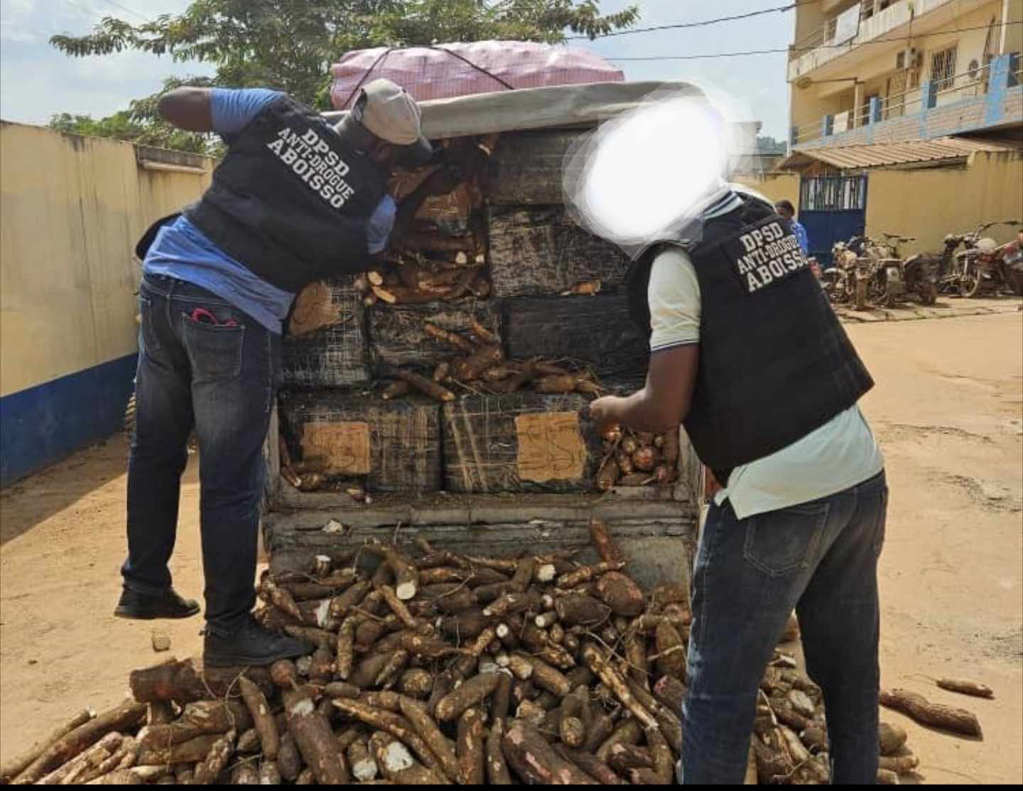 Image de Faits Divers. Le 11 décembre 2024, une opération de grande envergure menée par la Direction de la police des stupéfiants et des drogues (DPSD) dans la région du Sud-Comoé, en Côte d’Ivoire, a permis la découverte d’une cargaison impressionnante de médicaments falsifiés. Ces derniers, soigneusement dissimulés sous une cargaison de manioc, ont été saisis lors d'une patrouille de routine près du village d'Ehania, dans la région d'Aboisso. Cette saisie a permis de mettre en lumière un réseau de trafic de faux médicaments qui sévit dans la région et soulève des inquiétudes croissantes quant à la prolifération de ce fléau dans le pays. Une opération de saisie d'envergure dans le Sud-Comoé L'interception du véhicule suspect par les agents de la DPSD n'était pas une simple coïncidence, mais le fruit d'une vigilance accrue dans la lutte contre le trafic de médicaments falsifiés. Alors qu'ils effectuaient une patrouille de routine, les policiers ont rapidement repéré un véhicule transportant une cargaison de manioc, un produit agricole couramment transporté dans cette région du pays. Cependant, leur attention a été attirée par un détail suspect : la manière dont la cargaison était disposée, indiquant la possibilité de cachettes illégales. Lors de la fouille, les policiers ont fait une découverte choquante : une cache soigneusement dissimulée sous les sacs de manioc, renfermant près de deux tonnes de médicaments falsifiés. Ce qui a surpris les autorités, c'est l'ampleur de la cargaison et la manière habile dont les contrefacteurs avaient camouflé les produits, rendant leur détection difficile. Le chauffeur du véhicule a été immédiatement interpellé et placé en garde à vue, tandis que son apprenti, ayant pris la fuite à la vue des forces de l'ordre, est actuellement recherché. La saisie de ces près de deux tonnes de médicaments contrefaits met en lumière l'ampleur du trafic de faux médicaments en Côte d'Ivoire, un problème de santé publique qui ne cesse de croître dans de nombreuses régions du pays. Les médicaments falsifiés, souvent fabriqués à partir de substances de mauvaise qualité ou parfois totalement inactives, sont vendus à des prix très bas, ce qui les rend particulièrement attractifs pour les populations les plus vulnérables, en particulier dans les zones rurales. Mais les conséquences de leur consommation peuvent être dramatiques. En plus de l'inefficacité des médicaments falsifiés, ces derniers peuvent entraîner de graves effets secondaires, voire la mort. Les médicaments contrefaits, en particulier les antibiotiques, les analgésiques et les médicaments pour les maladies chroniques comme l'hypertension et le diabète, présentent un danger mortel pour les patients qui, faute de mieux, se tournent vers ces produits. La situation est d’autant plus préoccupante que ces produits sont souvent distribués dans des circuits informels, hors du contrôle des autorités sanitaires. Selon des experts, ces médicaments falsifiés sont non seulement un problème pour la santé des individus, mais ils contribuent également à l’aggravation de la résistance aux antibiotiques, un fléau mondial. La saisie des médicaments contrefaits dans le Sud-Comoé n’est pas un cas isolé. La DPSD a intensifié ses efforts dans la lutte contre ce fléau, réalisant plusieurs saisies importantes au cours du mois écoulé. Selon les données de l'AIP (Agence Ivoirienne de Presse), la valeur totale des médicaments saisis lors de cette opération est estimée à quatre millions de FCFA, une somme importante qui témoigne du caractère lucratif de ce marché illégal. Au-delà de cette saisie, la DPSD a procédé à plusieurs arrestations et démantelé des réseaux de trafic organisés dans plusieurs régions du pays. Ces efforts visent à éradiquer un phénomène qui menace non seulement la santé publique mais aussi l’économie du pays, en affaiblissant la confiance du public dans le système de santé national. Les autorités ivoiriennes, conscientes de l’ampleur du problème, ont mis en place des stratégies plus rigoureuses pour lutter contre ce phénomène. Cela inclut des campagnes de sensibilisation pour informer la population des dangers liés aux médicaments contrefaits, ainsi que des contrôles renforcés dans les points de vente et les zones de production. Cependant, la corruption et la complicité de certains acteurs locaux rendent cette lutte particulièrement complexe. Le rôle des autorités et des partenaires internationaux Face à ce fléau, les autorités ivoiriennes ne sont pas seules. Des partenariats avec des organisations internationales, telles que l'Organisation mondiale de la santé (OMS) et INTERPOL, sont cruciaux dans la lutte contre les faux médicaments. Ces partenariats permettent de renforcer les capacités locales en matière de détection et d’intervention, et facilitent les échanges d’informations entre les différents pays concernés par ce trafic mondial. L’OMS, par exemple, soutient la Côte d'Ivoire dans le cadre de son programme de lutte contre les médicaments falsifiés, en fournissant des outils techniques et en soutenant la formation des agents de santé et des forces de l'ordre. Les efforts internationaux sont également centrés sur la mise en place de mécanismes de traçabilité des médicaments, permettant de remonter la chaîne de distribution des produits pharmaceutiques et d'identifier les responsables de leur falsification. Le rôle des acteurs privés, tels que les fabricants de médicaments et les distributeurs agréés, est également essentiel pour éviter que des produits contrefaits n'atteignent les marchés. Les entreprises pharmaceutiques sont appelées à mettre en place des systèmes de contrôle de qualité plus stricts et à collaborer étroitement avec les autorités locales pour prévenir les pratiques frauduleuses. Au-delà des risques sanitaires, le trafic de médicaments falsifiés a des répercussions sociales et économiques considérables. D’abord, il fragilise la confiance du public dans le système de santé et les médicaments disponibles sur le marché. Lorsqu'un patient, pris dans l'urgence de traiter une maladie, se tourne vers un médicament contrefait, il peut se retrouver face à une aggravation de sa condition, voire à la mort. Économiquement, le marché des médicaments falsifiés a un coût considérable pour l'État. Non seulement ce trafic prive les entreprises pharmaceutiques légitimes de parts de marché, mais il génère également des dépenses supplémentaires pour le système de santé en raison de l’augmentation des complications liées à la consommation de produits falsifiés. Ces médicaments ne contribuent pas à la guérison des malades et, dans bien des cas, augmentent les coûts des soins de santé en raison de l'intensification des traitements nécessaires pour traiter les effets secondaires. Enfin, ce phénomène alimente un marché parallèle qui échappe à toute régulation fiscale, privant l'État des recettes fiscales qu’il pourrait percevoir sur les ventes de médicaments légaux. Cela impacte directement les finances publiques, notamment dans un pays où les ressources pour financer le secteur de la santé sont déjà limitées. L’intensification des actions de lutte contre le trafic de médicaments falsifiés en Côte d’Ivoire est un signe positif, mais il est clair que ce problème ne sera pas résolu du jour au lendemain. La réponse nécessite une approche multiforme impliquant les autorités locales, les acteurs privés, les organisations internationales et la population elle-même. Si des progrès sont réalisés, des défis demeurent. La criminalité organisée derrière le trafic de médicaments falsifiés est un phénomène complexe qui nécessite une coopération accrue entre les différents acteurs impliqués. L’intensification des contrôles aux frontières, le renforcement des sanctions contre les contrevenants et la formation continue des forces de l'ordre restent des leviers essentiels pour lutter efficacement contre ce fléau. De plus, il est impératif de sensibiliser davantage la population aux dangers des médicaments falsifiés et de promouvoir l'achat de médicaments uniquement auprès de sources fiables et légales. Les actions de prévention et de sensibilisation devront être renforcées à tous les niveaux. La saisie de ces près de deux tonnes de médicaments falsifiés est une victoire, mais elle soulève également des questions sur l’ampleur réelle du problème. Les autorités ivoiriennes parviendront-elles à éradiquer ce fléau ou celui-ci continuera-t-il à se propager en raison de la complexité du réseau de distribution ? La lutte contre les médicaments falsifiés en Côte d'Ivoire est-elle vouée à être un combat de longue haleine, ou des solutions plus efficaces seront-elles mises en place pour endiguer cette menace pour la santé publique ?