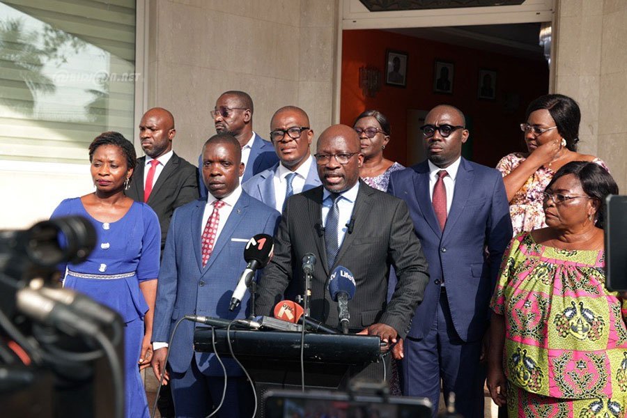 Image de Politique. Charles Blé Goudé, figure emblématique de la politique ivoirienne et président du Congrès panafricain pour la justice et l’égalité des peuples (Cojep), se trouve au cœur d’un nouveau tournant politique. Après son acquittement par la Cour pénale internationale (CPI) pour son rôle dans la crise postélectorale de 2010-2011, l’opposant ivoirien fait face à un obstacle majeur dans son pays : une condamnation à vingt ans de prison qui entrave sa possibilité de se présenter à l’élection présidentielle d’octobre 2025. Lors d’une conférence de presse tenue à Abidjan le 11 décembre 2024, Charles Blé Goudé a solennellement demandé au président Alassane Ouattara d'amnistier les acteurs de la crise pour "tourner définitivement la page" de cet épisode douloureux de l’histoire ivoirienne. Cette demande soulève des questions cruciales sur l’avenir politique de la Côte d’Ivoire et sur les voies possibles de réconciliation nationale. L’appel à l’amnistie : une solution pour l’unité nationale ? Charles Blé Goudé, à 52 ans, s’est imposé comme l’un des leaders politiques les plus influents de la Côte d’Ivoire, malgré les bouleversements qu’il a traversés depuis la crise postélectorale de 2010-2011. Après avoir été acquitté par la Cour pénale internationale (CPI), l'ancien ministre de la Jeunesse se trouve dans une situation paradoxale. Bien qu’il ait été jugé non coupable des accusations de crimes contre l’humanité qui pesaient contre lui au niveau international, la justice ivoirienne l’a condamné à 20 ans de prison pour son rôle dans les événements qui ont secoué le pays. Dans sa prise de parole, Charles Blé Goudé a exprimé son souhait de "tourner définitivement cette page triste" de l’histoire récente de la Côte d'Ivoire. Mais pour ce faire, il estime que les autorités ivoiriennes doivent adopter une loi d’amnistie qui effacerait les infractions liées à la crise de 2010-2011, et permettrait ainsi aux acteurs de ce conflit de reprendre leur place dans la vie politique du pays, sans entrave judiciaire. Charles Blé Goudé n’a pas caché sa conviction que sa condamnation en Côte d’Ivoire était purement "politicienne". Selon lui, cette peine n’est que le reflet d’une justice instrumentalisée, qui sert à maintenir certains acteurs politiques hors du jeu électoral. Dans ses propos, il a affirmé : « J’ai toujours contesté cette condamnation, que j’ai jugée politicienne. C’est une injustice à laquelle il faut répondre. » Cette déclaration illustre la frustration de nombreux opposants politiques, qui considèrent que les divisions issues de la crise de 2010-2011 continuent de peser lourdement sur le paysage politique ivoirien, bien après la fin du conflit. Mais derrière cette accusation de politisation se cache également une réalité juridique complexe. En effet, si Blé Goudé a été acquitté par la CPI, il n’en demeure pas moins sous le coup de la justice ivoirienne, où son cas reste l’objet de nombreuses discussions. Sa demande d’amnistie n’est donc pas seulement une démarche personnelle, mais un appel plus large à la réconciliation nationale et à la normalisation du processus électoral. Dans son discours, Charles Blé Goudé a mis l'accent sur l’importance de la jeunesse dans la politique ivoirienne. "Je ne veux pas qu’on prive l’Afrique et la Côte d’Ivoire de son atout, c’est-à-dire sa jeunesse", a-t-il insisté. En effet, à 52 ans, Blé Goudé se positionne comme un représentant de la génération montante, consciente des enjeux contemporains de la Côte d’Ivoire et d’Afrique en général. En appelant à "représenter sa génération", il cherche à capter un électorat jeune, souvent perçu comme déconnecté des anciennes dynamiques politiques du pays. La jeunesse ivoirienne, dont une grande partie a été affectée par la guerre civile et ses conséquences, constitue désormais un segment clé de la société, désireux de voir émerger un leadership renouvelé. Le défi pour Blé Goudé est de parvenir à dépasser les cicatrices du passé et à se positionner comme un acteur capable de conduire le pays vers une stabilité et une prospérité nouvelles. Les défis de la réconciliation nationale L’un des enjeux majeurs qui se pose à Charles Blé Goudé, ainsi qu’à d’autres figures de la crise postélectorale de 2010-2011, est celui de la réconciliation nationale. Bien que des efforts aient été faits au fil des années pour apaiser les tensions, il reste des fractures profondes au sein de la société ivoirienne. L’absence de véritables réconciliations sur le terrain, couplée à des jugements politiques, empêche encore de nombreux Ivoiriens d’avoir accès à une véritable justice, et donc à une paix durable. La question de l’amnistie, bien qu’elle puisse apparaître comme un acte de pacification, soulève également des interrogations. Peut-on réellement parvenir à une réconciliation complète sans que les responsabilités ne soient pleinement établies ? Et à quel prix ? L’amnistie peut-elle vraiment effacer les souffrances des victimes et garantir la non-répétition des violences ? Telles sont les questions qui taraudent les consciences des Ivoiriens, alors que le pays se prépare pour l’élection présidentielle de 2025. Charles Blé Goudé n’est pas le seul ancien acteur de la crise ivoirienne à se retrouver dans une situation complexe. Laurent Gbagbo, ancien président de la Côte d’Ivoire et figure centrale de cette période, a lui aussi été acquitté par la CPI. Cependant, contrairement à Blé Goudé, Gbagbo n’a pas été amnistié par le gouvernement ivoirien et reste, à ce jour, inéligible. Bien qu’il ait été gracié en 2018, sa situation reste marquée par l’absence d’amnistie officielle, ce qui constitue un obstacle à ses ambitions politiques. La comparaison entre ces deux figures, acquittées par la CPI mais toujours sous le coup de la justice ivoirienne, pose la question de la cohérence des politiques judiciaires et de réconciliation du gouvernement actuel. Le cas de Simone Ehivet Gbagbo, l’ex-épouse de Laurent Gbagbo, qui a été amnistiée et inscrite sur la liste électorale en 2018, montre que la question de l’amnistie peut se traiter de manière différente en fonction des personnalités et des enjeux politiques. La demande d’amnistie formulée par Charles Blé Goudé s’inscrit dans un contexte politique particulièrement tendu, à l’aube des élections présidentielles de 2025. Alors que le président Alassane Ouattara n’a pas encore annoncé s’il briguerait un quatrième mandat, la question de l’alternance politique est au cœur des débats. Plusieurs autres acteurs de la crise de 2010-2011, comme Laurent Gbagbo et Simone Ehivet Gbagbo, ont d’ores et déjà annoncé leur candidature pour 2025. Le retour de ces figures politiques sur le devant de la scène pourrait bien influencer le climat électoral, d’autant plus que de nombreuses questions restent en suspens concernant la réconciliation, la justice et la paix sociale. Si l’amnistie est une condition sine qua non pour la participation de Charles Blé Goudé, elle ne semble pas être la seule clé pour ouvrir la porte à une transition politique apaisée. L’engagement du gouvernement à garantir des élections transparentes et inclusives, ainsi que la mise en place d’un véritable dialogue national, seront essentiels pour apaiser les tensions et offrir à la Côte d’Ivoire une nouvelle dynamique politique. L’appel de Charles Blé Goudé à une amnistie pour pouvoir se présenter à la présidentielle de 2025 met en lumière les dilemmes politiques et sociaux qui secouent la Côte d'Ivoire. Loin d’être un simple enjeu judiciaire, cette demande soulève des questions profondes sur la réconciliation, la justice et l’avenir du pays. Dans un contexte où les divisions restent fortes et où les cicatrices de la crise de 2010-2011 sont encore visibles, la Côte d’Ivoire parviendra-t-elle à tourner la page définitivement ? Et dans quelle mesure une amnistie généralisée pourrait-elle être une solution pour restaurer la confiance et apaiser les tensions politiques ?