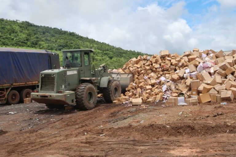 Image de Société. Le vendredi 13 décembre 2024, la direction régionale des Douanes d’Odienné a procédé à une opération spectaculaire de destruction de produits prohibés d’une valeur de plus de 58 millions de FCFA. Ce geste s’inscrit dans la lutte continue de la Côte d’Ivoire contre la contrebande, les produits médicaux falsifiés et les marchandises illicites qui circulent sur le marché local. En présence de représentants de la préfecture, de la justice et des forces de défense et de sécurité, 536 cartons de marchandises, représentant environ 11 tonnes de produits illégaux, ont été incinérés. Parmi ces produits, des médicaments de qualité inférieure et falsifiés, ainsi que des cigarettes de contrebande, ont été saisis et détruits, témoignant de la détermination des autorités à éradiquer ces menaces pour la santé publique et l’économie du pays. Cette opération soulève des interrogations sur l’ampleur du fléau de la contrebande en Côte d'Ivoire et sur les moyens déployés pour lutter efficacement contre ce phénomène. En quoi cette lutte est-elle cruciale pour le développement socio-économique du pays et la préservation de la sécurité des citoyens ? Une opération symbolique et décisive à Odienné Le 13 décembre 2024, la région d'Odienné, au nord-ouest de la Côte d'Ivoire, a été le théâtre d'une importante opération de destruction de produits illégaux. Cette opération, orchestrée par la direction régionale des Douanes, visait à mettre un terme à la circulation de marchandises prohibées qui peuvent mettre en danger la santé publique et nuire à l’économie nationale. En tout, plus de 536 cartons, représentant un poids total de 11 tonnes, ont été incinérés. Cette destruction a non seulement permis de débarrasser le pays de marchandises de mauvaise qualité, mais elle envoie également un message fort quant à la volonté des autorités ivoiriennes de lutter contre les activités illégales. Parmi les produits détruits lors de cette opération, les plus préoccupants sont sans doute les médicaments de qualité inférieure et falsifiés (PMQIF), qui représentent plus de 10,5 tonnes du total. Ces produits médicaux sont souvent dangereux pour les consommateurs, car leur qualité n'est pas garantie. Ils peuvent être inefficaces, voire nocifs, ce qui constitue un véritable danger pour la santé publique. En outre, la circulation de ces médicaments falsifiés contribue à affaiblir la confiance des citoyens dans le système de santé, tout en alimentant un marché parallèle qui échappe à tout contrôle. Les cigarettes de contrebande, qui occupent une place importante dans cette saisie avec 31 cartons pesant plus de 400 kg, sont également une source majeure de préoccupation. Ces cigarettes, qui sont introduites illégalement sur le marché, contournent les taxes et les réglementations en vigueur, ce qui nuit non seulement aux finances publiques, mais crée également des risques pour la santé des fumeurs, car elles ne respectent pas les normes de sécurité. L’incinération de ces produits illégaux s’inscrit dans un cadre plus large de lutte contre la contrebande et les activités illicites en Côte d'Ivoire. Cette lutte est cruciale pour plusieurs raisons. Tout d’abord, la circulation de produits falsifiés et de contrebande constitue un frein important au développement économique du pays. En échappant aux contrôles douaniers et fiscaux, ces produits nuisent à l’économie nationale en ne contribuant pas aux recettes fiscales, et en favorisant des pratiques commerciales déloyales. En outre, les produits de mauvaise qualité, tels que les médicaments falsifiés, représentent une menace pour la santé publique. Leur circulation incontrôlée peut entraîner des épidémies, des résistances aux médicaments et des décès prématurés. La protection de la santé des citoyens est donc un enjeu primordial dans cette bataille contre la contrebande. La destruction des produits illégaux à Odienné n’est pas un cas isolé. En septembre 2024, l’Unité de Lutte contre la Criminalité Transnationale Organisée (UCT) a procédé à une saisie spectaculaire d’une tonne et demie de médicaments falsifiés à Abidjan, d’une valeur estimée à cinq millions de FCFA. Cette opération a été rendue possible grâce à une information anonyme qui a permis d’intercepter un camion-remorque en provenance du Ghana. À bord, les autorités ont découvert plusieurs dizaines de cartons de produits médicaux falsifiés dissimulés parmi des carreaux. Cette saisie témoigne de l’efficacité croissante des forces de sécurité et des douanes ivoiriennes dans la traque des produits illégaux. Cependant, la question demeure : ces efforts sont-ils suffisants pour endiguer ce fléau qui menace la sécurité sanitaire et l’équilibre économique du pays ? Bien que les saisies et les destructions soient un moyen de montrer la volonté des autorités, la contrebande demeure un problème structurel qui nécessite des solutions durables. Les mécanismes de lutte : coordination et vigilance La lutte contre la contrebande en Côte d'Ivoire repose sur la coordination entre plusieurs acteurs : les douanes, la police, la gendarmerie, la justice, ainsi que des agences internationales telles que l’Organisation Mondiale de la Santé (OMS) et l’Organisation des Nations Unies contre la Drogue et le Crime (ONUDC). Le rôle de ces institutions est crucial, car elles permettent d’assurer un suivi des activités illégales transnationales et de coordonner les efforts pour mettre un terme à la contrebande. En plus des saisies, des mesures préventives doivent être prises, notamment à travers l’éducation et la sensibilisation des citoyens aux dangers des produits illicites. Les autorités doivent également renforcer les contrôles aux frontières et les inspections des cargaisons, afin de stopper les marchandises illégales avant qu’elles n’atteignent le marché. La question de la corruption dans les forces de sécurité et les douanes, qui peut faciliter le passage de ces produits, reste également un défi à surmonter. Malgré les efforts déployés, la lutte contre la contrebande reste un combat difficile. Les réseaux de contrebande sont souvent bien organisés et disposent de ressources considérables pour faire face aux contrôles. Ils peuvent recourir à des méthodes de dissimulation sophistiquées, ce qui rend les saisies de produits illégaux souvent plus complexes qu’il n’y paraît. Par exemple, la saisie effectuée par l’UCT en septembre dernier montre à quel point les contrebandiers sont prêts à prendre des risques pour faire passer leurs cargaisons. Les produits falsifiés peuvent être dissimulés parmi d’autres biens, rendant leur détection plus difficile pour les autorités. La présence de produits de contrebande sur le marché ivoirien a des conséquences directes sur la compétitivité des entreprises locales. Les commerçants qui respectent la loi et s’acquittent de leurs obligations fiscales se retrouvent désavantagés face à des concurrents qui ne paient pas de taxes et proposent des produits à des prix plus bas. Cette concurrence déloyale peut entraîner la faillite de nombreuses entreprises et nuire à l’économie du pays. Les produits de contrebande, en particulier les médicaments, représentent également un danger pour la santé des consommateurs. L’utilisation de médicaments falsifiés peut entraîner des complications graves, telles que des résistances aux médicaments et des épidémies de maladies infectieuses. Il est donc primordial que le gouvernement ivoirien continue à renforcer ses efforts pour éradiquer ce phénomène. La destruction des produits illégaux à Odienné est un signe encourageant de la volonté des autorités ivoiriennes de lutter contre la contrebande et de protéger la santé publique. Cependant, cette opération ne représente qu'une partie de la lutte qui doit être menée à l'échelle nationale et internationale. Les autorités doivent continuer à renforcer les contrôles aux frontières, à sensibiliser la population et à lutter contre la corruption au sein des forces de sécurité. La question demeure : la Côte d'Ivoire pourra-t-elle un jour éradiquer totalement la contrebande et les produits falsifiés, ou ce fléau continuera-t-il à prospérer, malgré les efforts déployés par les autorités ?