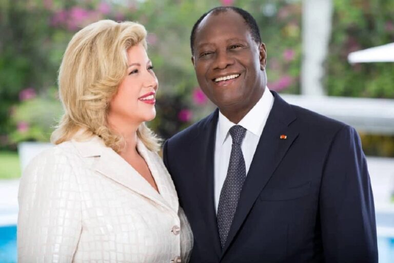 Image de Politique. Dans une démonstration de solidarité et d'engagement envers les plus vulnérables, le couple présidentiel ivoirien, Alassane Ouattara et Dominique Ouattara, a récemment offert un don de médicaments d'une valeur de 130 millions de FCFA à l'unité d'oncologie pédiatrique du Centre Hospitalier Universitaire (CHU) de Treichville. Ce don, remis par l'intermédiaire du ministre de la Santé, Pierre N’Gou Dimba, marque un tournant dans la prise en charge des enfants atteints de cancer en Côte d'Ivoire. En effet, près de 200 enfants, touchés chaque année par cette maladie dévastatrice, pourront bénéficier de traitements gratuits pendant une année entière, allégeant ainsi le fardeau financier des familles et leur offrant un espoir renouvelé. Ce geste s'inscrit dans une politique de santé publique ambitieuse du gouvernement, visant à améliorer l'accès aux soins et renforcer le système de santé du pays. Dans ce contexte, l'initiative présidentielle ne se contente pas de soulager les souffrances immédiates, mais ouvre également la voie à un avenir plus équitable pour les patients vulnérables. Un soutien vital pour les enfants malades L’oncologie pédiatrique, un domaine médical qui se consacre au traitement du cancer chez les enfants, fait face à d'importants défis en Côte d'Ivoire. La prise en charge des jeunes patients reste complexe, notamment en raison des coûts élevés des traitements et du manque de ressources spécialisées. Chaque année, ce sont près de 200 enfants qui sont diagnostiqués avec des cancers divers, allant des leucémies aux tumeurs solides. Malheureusement, l’accès aux soins oncologiques spécialisés reste limité, et pour de nombreuses familles, les coûts exorbitants des traitements sont un obstacle majeur à une prise en charge adéquate. Le don récent de médicaments d'une valeur de 130 millions de FCFA par le couple présidentiel se veut une réponse concrète à cette situation. Grâce à ce geste, une centaine d'enfants pourront bénéficier de traitements de qualité sans avoir à se soucier des frais associés. Il s'agit là d'un soulagement immense pour les parents, souvent démunis face à la maladie de leur enfant. Les médicaments, qui couvriront les besoins essentiels pour l’année, représentent une aide considérable dans la lutte contre le cancer pédiatrique. Les enfants touchés par le cancer sont parmi les plus vulnérables de la société, et ce soutien vise à leur donner une chance supplémentaire de surmonter cette maladie. Les traitements onéreux, les hospitalisations prolongées et les soins spécialisés représentent un fardeau financier qu'une grande partie des familles ivoiriennes ne peut assumer. Le couple présidentiel a ainsi choisi de s'impliquer directement pour alléger ce fardeau et garantir que ces enfants aient accès aux soins dont ils ont besoin pour survivre. Pour les familles des enfants malades, ce don est bien plus qu’une simple aide matérielle : il représente un soutien émotionnel et psychologique dans des moments de grande détresse. "Cela nous permet de nous concentrer sur l’essentiel, c’est-à-dire la guérison de notre enfant", confie une mère de famille, dont l’enfant est atteint d’une leucémie. "Sans ce soutien, il aurait été très difficile pour nous de continuer le traitement, tant les coûts sont élevés." En Côte d'Ivoire, la maladie est souvent perçue comme une épreuve non seulement physique mais aussi financière. Les enfants malades et leurs familles sont souvent confrontés à des choix difficiles entre les soins médicaux nécessaires et d’autres besoins vitaux, comme l’éducation et le logement. Ce soutien financier est donc un soulagement dans un contexte où les inégalités sociales et économiques rendent les soins médicaux accessibles à une minorité. Pour les parents, cette aide symbolise un retour de la solidarité nationale, avec l’État et les autorités locales prenant des mesures pour garantir une prise en charge équitable. Au-delà de l’aspect médical, il s'agit également d'un message fort de la part des autorités, réaffirmant l'engagement du gouvernement à protéger les enfants et à promouvoir l'égalité d'accès aux soins, quelles que soient les conditions socio-économiques. Le geste du président Alassane Ouattara et de la première dame s'inscrit dans une politique de santé publique ambitieuse, visant à renforcer l'accès aux soins pour tous, notamment pour les plus vulnérables. Depuis le début de son mandat, le président Ouattara a mis en place des réformes destinées à améliorer les infrastructures de santé du pays. De la construction de nouveaux hôpitaux et centres de santé à la fourniture de soins de qualité à moindre coût, le gouvernement a montré sa volonté de transformer le secteur de la santé. Le ministre de la Santé, Pierre N'Gou Dimba, a rappelé lors de la remise des médicaments que ce geste ne se limite pas à une action ponctuelle, mais s'inscrit dans une vision plus large de réformes structurelles. "L’objectif du gouvernement est d’améliorer durablement le système de santé en Côte d’Ivoire, de manière à ce que chaque Ivoirien puisse accéder à des soins de qualité, sans distinction", a-t-il affirmé. Le soutien apporté aux enfants atteints de cancer est ainsi un élément parmi d'autres d'une stratégie globale visant à renforcer les capacités du système de santé et à garantir une couverture sanitaire universelle. Une autre initiative importante a été la création de centres spécialisés pour le traitement des maladies graves comme le cancer, qui devraient permettre une prise en charge plus rapide et plus efficace des patients. En parallèle, des formations sont mises en place pour le personnel médical afin de renforcer les compétences dans le domaine de l’oncologie pédiatrique et d’autres spécialités. Cela permettra de mieux répondre aux besoins croissants d'une population en pleine expansion, tout en modernisant les infrastructures sanitaires du pays. La coopération internationale dans la lutte contre le cancer Le don de 130 millions de FCFA s'inscrit également dans un cadre de coopération internationale en matière de lutte contre le cancer. Plusieurs ONG et partenaires internationaux ont soutenu ces dernières années les efforts du gouvernement ivoirien pour améliorer la prise en charge du cancer, mais aussi pour promouvoir la prévention et le dépistage précoce. Dans ce cadre, des programmes de sensibilisation ont été lancés pour encourager les parents à consulter plus tôt en cas de signes inquiétants chez leurs enfants. Le don de médicaments vise à renforcer ces efforts en offrant un accès aux traitements nécessaires à ceux qui n'ont pas les moyens de financer eux-mêmes leurs soins. Les initiatives locales et internationales sont essentielles pour endiguer l'épidémie de cancer, qui touche de plus en plus de jeunes Ivoiriens. En Côte d'Ivoire, le cancer pédiatrique reste un défi majeur en raison de la faiblesse des infrastructures et du manque de personnel spécialisé. Mais, grâce à l’implication du gouvernement et des acteurs internationaux, la situation est en constante amélioration, même si des efforts supplémentaires sont nécessaires pour garantir une prise en charge optimale de tous les patients. Le geste du couple présidentiel s'inscrit dans une volonté manifeste de contribuer à l’amélioration du système de santé ivoirien et à la réduction des inégalités d’accès aux soins. Toutefois, bien que cette initiative ait été saluée par de nombreuses voix, elle soulève une question importante : dans quelle mesure ces actions ponctuelles suffisent-elles à résoudre les défis structurels du système de santé en Côte d'Ivoire ? Si le don de médicaments constitue un soutien précieux pour les familles, la question de la durabilité de cette aide reste entière. Face aux défis croissants que représente la prise en charge des maladies graves, la question de l'autosuffisance du système de santé ivoirien demeure cruciale. Le pays pourra-t-il maintenir un tel niveau d’engagement sur le long terme et assurer un accès universel à des soins de qualité ? Le gouvernement, tout en multipliant les initiatives, saura-t-il répondre à ces défis sans dépendre de l’aide extérieure et des dons ponctuels ?