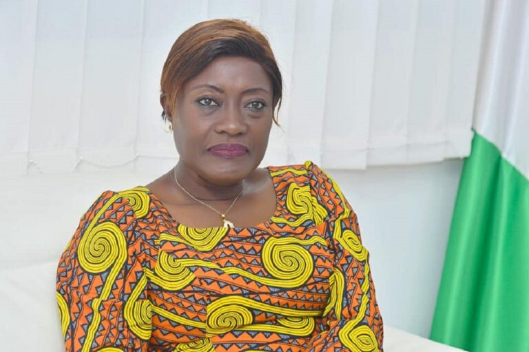 Image de Société. La question des congés anticipés en Côte d’Ivoire a récemment pris une tournure sérieuse, avec l’intervention ferme de la ministre de l’Éducation nationale et de l'Alphabétisation, Mariatou Koné. Constatant les troubles récurrents dans certains établissements scolaires liés à des revendications d’élèves désirant quitter les classes avant la date officielle des congés, la ministre a réaffirmé son autorité et insisté sur le respect scrupuleux du calendrier scolaire. Elle a ainsi lancé un appel à la responsabilité et au devoir citoyen, s’adressant directement aux élèves et aux parents d’élèves à travers un message publié sur sa page Facebook ce 13 décembre 2024. Un phénomène récurrent : les congés anticipés, une question sensible La ministre a également accompagné son appel d’une affiche, inscrivant en grandes lettres : « Zéro congés anticipés, année scolaire 2024-2025 » et « Non aux congés anticipés ». Cette démarche s’inscrit dans une volonté de préserver l’ordre et de garantir une meilleure organisation des activités scolaires. La question des congés anticipés, qui semble au premier abord anecdotique, cache des enjeux bien plus vastes, notamment en matière de gestion du temps scolaire, de la discipline au sein des établissements, et des relations entre les élèves, les enseignants et les parents. Les congés anticipés sont devenus un sujet récurrent au sein du système éducatif ivoirien, notamment dans le cadre des périodes de fêtes de fin d’année. Chaque année, de nombreux établissements scolaires sont confrontés à des mouvements de protestation initiés par des élèves qui cherchent à quitter les classes avant la date officielle des congés. Ces revendications sont parfois motivées par la fatigue accumulée tout au long de l'année, le désir de rejoindre leurs familles plus tôt ou encore l’influence de certains groupes d'élèves perturbateurs. Ce phénomène de départ prématuré des élèves n'est pas sans conséquences. Les établissements scolaires se retrouvent dans une situation délicate où la gestion des absences devient problématique, et où l’on assiste à des perturbations dans le bon déroulement des cours. L'impact de ces départs anticipés est d'autant plus important dans les classes de fin d'année, où les élèves doivent finaliser leurs programmes en vue des examens de fin d'année. Il est dans ce contexte que le ministère de l’Éducation a décidé d’agir avec fermeté. La ministre Mariatou Koné a d’ores et déjà pris des mesures afin de prévenir toute tentative de déviation de l’organisation scolaire. Dans son message, elle a appelé élèves et parents à respecter la date fixée par le gouvernement et a mis en garde contre toute forme de perturbation dans le déroulement des cours. Le message de Mariatou Koné va au-delà de la simple gestion des congés scolaires. Il s’agit d’une véritable invitation à la responsabilité collective. En effet, la ministre a souligné que le respect du calendrier scolaire est un devoir citoyen, et que chaque acteur du système éducatif – qu’il soit élève, parent ou enseignant – doit prendre sa part de responsabilité dans le maintien de l’ordre et de la discipline au sein des écoles. Ce message de responsabilité s’adresse particulièrement aux élèves, qui, bien souvent, sont les premiers à être tentés par les congés anticipés. La ministre a insisté sur le fait que ces pratiques perturbent non seulement le bon déroulement des cours, mais également l’équilibre social au sein des établissements scolaires. « Je vous invite à la responsabilité et au devoir citoyen », a-t-elle précisé, un appel solennel à chacun pour qu’il prenne en considération les conséquences de ses actes sur la communauté scolaire. Les parents, eux aussi, sont interpellés par cette initiative. Bien que leur rôle principal soit de veiller à l’éducation de leurs enfants, leur influence peut être déterminante dans la prise de décisions concernant la scolarité. L’appel de la ministre vise donc à rappeler aux parents qu’ils doivent soutenir l’école et s’assurer que leurs enfants respectent les dates et les règlements fixés par le ministère. Une mobilisation des autorités pour renforcer l'ordre scolaire Lutter contre les congés anticipés n’est pas une tâche facile. C’est pourquoi la ministre Mariatou Koné n’a pas limité son appel à un simple message sur les réseaux sociaux, mais a aussi mis en place des actions de terrain pour sensibiliser et encadrer les élèves. En effet, au-delà de la communication officielle, plusieurs acteurs de l’administration locale ont été mobilisés pour renforcer la présence des autorités et rappeler l’importance du respect des délais scolaires. Le 2 décembre dernier, lors d’une cérémonie au collège privé Amen à Bonon, le sous-préfet de la région a pris la parole pour exhorter les élèves à demeurer en classe jusqu’à la date officielle des congés. Cet appel, relayé par les autorités locales, est une réponse directe à la tentative de certains groupes d’élèves de quitter les classes avant l’heure. Ces interventions, bien que nécessaires, soulignent un certain malaise : pourquoi des élèves se sentent-ils suffisamment à l’aise pour défier l’autorité de l’école et du ministère de l’Éducation nationale ? Pour ajouter à ces mesures de sensibilisation, la police nationale a également joué un rôle clé dans la gestion des mouvements de protestation. Le 9 décembre 2024, lors d’une intervention ciblée, les forces de l’ordre ont rappelé l’importance de respecter l’ordre public et ont averti les élèves perturbateurs des conséquences de leurs actes. Selon les autorités, tout trouble à l’ordre public, y compris les départs anticipés des élèves, serait sévèrement sanctionné. Cette démarche préventive a pour objectif de dissuader les élèves de se lancer dans des actions de contestation qui nuiraient à la discipline scolaire. Le respect du calendrier scolaire est un pilier fondamental de la gestion de l’éducation en Côte d’Ivoire. Chaque année, le ministère de l’Éducation nationale publie les dates officielles des congés, afin de garantir une certaine stabilité dans le système éducatif et de permettre aux élèves de suivre un programme bien défini. Toutefois, ces dates sont souvent remises en question, particulièrement pendant les périodes de fêtes. Les congés anticipés soulèvent également la question de la gestion du temps au sein des établissements scolaires. Si certains élèves revendiquent le droit de partir plus tôt, d’autres plaident pour le respect des dates afin de profiter pleinement de la durée des cours et des révisions avant les examens. Ce dilemme reflète un déséquilibre dans la perception du temps scolaire et met en lumière les tensions qui existent parfois entre les attentes des élèves et celles des enseignants, des parents, et des autorités scolaires. Les mesures prises par la ministre Mariatou Koné et les autorités ivoiriennes visent à assurer un déroulement harmonieux de l’année scolaire 2024-2025. En fixant des dates fermes pour les congés, en appelant à la responsabilité et en renforçant la présence des forces de l’ordre, l’objectif est de garantir que le respect du calendrier scolaire soit observé par tous. Cependant, la question reste ouverte : qu’en est-il des raisons sous-jacentes qui poussent certains élèves à réclamer des congés anticipés ? Est-ce uniquement une question de fatigue ou y a-t-il d’autres facteurs, sociaux et économiques, qui alimentent ces mouvements ? À la lumière des récentes interventions, la société ivoirienne doit-elle reconsidérer son approche de l’éducation et repenser la manière de concilier le temps scolaire et les besoins des élèves ? Si les congés anticipés ne sont qu’un symptôme d’une problématique plus large, celle de la gestion du temps et des ressources dans les établissements scolaires, il est légitime de se demander si des réformes plus profondes ne sont pas nécessaires. La question de l’équilibre entre l’éducation et le bien-être des élèves, entre l’exigence scolaire et la réalité sociale, demeure essentielle. À travers cet appel à la responsabilité, Mariatou Koné a posé les bases d’une réflexion sur l’organisation du système éducatif ivoirien. Mais dans quelle mesure cette initiative pourra-t-elle réellement transformer les mentalités et garantir une meilleure gestion du calendrier scolaire, tout en prenant en compte les réalités vécues par les élèves et leurs familles ?