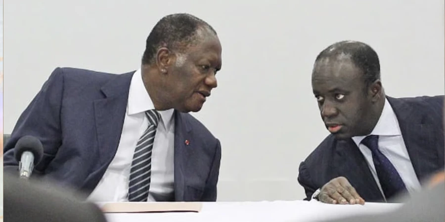 Image de Politique. À quelques mois des élections présidentielles de 2025, la politique ivoirienne est en pleine effervescence. La nomination de Marcel Amon-Tanoh, ancien directeur de cabinet du président Alassane Ouattara, au poste de Conseiller spécial, fait l'objet de nombreuses spéculations. Ce geste symbolique, venant du chef de l’État, semble constituer un tournant majeur dans les préparatifs de la prochaine élection présidentielle. Bien plus qu'une simple promotion, cette décision pourrait bien être l’indicateur d'une volonté politique plus large : celle d'une candidature d'Alassane Ouattara pour un quatrième mandat. Le mystère de la candidature d’Alassane Ouattara À l'approche de cette échéance électorale cruciale, l'ombre de l’incertitude plane encore sur la position officielle du président sortant, dont le silence sur ses intentions de se représenter alimente les débats. Toutefois, des signes de soutien de plus en plus évidents de la part de son entourage et de ses partisans laissent entrevoir un possible retour sur la scène politique. La nomination d’Amon-Tanoh, acteur clé du RHDP, ne fait que renforcer cette hypothèse. Dans ce contexte, il devient impératif d’analyser les enjeux derrière cette décision et son impact sur l’avenir politique du pays. Depuis plusieurs mois, la question d'une possible candidature d’Alassane Ouattara aux élections présidentielles de 2025 fait l’objet de multiples spéculations. Bien que le président sortant ait esquivé de répondre de manière catégorique à la question de savoir s'il briguerait un quatrième mandat, des indices accumulés au fil des mois pointent vers une décision favorable à sa reconduction à la tête du pays. La première chose à noter est l'absence de candidature officielle d'un autre membre du Rassemblement des Houphouëtistes pour la Démocratie et la Paix (RHDP), son parti politique. En effet, alors que plusieurs personnalités politiques ont montré un intérêt pour la présidence, notamment du côté de l’opposition, aucune figure forte du RHDP n’a osé se lancer dans la course pour le moment. En parallèle, de nombreux appels ont été lancés par les partisans d’Ouattara, insistant sur l'importance de sa présence en 2025, pour assurer la stabilité et la continuité des réformes mises en place pendant son mandat. La montée en puissance de Marcel Amon-Tanoh au sein de l'appareil d'État, avec sa nomination au poste de Conseiller spécial, semble être un facteur clé dans cette dynamique. Il est désormais évident que le soutien politique de figures telles qu'Amon-Tanoh va jouer un rôle fondamental dans la préparation de la campagne présidentielle du RHDP. La relation entre Marcel Amon-Tanoh et Alassane Ouattara a été tumultueuse ces dernières années. Ancien directeur de cabinet du président lors de son premier mandat, Amon-Tanoh a été écarté en mars 2020 après avoir pris des distances avec le pouvoir en place, notamment en raison de sa candidature indépendante à la présidentielle de cette même année. Cette candidature, perçue comme un acte de défiance à l'encontre du RHDP, avait conduit à son exil politique. Cependant, le retour en grâce de Marcel Amon-Tanoh, symbolisé par cette nomination récente, marque une réconciliation avec le président Ouattara. Ce geste n'est pas qu'un simple geste politique, mais une indication que l'unité au sein du RHDP doit être préservée à tout prix en vue des élections de 2025. La décision de faire revenir Amon-Tanoh dans les arcanes du pouvoir a probablement été motivée par la volonté de renforcer la cohésion interne du parti et de disposer d'une figure respectée et expérimentée pour épauler le candidat du RHDP. Marcel Amon-Tanoh, fidèle compagnon d’Ouattara dans ses premières années à la tête du pays, incarne désormais cette réconciliation politique, mettant en avant sa volonté de contribuer activement à la réussite du RHDP. À travers ce retour, le président sortant montre qu’il entend s’appuyer sur des figures de poids, ayant une connaissance précise du terrain, pour affronter la compétition de 2025. Le soutien public de Marcel Amon-Tanoh à la candidature d’Ouattara L’une des premières actions politiques de Marcel Amon-Tanoh après sa réintégration dans le cercle des proches de Ouattara a été d'affirmer publiquement son soutien à la candidature d'Alassane Ouattara pour un quatrième mandat en 2025. Lors d’une interview accordée au magazine *Jeune Afrique* en octobre 2024, Amon-Tanoh a déclaré sans ambages : "Je le soutiendrai en 2025 s’il décide de se présenter. Je le dis publiquement, car il le sait déjà. Je souhaite qu’il soit candidat pour la stabilité de mon pays et pour que les progrès tangibles qu’il a permis se poursuivent." Ce soutien n’est pas seulement un acte de loyauté personnelle, mais aussi un message fort à l’ensemble de l’électorat ivoirien. En affirmant publiquement sa préférence pour une nouvelle candidature d’Ouattara, Amon-Tanoh montre qu'il place l'intérêt national et la stabilité du pays au-dessus des ambitions politiques individuelles. Cela pourrait également influencer d'autres personnalités politiques au sein du RHDP et au-delà, en renforçant la pression pour une candidature d'Ouattara. La nomination de Marcel Amon-Tanoh au poste de Conseiller spécial n'est pas qu'une simple formalité. C’est avant tout une préparation minutieuse de la campagne présidentielle qui se profile. Le président Ouattara et son entourage semblent désormais prêts à aborder la période électorale avec une stratégie bien définie, où chaque acteur clé du parti doit jouer son rôle pour assurer la victoire. Marcel Amon-Tanoh, fort de son expérience et de son réseau, pourrait ainsi devenir un pilier central de la campagne du RHDP. Dans cette perspective, il ne cache pas ses ambitions d’avoir une influence significative. "Il appartiendra au président de savoir quel rôle il veut me voir jouer. Une chose est certaine : je souhaite impacter positivement la campagne et être une plus-value", a-t-il affirmé. Son expérience au sein de l’administration et son expertise des relations internationales, acquises pendant ses années passées à la tête du cabinet présidentiel, pourraient lui permettre de jouer un rôle clé dans la diplomatie et la communication de la campagne du RHDP. Sa capacité à rassurer les électeurs et à convaincre les sceptiques pourrait également être un atout majeur dans une élection qui s’annonce comme l’une des plus disputées de l’histoire récente du pays. Si la stratégie d’Ouattara et du RHDP semble se mettre en place de manière méthodique, l’opposition ivoirienne reste dans l’expectative. Bien que des personnalités comme Laurent Gbagbo, ancien président et leader du PPA-CI, et Tidjane Thiam, l’ex-directeur du Crédit Suisse, aient annoncé leur intention de se présenter en 2025, le manque de cohésion au sein de l’opposition ivoirienne pourrait constituer un handicap majeur. Les divisions internes au sein des partis d’opposition et le manque de leader incontesté rendent l’issue du scrutin encore plus incertaine. Dans ce contexte, la reconduction d’Ouattara, bien qu’elle soit contestée par certains, pourrait apporter une certaine stabilité et continuité dans un pays encore marqué par des fractures politiques profondes. Pourtant, la question demeure : les Ivoiriens, fatigués par une politique de personnes, sont-ils prêts à accorder un quatrième mandat à un président dont la candidature risque de diviser davantage le pays ? À l’approche de l’élection présidentielle de 2025, la nomination de Marcel Amon-Tanoh au poste de Conseiller spécial et son soutien à la candidature d’Alassane Ouattara viennent ajouter un nouveau chapitre à une campagne politique qui s'annonce déjà riche en rebondissements. La situation actuelle semble indiquer que Ouattara pourrait bien briguer un quatrième mandat, avec un retour en force de certaines figures de son ancien entourage pour l’accompagner dans cette entreprise. Cependant, dans un pays où les tensions politiques sont vives et les clivages sociaux marqués, la question se pose : un quatrième mandat pour Alassane Ouattara pourra-t-il réellement unir les Ivoiriens, ou bien risque-t-il d’aggraver les fractures qui déchirent le pays ?