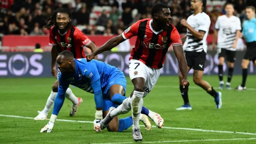 Image de Football. Le football professionnel, où la compétition est féroce et les exigences physiques sont de plus en plus élevées, est malheureusement aussi un terrain où les blessures, parfois graves, peuvent bouleverser une carrière et influer sur les performances d’une équipe. C’est ce qui arrive aujourd'hui à Jérémie Boga, l’attaquant international ivoirien de l'OGC Nice, victime d’une grave blessure musculaire à la cuisse droite. Selon les informations communiquées par son entraîneur Franck Haise, l'absence du joueur est estimée à au moins trois mois, un coup dur tant pour le joueur que pour son club. Cette blessure intervient après plusieurs précédents pépins physiques, alimentant ainsi des interrogations sur la fragilité de l'athlète et les conséquences que cela pourrait avoir sur son avenir professionnel. La blessure de Jérémie Boga : un coup dur pour l'OGC Nice L'OGC Nice, club qui joue un rôle central dans le championnat français et qui aspire à s'imposer parmi les meilleures équipes d'Europe, voit ses ambitions fragilisées par l'absence prolongée de l’un de ses joueurs-clés. Jérémie Boga, recruté pour sa rapidité, sa technique, et son flair offensif, a toujours été perçu comme un élément fondamental du dispositif tactique du club. Pourtant, ses performances ont été souvent ternies par des blessures récurrentes, dont la dernière, survenue le 10 décembre 2024, s’avère être particulièrement invalidante. Lors d’une séance d’entraînement qui précède le déplacement à Bruxelles pour la 6e journée de la phase de groupes de la Ligue Europa contre l'Union Saint-Gilloise, l'attaquant a ressenti une douleur à la cuisse droite. L’examen médical a révélé une grave blessure au niveau du muscle fémoral. Selon l’entraîneur Franck Haise, le joueur « s’était bien préparé, mais au bout de quinze jours de reprise, une séance plus légère a suffi à provoquer cette nouvelle blessure. » La durée de son absence, bien qu'encore sujette à des examens complémentaires, a d’ores et déjà été estimée à trois mois minimum. Une absence qui met en lumière un véritable dilemme pour l’OGC Nice. Jérémie Boga, âgé de 27 ans, est un joueur qui a toujours affiché un potentiel énorme. Après un passage remarqué à Sassuolo en Serie A, le natif de Marseille a fait son retour en Ligue 1 avec l'OGC Nice, où il espérait se relancer définitivement. Doté d’une technique impressionnante, d’un sens du dribble aiguisé et d'une grande capacité à changer le cours d’un match, Boga est l'un des joueurs les plus prometteurs du football africain. Mais depuis son arrivée à Nice, ses prestations ont été entachées par des blessures récurrentes, notamment au niveau musculaire. Cette fragilité physique devient un véritable problème, d’autant plus qu’elle survient alors que le joueur semblait avoir retrouvé un bon niveau de forme. Après une longue période marquée par des blessures et des périodes d'incertitude, Boga avait impressionné lors de ses dernières apparitions sur le terrain. Son retour à un niveau élevé de performance aurait été crucial pour l’OGC Nice, particulièrement dans une saison où les ambitions européennes sont fortes. Mais cette blessure à la cuisse droite pourrait bien freiner cette dynamique. En effet, selon Franck Haise, cette blessure n’est pas la première du genre pour le joueur. En 2024, Jérémie Boga a souffert de plusieurs blessures musculaires, principalement au niveau des cuisses et des ischio-jambiers. Ces blessures à répétition soulèvent des questions sur la gestion physique de l'athlète, sur la prévention de telles blessures, mais aussi sur les choix d’entraînement qui sont faits pour le maintenir en forme. L'impact sur l’OGC Nice et son dispositif tactique L’OGC Nice est un club en pleine mutation, avec des objectifs de performances de plus en plus ambitieux. Après un début de saison prometteur, l’équipe de Franck Haise se retrouve confrontée à l’absence prolongée de l’un de ses joueurs-clés. Le système de jeu de l’entraîneur, qui repose sur une attaque dynamique et la vitesse des ailiers, se voit déstabilisé par la perte de Jérémie Boga. Si le club azuréen a d'autres talents à son effectif, l’absence de l’ailier gauche pourrait bien peser lourdement dans les prochaines semaines. Le talent de Boga, sa capacité à déborder et à apporter de la profondeur dans le jeu offensif, a fait de lui un joueur essentiel. Il représentait l’un des principaux dangers pour les défenseurs adverses, notamment en Ligue Europa, où ses accélérations et son dribble étaient des atouts non négligeables pour l’équipe. À son absence, d’autres joueurs devront prendre le relais, mais la tâche s’annonce complexe. Des joueurs comme Kasper Dolberg ou Billal Brahimi pourraient être appelés à prendre davantage de responsabilités en attaque, mais rien ne garantit qu'ils parviendront à offrir la même menace que Boga. La profondeur du banc niçois sera mise à l’épreuve dans les prochains mois. La blessure de Jérémie Boga soulève des questions fondamentales sur la gestion des joueurs et la prévention des blessures dans le football professionnel. Si ces incidents font partie intégrante du sport de haut niveau, la répétition de blessures musculaires chez certains joueurs peut être liée à plusieurs facteurs : surcharge de travail, fatigue, manque de récupération ou erreurs dans les programmes d’entraînement. Dans le cas de Jérémie Boga, les détails donnés par Franck Haise sur la gestion de sa reprise sont intéressants. L’entraîneur a souligné que la charge de travail avait été légère sur les derniers jours avant la blessure, et que celle-ci survenait après un entraînement de 43 minutes. Pourtant, la fragilité musculaire persistante du joueur depuis le début de la saison pourrait signaler une problématique plus profonde. Les spécialistes du football s’interrogent sur l’efficience des méthodes de préparation physique et sur la manière dont ces blessures peuvent être anticipées et évitées. Les clubs professionnels investissent beaucoup dans la gestion des blessures et la prévention, mais il semble que certaines blessures demeurent difficiles à prévenir, notamment pour les joueurs aux profils très explosifs comme Jérémie Boga. Cela pose la question de la manière dont les clubs gèrent les performances à long terme de leurs joueurs et assurent leur disponibilité pendant toute une saison. À 27 ans, Jérémie Boga est à un tournant de sa carrière. Si la blessure actuelle risque de freiner ses ambitions de briller avec l'OGC Nice et d’atteindre son potentiel maximal, elle représente également un test important de résilience. L’attaquant devra se remettre de cette énième blessure et retrouver la forme nécessaire pour revenir au plus haut niveau. Mais la question demeure : ces blessures à répétition affecteront-elles à long terme sa carrière ?