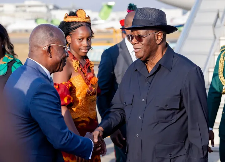 Image de Politique. Le président ivoirien Alassane Ouattara a quitté Abidjan ce samedi 14 décembre 2024 en direction d'Abuja, capitale du Nigéria, pour prendre part au 66e sommet ordinaire des Chefs d'État et de Gouvernement de la Communauté Économique des États de l'Afrique de l'Ouest (CEDEAO). Prévu pour le dimanche 15 décembre, cet événement s'inscrit dans un contexte régional particulièrement complexe, où les défis politiques, économiques et sécuritaires occupent une place centrale dans les débats. Alors que la CEDEAO cherche à maintenir son influence dans la région, plusieurs pays, dont le Mali, le Burkina Faso et le Niger, se sont récemment distancés de l'organisation. La présence d'Alassane Ouattara à ce sommet, et la position qu’il adoptera sur les questions sensibles, pourraient bien redéfinir les contours de la coopération en Afrique de l'Ouest. Un sommet dans un contexte géopolitique tendu Le 66e sommet de la CEDEAO se tiendra dans un contexte particulièrement tendu, où les divisions entre les États membres sont plus visibles que jamais. La récente décision du Mali, du Burkina Faso et du Niger de ne pas participer à cette rencontre souligne les fractures qui traversent la région. Ces trois pays, désormais regroupés au sein de l'Alliance des États du Sahel (AES), ont ouvertement critiqué l’attitude de la CEDEAO à leur égard, accusant l’organisation d'exercer des pressions incompatibles avec leurs priorités politiques et sécuritaires. Les régimes militaires du Sahel ont fait valoir leur indépendance vis-à-vis de la CEDEAO, privilégiant une approche plus autonome en matière de gouvernance et de gestion des transitions politiques. Cette position s’est traduite par un éloignement stratégique des instances régionales, les trois pays considérant que la CEDEAO ne prend pas suffisamment en compte leurs préoccupations, notamment la sécurité et la lutte contre le terrorisme. Leurs chefs d’État se sont également montrés sceptiques quant à l'idée de retours précipités à la démocratie, arguant que les conditions de sécurité dans ces pays ne permettent pas une transition rapide vers des élections libres et transparentes. Cette absence significative de la part des pays du Sahel ne manquera pas de peser sur le sommet, qui pourrait se voir privé de la perspective de ces États au moment de discuter de la situation politique et sécuritaire de la région. Il est d'autant plus crucial que la CEDEAO, et en particulier ses dirigeants influents comme Alassane Ouattara, jouent un rôle clé dans le maintien de l'intégration régionale. Au-delà des tensions politiques, le sommet de la CEDEAO sera également marqué par des discussions sur les enjeux économiques de la région. La situation économique de l'Afrique de l'Ouest demeure fragile, avec des défis majeurs tels que l'inflation, la croissance économique inégale et la gestion des ressources naturelles. Les pays de la région devront collaborer pour renforcer l'intégration économique, développer des infrastructures communes et faire face aux crises économiques multiples, exacerbées par la pandémie de COVID-19 et la guerre en Ukraine. Le volet sécuritaire sera sans aucun doute un des points centraux de ce sommet. Depuis plusieurs années, l'Afrique de l'Ouest est confrontée à une montée en puissance du terrorisme, notamment dans la bande sahélienne. La situation en Guinée, où les autorités militaires peinent à organiser des élections et à restaurer l’ordre constitutionnel, risque d’alimenter les tensions. À cela s’ajoute l’augmentation des attaques terroristes, qui menace la stabilité des pays voisins. La CEDEAO se trouve donc face à un dilemme : comment soutenir les régimes militaires du Sahel tout en préservant ses principes démocratiques ? Les divergences au sein de l’organisation sur cette question pourraient compliquer la situation. Certains membres plaident pour un soutien sans faille aux transitions démocratiques, tandis que d’autres, comme la Côte d’Ivoire, estiment qu’une approche plus pragmatique est nécessaire pour faire face aux réalités du terrain. La position d'Alassane Ouattara : médiateur et défenseur de l’unité régionale La présence du président ivoirien, Alassane Ouattara, à ce sommet s’avère décisive. Depuis son arrivée au pouvoir en 2011, il a su naviguer habilement dans les eaux parfois troubles de la politique ouest-africaine, jouant un rôle clé dans plusieurs dossiers régionaux, notamment la crise politique en Côte d'Ivoire et la réconciliation nationale. Sa vision d'une Afrique de l'Ouest stable et unie, fondée sur la coopération économique et la résolution pacifique des conflits, est largement reconnue. Alassane Ouattara, en tant que président en exercice de la CEDEAO, détient une position stratégique pour influencer le cours des événements et mener les négociations au sommet. Son expérience, à la fois en matière de gestion des conflits et de développement économique, le place dans une position idéale pour plaider en faveur de solutions concertées face aux défis sécuritaires et politiques. Dans un contexte où les tensions sont vives, la posture d'Alassane Ouattara pourrait être celle d’un médiateur, cherchant à apaiser les différends entre les membres tout en préservant les principes de l’organisation. Il est probable qu'il plaide pour une approche équilibrée qui permettrait à la fois de soutenir les transitions démocratiques tout en répondant aux préoccupations sécuritaires des pays concernés. La situation politique en Côte d'Ivoire, relativement stable depuis la fin de la crise de 2010-2011, est un autre facteur qui permet à Ouattara d'affirmer une position de leadership. Alors que certains pays de la région sont plongés dans des périodes de turbulences politiques, la Côte d'Ivoire, sous la direction d'Alassane Ouattara, a pu consolider ses institutions et renforcer son rôle régional. Cet atout pourrait jouer en faveur du président ivoirien lors des discussions avec ses pairs au sommet. L'International Crisis Group, dans un récent rapport, met en garde contre les risques de fragmentation accrue de l'Afrique de l'Ouest. L’organisation appelle à un renforcement de l’intégration régionale et à un retour à des mécanismes de concertation plus solides afin de maintenir les acquis de la CEDEAO. La fragmentation de la région, exacerbée par les tensions politiques et la montée des régimes militaires, pourrait non seulement nuire à la stabilité régionale, mais aussi compromettre les efforts de développement économique qui sont au cœur des priorités de la CEDEAO. Le sommet de la CEDEAO à Abuja sera donc une occasion cruciale pour les dirigeants de la région de définir une nouvelle trajectoire. Le rôle d’Alassane Ouattara, en tant que président de l’organisation et acteur clé de la stabilité ouest-africaine, sera déterminant dans les discussions. Sa capacité à fédérer les différents acteurs et à trouver des compromis sur des questions aussi sensibles que la gouvernance et la sécurité sera mise à l’épreuve. La CEDEAO peut-elle encore jouer un rôle de premier plan dans la résolution des crises en Afrique de l’Ouest, ou bien assistons-nous à un affaiblissement de l’organisation face à l’ascension des régimes militaires ? Le sommet d’Abuja pourrait-il marquer un tournant dans la gestion des tensions régionales, ou bien la fragmentation des États membres est-elle inévitable ? Les réponses à ces questions détermineront sans aucun doute le futur de l’intégration ouest-africaine et la place de la CEDEAO dans les années à venir. La question reste ouverte : l'Afrique de l'Ouest parviendra-t-elle à surmonter ses fractures internes pour redéfinir un modèle de coopération régionale stable et inclusif ?