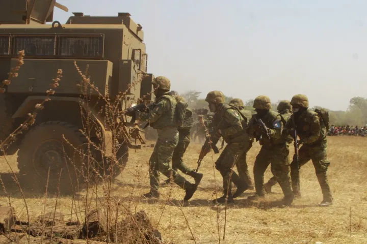 Image de Société. Dans un contexte de lutte accrue contre les groupes armés et les menaces terroristes, l’armée ivoirienne a récemment démontré sa force de dissuasion en déployant un dispositif militaire sophistiqué à Sorobango, une localité située à une dizaine de kilomètres de Bondoukou, dans l'Est de la Côte d'Ivoire. Cet exercice militaire grandeur nature, mené sous l’égide du lieutenant-colonel Esmel Jean Luc Olivier, commandant du bataillon de sécurisation de l'Est, a permis de montrer les capacités opérationnelles de l’armée ivoirienne et de renforcer les liens avec les populations locales. L’objectif était non seulement de tester la réactivité et la cohésion des différentes entités de combat, mais aussi de rassurer les citoyens face à la montée des risques sécuritaires dans la région. Un Exercice Militaire de Dissuasion L'exercice militaire qui s'est déroulé à Sorobango a marqué un tournant dans la démonstration de la force de dissuasion de l'armée ivoirienne. Cet entraînement, dirigé par le lieutenant-colonel Esmel Jean Luc Olivier, a permis de simuler un affrontement avec des groupes terroristes présumés dans la région. L’armée a mis en place une opération de contrôle de zone, destinée à tester l'efficacité de ses forces de combat et de ses moyens de répression face aux menaces terroristes. En présence d’officiers supérieurs, dont le général de division Dem Aly Justin, chef d’État-major général des armées-adjoint, et le colonel-major Losséni Fofana, commandant de la troisième région militaire de Bouaké, l’exercice a montré l’engagement de l’armée ivoirienne à assurer la sécurité du pays et à préserver l’intégrité de son territoire. Ce déploiement a également impliqué des moyens matériels impressionnants, tels que des blindés, des chars et d’autres équipements de combat, qui ont suscité un véritable sentiment de fierté et d’honneur chez les populations locales. Cet exercice militaire visait à renforcer les capacités opérationnelles interarmes de l'armée ivoirienne et à tester sa capacité à mener une opération de grande envergure dans un contexte complexe. Le colonel Hobbah Koffi Eric, chef de la division plan et opération de l’État-Major de l'armée, a souligné que cet entraînement s’inscrivait dans le cadre de la défense opérationnelle du territoire national. Il a également insisté sur l'importance de rassurer la population tout en établissant des liens solides avec les communautés locales. “La vision est de dire que nous assumons notre sécurité. Nous avons les hommes, les moyens pour cela et nous sommes en capacité de le faire”, a-t-il affirmé, soulignant la détermination de l’armée à protéger les civils et à maintenir l’ordre. Cette opération a permis à l’armée de démontrer non seulement ses capacités de combat, mais aussi son savoir-faire en matière de coordination et de gestion de crise. En traitant et neutralisant des terroristes présumés qui avaient pris des otages, les forces ivoiriennes ont prouvé qu'elles étaient prêtes à intervenir dans des situations de crise tout en minimisant les risques pour les civils. Cette démonstration a été saluée par la population locale, qui a vu dans cet exercice une véritable marque de l'engagement de l'État à garantir leur sécurité. La situation sécuritaire en Côte d'Ivoire, bien que globalement stable ces dernières années, reste vulnérable aux menaces extérieures, en particulier en raison de la proximité de pays comme le Mali, le Burkina Faso et le Niger, où les groupes djihadistes ont gagné du terrain. Les régions de l'Est et du Nord de la Côte d'Ivoire ont été particulièrement préoccupantes ces derniers temps en raison de la montée en puissance des groupes armés. L'exercice de Sorobango s’inscrit donc dans une stratégie globale de renforcement de la défense nationale et de lutte contre le terrorisme, visant à prévenir toute infiltration ou attaque de la part de ces groupes. La région du Zanzan, où se trouve Sorobango, a connu plusieurs incidents dans le passé, ce qui a incité les autorités ivoiriennes à redoubler de vigilance. L'armée ivoirienne, consciente des défis qui l'attendent, a mis en place des dispositifs de sécurisation préventive, notamment des patrouilles renforcées et des interventions ciblées, afin de maintenir l'ordre et de protéger les populations. Mais malgré ces efforts, la menace reste latente, et il est impératif que les forces de sécurité soient en mesure de réagir rapidement et de manière coordonnée. La Dimension Psychologique de la Sécurité Au-delà de la simple démonstration de force militaire, cet exercice a aussi une dimension psychologique importante. Pour de nombreuses populations, particulièrement celles vivant dans les zones frontalières ou potentiellement exposées à des attaques, la présence de l’armée et de ses équipements lourds représente un gage de protection et de sécurité. C’est un message fort que les autorités ivoiriennes cherchent à faire passer : la sécurité du pays est une priorité, et elles sont prêtes à utiliser tous les moyens nécessaires pour la garantir. Dans ce contexte, la communication entre les forces de sécurité et les populations est essentielle. Le sous-préfet de Sorobango, Mme Dago Ouhalé Géneviève, a salué cet exercice militaire comme un honneur pour les habitants de la localité. La présence de ces moyens militaires lourds a renforcé le sentiment de sécurité chez les civils, et cet aspect de la gestion de la sécurité ne doit pas être sous-estimé. Il ne s’agit pas seulement de combattre les menaces extérieures, mais aussi de maintenir un climat de confiance et de coopération avec les citoyens, afin d’assurer une paix durable. L'un des objectifs majeurs de cet exercice était de tester la coordination entre les différentes unités de l'armée ivoirienne. Cette opération interarmes a mis en évidence la nécessité d’une réponse collective et coordonnée face aux défis sécuritaires complexes auxquels le pays est confronté. En effet, le succès de ce type d'opération dépend de la capacité des différentes branches de l’armée – terre, air et mer – à travailler de concert pour atteindre un objectif commun. Les forces militaires ivoiriennes ont ainsi montré leur aptitude à mener une guerre de grande envergure, avec une réactivité et une cohésion exemplaires. L’armement et la logistique de l’armée ont également été mis à l’épreuve lors de cet exercice. Les forces de l’ordre ont dû déployer une stratégie bien orchestrée pour neutraliser les menaces tout en préservant les civils. Cela a permis de tester le soutien médical en situation de combat, un aspect crucial dans les opérations militaires modernes, où les blessures et les traumatismes peuvent avoir un impact significatif sur l’issue d’un affrontement. Cet exercice a également permis de former les soldats à la gestion de crises humaines et à l’évaluation des risques en temps réel, des compétences qui s'avèrent indispensables en situation de guerre asymétrique, où les menaces ne sont pas toujours prévisibles. L'exercice à Sorobango a également attiré l’attention des partenaires internationaux de la Côte d'Ivoire, qui soutiennent l’armée ivoirienne dans ses efforts pour garantir la stabilité de la région. Plusieurs pays, dont la France et les États-Unis, ont fourni une assistance technique et matérielle pour soutenir les initiatives de défense et de lutte contre le terrorisme dans la région. Le gouvernement ivoirien, quant à lui, a réaffirmé son engagement à renforcer les capacités de ses forces de défense et de sécurité. L’ONU et l’Union africaine ont également salué cet exercice, le qualifiant de “modèle en matière de coordination interarmes et de défense opérationnelle”. L’ONU a exprimé son soutien aux efforts ivoiriens pour maintenir la paix et la sécurité en Afrique de l’Ouest, région qui reste vulnérable face à la menace terroriste. L’exercice militaire mené dans le District du Zanzan se poursuit jusqu’au 14 décembre 2024 et devrait se conclure par une évaluation des capacités de l’armée ivoirienne. Ce type d’entraînement est crucial pour garantir que l’armée est prête à répondre aux défis sécuritaires dans les mois et années à venir. À long terme, l’objectif est d’établir une défense nationale solide, capable de faire face à toutes les formes de menaces, qu'elles soient terroristes, transnationales ou internes. Cependant, la question qui se pose est la suivante : jusqu’à quel point les capacités militaires de la Côte d'Ivoire seront-elles suffisantes pour répondre aux défis de plus en plus complexes posés par les groupes armés et les menaces terroristes ? Le pays sera-t-il en mesure de maintenir la paix et la stabilité tout en consolidant les liens avec les populations locales et les partenaires internationaux ?