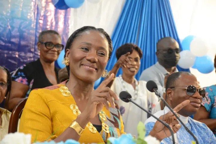 Image de Politique. Le 15 décembre 2024, Nady Bamba-Gbagbo, épouse de l’ancien président ivoirien Laurent Gbagbo, a intensifié la campagne en vue des élections présidentielles de 2025 en rencontrant les femmes militantes du PPA-CI (Parti des Peuples Africains – Côte d'Ivoire) dans les communes d’Abidjan de Cocody et Bingerville. Ce rendez-vous a été l’occasion pour elle de réitérer son soutien à son mari, candidat à la présidentielle, tout en appelant les Ivoiriens à lui accorder leur confiance. Un appel marqué par des propos résolument optimistes et une conviction de la victoire, malgré les défis à venir. Laurent Gbagbo : L'Homme de la Situation ? À travers cette tournée de remerciements, Nady Bamba a également exprimé sa gratitude envers les femmes qui ont soutenu son époux pendant ses années d'incarcération à La Haye. Cet engagement, selon elle, a été déterminant pour maintenir la flamme de l’espoir et de la justice vivante, même dans les moments les plus sombres. La rencontre a été une véritable tribune de mobilisation où, avec ferveur et détermination, elle a lancé un message de solidarité, mais aussi de résilience. À moins d’un an du scrutin, ces rassemblements prennent une importance capitale, car ils participent à forger une image de Laurent Gbagbo comme un homme de retour dans le jeu politique, prêt à reprendre les rênes du pays. Ce rassemblement a aussi été l’occasion pour Nady Bamba de rappeler que la victoire, bien qu'ardue, est à portée de main. Une victoire qu’elle semble juger indispensable pour l’avenir politique et économique de la Côte d'Ivoire. Mais derrière ces messages de soutien et d’espoir, se cachent aussi des questions sur la dynamique actuelle de la politique ivoirienne. Quel rôle Laurent Gbagbo, et par extension Nady Bamba, peuvent-ils réellement jouer dans un environnement aussi polarisé ? Et dans quelle mesure leur retour peut-il modifier le paysage politique du pays ? Nady Bamba a choisi d’investir sa tournée de remerciements pour réaffirmer un message central : son mari, Laurent Gbagbo, est l’homme qu’il faut pour conduire la Côte d'Ivoire vers un avenir meilleur. Selon elle, la stabilité du pays, après des années de turbulences politiques et sociales, passe inéluctablement par son retour en tant que leader. Dans un contexte où la politique ivoirienne reste encore marquée par les cicatrices de la guerre civile de 2010-2011, cette déclaration de Nady Bamba revêt une dimension particulière. Laurent Gbagbo, après une décennie d'absence sur la scène politique à cause de son incarcération à La Haye à la suite de la crise post-électorale, revient en force, prêt à défier les nouveaux acteurs politiques en place. Mais pourquoi Nady Bamba est-elle si catégorique dans son soutien à cet homme ? « C’est lui qui a toujours défendu les intérêts des Ivoiriens », affirme-t-elle. Mais cette analyse est-elle partagée par l’ensemble de la population ivoirienne ? Pour comprendre l’impact de ce retour, il faut revenir sur le parcours de Laurent Gbagbo, une figure politique controversée. Ancien président de la Côte d'Ivoire, il a été à l’origine de nombreuses réformes économiques et sociales, mais aussi de décisions politiques qui ont divisé la nation. Son arrestation à La Haye, ses procès, ainsi que sa réhabilitation en 2019 après avoir été acquitté par la Cour pénale internationale, ont forgé une image complexe de l’homme. L’épouse de Gbagbo semble, elle, se concentrer sur sa résilience et son implication dans la construction d’une nation plus juste, mais cette vision n’est pas partagée par tous. En effet, les adversaires politiques de Gbagbo évoquent souvent ses années de pouvoir comme synonymes de tensions internes et de répression. La mobilisation des femmes reste un axe majeur dans la campagne de Laurent Gbagbo. Lors de cette rencontre à Cocody et Bingerville, Nady Bamba a rappelé l’importance de cet électorat dans le cadre de l’élection présidentielle de 2025. Les femmes, selon elle, ont un rôle central à jouer dans le succès de la campagne, non seulement en tant que porteuses de voix mais aussi en tant qu’actrices de changement dans la société ivoirienne. Il n’est pas anodin que Nady Bamba ait pris la parole devant un public féminin. Dans un contexte où la Côte d'Ivoire traverse des transitions politiques majeures, l'engagement des femmes représente une dimension stratégique. De plus, ce soutien populaire, souvent vécu comme une solidarité entre générations et entre communautés, s'est avéré crucial lors de moments précédents. Durant l'incarcération de Laurent Gbagbo à La Haye, les femmes du PPA-CI avaient en effet joué un rôle de premier plan, organisant des manifestations de soutien et multipliant les actions symboliques pour témoigner de leur loyauté. Cette dynamique de soutien féminin est particulièrement palpable dans un contexte où les politiques de parité et l’inclusion des femmes dans la sphère politique ivoirienne continuent d’évoluer. Nady Bamba, en épousant cette cause, s’inscrit dans un mouvement plus large qui vise à donner une voix plus forte et plus visible aux femmes en politique. Une Côte d'Ivoire En Proie à de Nouvelles Tensions Politiques Le climat politique actuel en Côte d'Ivoire est tendu, avec des rivalités de plus en plus marquées entre les différentes factions. Le retour de Laurent Gbagbo a non seulement ravivé les passions, mais a aussi renforcé les fractures qui divisent le pays. En dépit de la réconciliation apparente après la crise post-électorale, les fractures politiques, ethniques et régionales restent bien réelles. Dans ce contexte, Nady Bamba sait que la route vers la présidentielle de 2025 sera semée d'embûches. Mais elle semble confiante, tout comme son mari, que leur message de réconciliation et de justice prévaudra. Pour elle, le retour de Gbagbo est synonyme de la fin des tensions politiques héritées de son mandat et de son incarcération. « L’unité du pays, c’est avec lui que cela se fera », déclare-t-elle sans détour. Cette confiance apparente masque cependant des questions non résolues sur l'avenir du pays. Les partisans de Gbagbo sont-ils en mesure de rallier suffisamment d’électeurs face aux nouvelles figures politiques qui ont émergé, notamment sous l’ère d'Alassane Ouattara, et plus récemment d'Henri Konan Bédié ? En outre, quelle sera la réaction de la communauté internationale face à un éventuel retour au pouvoir de l'ancien président, après ses années passées à La Haye et les controverses qui ont marqué son mandat ? Le principal défi auquel fait face Laurent Gbagbo en 2025 est probablement celui de la légitimité. Bien qu'il soit soutenu par une base solide, notamment chez les anciens partisans du FPI (Front Populaire Ivoirien) et du PPA-CI, son retour pourrait susciter des résistances, en particulier parmi ceux qui ont souffert durant la guerre civile et ses répercussions. Nady Bamba, consciente des enjeux, appelle à une réconciliation nationale véritable, au-delà des considérations politiques. Elle plaide pour un dialogue inclusif qui rassemble toutes les forces vives du pays, quelles que soient leurs divergences. Cependant, cette vision est-elle réaliste dans un climat où les rancœurs restent encore vives ? Le retour de Laurent Gbagbo dans la course à la présidentielle de 2025 semble déjà redéfinir les contours de la politique ivoirienne. Cependant, cette élection pourrait-elle réellement marquer un tournant dans la gouvernance du pays ? Dans quelle mesure l’appel de Nady Bamba pour une réconciliation nationale sera-t-il entendu par tous les acteurs politiques et la population ivoirienne ? La victoire de Gbagbo en 2025 pourrait-elle, en définitive, apporter la stabilité promise, ou risquerait-elle de raviver les tensions internes du pays ? À moins d’un an de l’élection, les questions sont nombreuses. Laurent Gbagbo sera-t-il perçu comme l’homme capable de restaurer l’unité nationale ou, au contraire, comme un facteur de division supplémentaire dans un pays encore profondément marqué par son passé récent ?