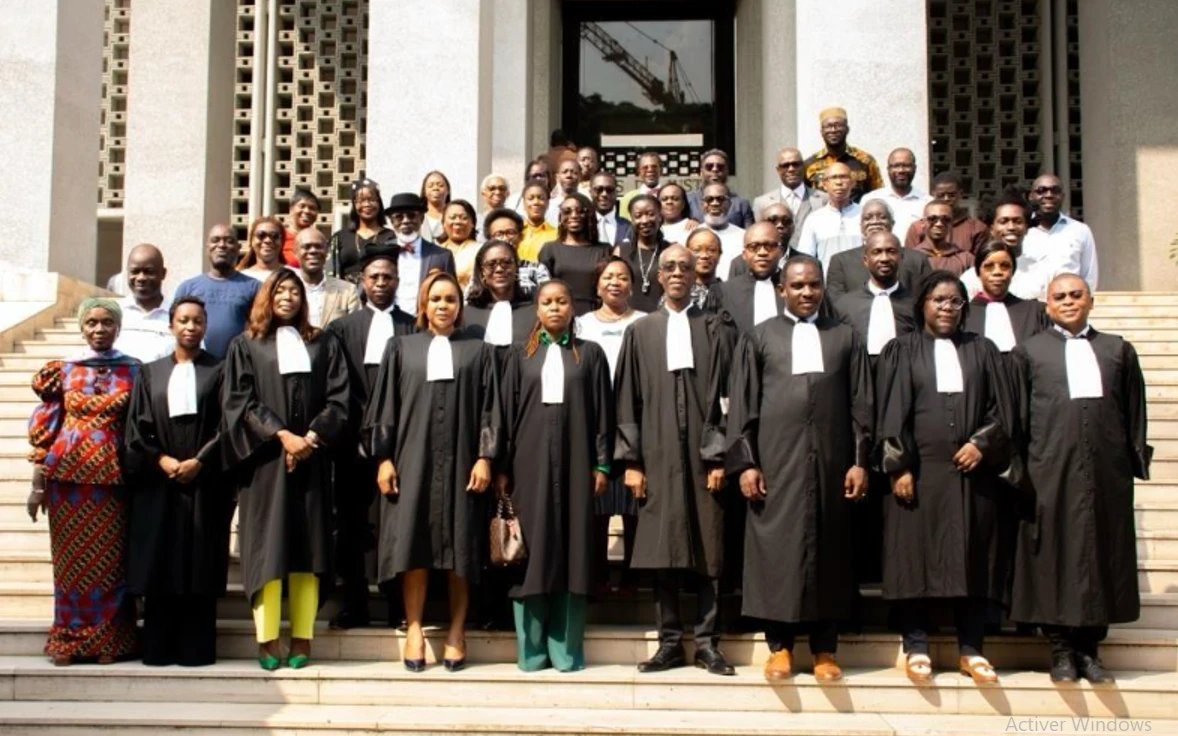 Image de Offres d'Emploi. Le système judiciaire ivoirien continue d’évoluer et de s’adapter aux nouvelles réalités, et l'une des étapes essentielles pour devenir avocat professionnel en Côte d'Ivoire en 2024 est le Concours du Certificat d'Aptitude à la Profession d'Avocat (CAPA). Ce concours, lancé par le Centre de Formation Professionnelle des Avocats de Côte d’Ivoire (CFPA-CI), est une porte d'entrée pour de nombreux jeunes diplômés souhaitant rejoindre la profession d’avocat et ainsi contribuer au développement du droit et de la justice dans le pays. Depuis le 13 décembre 2024, les candidats intéressés, non seulement de la Côte d'Ivoire mais aussi de la zone UEMOA, peuvent s’inscrire pour cet examen qui représente une étape cruciale dans le parcours d’un avocat. Mais au-delà des conditions d’admission, quel impact aura ce concours sur la profession d’avocat en Côte d'Ivoire, et quelles sont les attentes pour l’avenir du Barreau ivoirien ? Le Concours du CAPA : Un Passage Obligé pour Devenir Avocat en Côte d'Ivoire Le concours du CAPA est organisé chaque année par le CFPA-CI, en partenariat avec diverses institutions du secteur judiciaire. Ce concours est indispensable pour les étudiants en droit et les jeunes diplômés de la région UEMOA qui aspirent à exercer la profession d’avocat en Côte d’Ivoire. En 2024, l'examen du CAPA revêt une importance particulière, car il marque un tournant dans la profession, avec l’introduction de nouvelles exigences de formation et des mécanismes de sélection plus rigoureux. Le concours est ouvert à toute personne physique résidant dans la zone UEMOA, comprenant des pays comme le Bénin, le Burkina Faso, la Côte d'Ivoire, la Guinée-Bissau, le Mali, le Niger, le Sénégal et le Togo. Pour être éligible, le candidat doit remplir plusieurs conditions, à savoir avoir au moins 21 ans et être titulaire d’un Master II en droit, ou dans un domaine étroitement lié. Cette exigence vise à garantir que les candidats disposent d'une solide base académique en droit avant de se lancer dans la formation professionnelle d'avocat. Le CAPA est donc un concours extrêmement sélectif, où chaque détail du parcours académique compte. Objectifs du Concours : Former des Avocats Compétents et Responsables L’objectif principal de ce concours est de former des avocats hautement qualifiés, capables de répondre aux besoins croissants de la société ivoirienne en matière de droit. La profession d’avocat en Côte d'Ivoire joue un rôle clé dans la défense des droits et libertés des citoyens, ainsi que dans le maintien de l’ordre juridique. Avec un environnement juridique en constante évolution et des défis complexes, la formation des avocats doit se renouveler pour correspondre aux exigences actuelles du marché et de la société. Le ministre de la Justice, qui soutient ce concours, a d’ailleurs rappelé à plusieurs reprises l’importance de maintenir un haut niveau de compétence dans cette profession. Lors d’une récente déclaration, il a souligné que "les avocats doivent non seulement maîtriser les aspects techniques du droit, mais aussi être capables d’adapter leurs pratiques aux évolutions sociales et politiques." Une Formation Pratique et Théorique : Le Programme du CFPA-CI Une fois le concours d’entrée réussi, les candidats doivent passer par un programme de formation rigoureux qui combine théorie et pratique. Le CFPA-CI offre un cadre d’apprentissage structuré, qui permet aux futurs avocats de se familiariser avec les pratiques juridiques quotidiennes, ainsi qu'avec les subtilités du système judiciaire ivoirien. En plus des enseignements théoriques sur le droit civil, pénal, administratif, et international, les aspirants avocats sont également formés aux techniques de plaidoirie, à l’éthique professionnelle, et aux règles déontologiques. Le programme inclut également des stages pratiques dans des cabinets d'avocats et des institutions judiciaires. Ces stages sont essentiels pour permettre aux étudiants de vivre des expériences réelles et de comprendre le fonctionnement du système judiciaire sur le terrain. Ces compétences pratiques complètent la formation académique et permettent aux jeunes avocats de mieux appréhender les défis auxquels ils seront confrontés dans leur pratique professionnelle. Les Défis du Concours et les Attentes des Candidats Le concours du CAPA est réputé pour sa sélectivité et la rigueur de ses épreuves. Les candidats doivent non seulement faire preuve d’excellentes connaissances juridiques, mais aussi d'une capacité à raisonner rapidement et à résoudre des problèmes complexes. Le concours comporte plusieurs épreuves écrites et orales, où les candidats sont jugés sur leur maîtrise du droit ainsi que sur leur capacité à plaider et à défendre un cas. Cependant, pour beaucoup, la préparation au concours reste un défi de taille. Le programme d'études des candidats est exigeant et demande une préparation minutieuse, souvent sur plusieurs années. De nombreux aspirants avocats doivent jongler avec leur vie professionnelle et leur formation, ce qui peut être particulièrement difficile pour ceux qui travaillent à temps plein en parallèle. En outre, la question du coût de la formation reste un sujet de préoccupation pour un grand nombre de candidats. Les frais liés à l’inscription au concours, à la formation et à la vie pendant les études peuvent être élevés, ce qui constitue une barrière d'accès pour les jeunes issus de milieux modestes. Dans ce contexte, des initiatives pour rendre l'accès à la profession plus inclusif et équitable sont de plus en plus discutées. Le Rôle des Écoles de Droit et des Universités dans la Préparation des Candidats Les écoles de droit et les universités jouent un rôle crucial dans la préparation des étudiants en vue du concours du CAPA. La qualité de l’enseignement universitaire a un impact direct sur le succès des candidats au concours, car elle détermine en grande partie leur capacité à passer les épreuves avec succès. À cet égard, des réformes récentes ont été mises en place pour renforcer la collaboration entre les institutions éducatives et les centres de formation professionnelle, afin de mieux préparer les étudiants à l'examen du CAPA. Des partenariats avec des cabinets d'avocats et des institutions judiciaires permettent aussi d’offrir des stages pratiques aux étudiants, afin de les plonger dans le monde réel du droit. Ces collaborations sont essentielles pour s'assurer que les avocats formés possèdent non seulement une solide base théorique, mais aussi une expérience pratique qui leur permettra d'être immédiatement opérationnels une fois diplômés. Le Futur de la Profession d’Avocat en Côte d’Ivoire L’avenir de la profession d’avocat en Côte d'Ivoire semble prometteur, avec une demande croissante de services juridiques dans des secteurs tels que les affaires, les droits de l’homme, l'environnement et la gouvernance. Cependant, la profession devra relever plusieurs défis pour continuer de se développer de manière durable. L’un des défis majeurs reste l’adaptation à la mondialisation du droit, avec des questions liées à l'harmonisation des pratiques juridiques au sein de l’UEMOA et au-delà. Les avocats devront de plus en plus travailler avec des juristes et des institutions internationales, tout en restant ancrés dans les spécificités locales du droit ivoirien. Vers une Réforme du Système de Formation des Avocats Des réformes sont également en cours pour moderniser la formation des avocats, en particulier dans le cadre de la formation continue. L’objectif est de permettre aux avocats en exercice de se tenir informés des évolutions législatives et des pratiques professionnelles. La mise en place de formations spécialisées, ainsi que l’amélioration des conditions de travail pour les avocats, pourraient renforcer la qualité du service juridique et rendre la profession encore plus attrayante pour les jeunes diplômés. La profession d’avocat en Côte d’Ivoire est en pleine mutation. Avec le lancement du concours du CAPA et l’évolution des attentes professionnelles, la Côte d'Ivoire est bien partie pour voir sa profession juridique se moderniser et se diversifier. Mais à l'heure où la profession est de plus en plus confrontée à des enjeux globaux, comment le système judiciaire ivoirien saura-t-il s’adapter aux défis futurs, tout en préservant les principes d’indépendance et d’intégrité des avocats ? Quels changements faudrait-il envisager pour garantir un accès équitable à la profession tout en répondant aux défis de mondialisation du droit ?