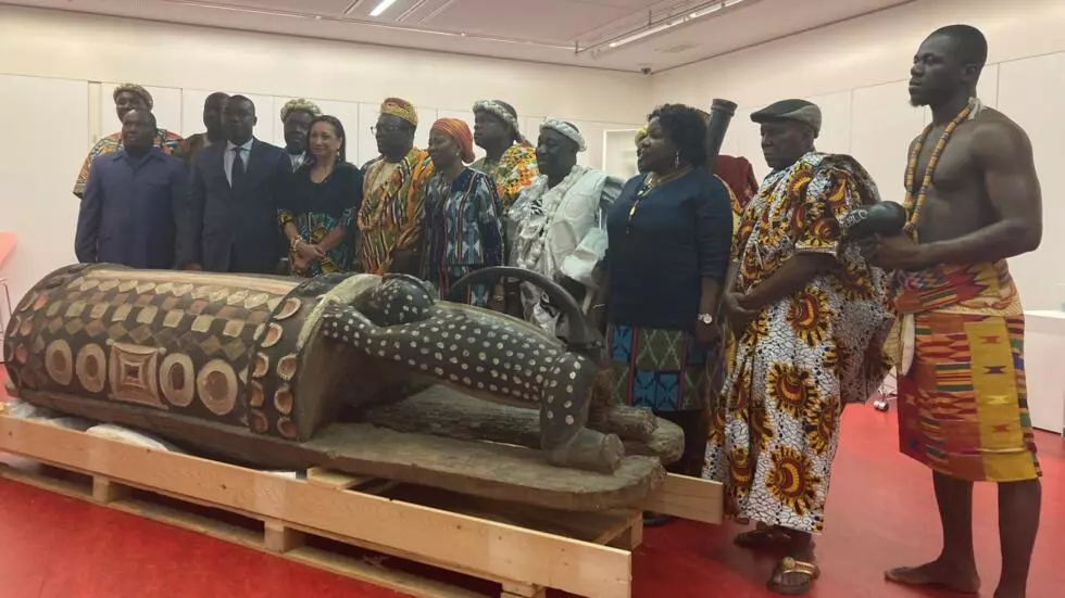 Image de Culture. Le 7 novembre 2022, un moment historique a eu lieu au Musée du Quai Branly à Paris, marquant une étape décisive dans le processus de restitution du Djidji Ayokwê, un tambour sacré, symbole de la culture et de l’histoire de la communauté Ebrié en Côte d’Ivoire. Ce tambour, arraché à sa terre il y a plus d’un siècle, va enfin retrouver sa place d’origine après une longue lutte. Le Djidji Ayokwê, également connu sous le nom de tambour Ebrié ou tambour « parleur », est bien plus qu’un simple instrument de musique. C’est un objet porteur de significations profondes, qui a traversé les époques, témoignant des traditions, des rituels et des luttes pour la reconnaissance de l’identité culturelle ivoirienne. Cette cérémonie de désacralisation, en présence de membres de la communauté bidjan et d’experts, a été l'occasion de se pencher sur l’histoire fascinante de ce tambour, de son rôle dans la société Ebrié, et des enjeux entourant sa restitution à la Côte d'Ivoire. Quelles sont les véritables significations de cet objet cultuel ? Pourquoi sa restitution revêt-elle un tel enjeu pour la communauté et pour la nation ivoirienne ? Le Tambour Djidji Ayokwê : Symbole de la Résilience Culturelle Le Djidji Ayokwê est bien plus qu’un simple tambour. Il représente l’âme et l’histoire de la communauté Ebrié, un peuple qui occupe la région d’Abidjan, dans le sud de la Côte d'Ivoire. Environ trois mètres de hauteur pour un poids de 130 kg, cet instrument imposant est le témoin d’une époque où le tambour parlait, ou plutôt communiquait, avec les membres de la communauté. Il était utilisé lors des cérémonies rituelles et des rassemblements, des moments où l'unité sociale et politique se manifestait au travers des vibrations profondes qu’il émettait. Un Instrument Sacré au Cœur de la Gouvernance Djidji Ayokwê n’était pas seulement un tambour utilisé lors des célébrations. Il avait un rôle bien plus profond et structurant. Dans la société Ebrié, il servait de lien entre le monde des vivants et celui des ancêtres, il incarnait les valeurs communautaires et renforçait la cohésion sociale. Le tambour rythmait les initiations, appelait aux assemblées et favorisait les investitures des dirigeants locaux. Il faisait partie intégrante des décisions politiques et des rites de passage, jouant un rôle central dans la structuration de la société Ebrié. Silvie Memel Kassi, experte nationale désignée pour la restitution du Djidji Ayokwê, explique : « Djidji Ayokwê est l'incarnation de l'esprit communautaire. C'est un objet qui avait la même structure génétique que la population Ebrié. Il faisait office de constitution, c’était lui qui rythmait les initiations, convoquait les assemblées et favorisait les investitures. Il était aussi un instrument de gouvernance politique, économique et idéologique. » Ainsi, au-delà de sa fonction musicale, le tambour portait une responsabilité politique et sociale majeure au sein de la communauté Ebrié. Un Objet de Résistance Contre la Colonisation La saga du Djidji Ayokwê ne se résume pas uniquement à son rôle spirituel et culturel. Arraché à la Côte d’Ivoire pendant la période coloniale, il représente également un symbole de résistance. L’histoire de sa prise par les colons est marquée par la violence et l’exploitation. En 1907, ce tambour a été enlevé de son site rituel par les autorités coloniales françaises, emporté comme un trophée lors d’un raid mené par le gouverneur général de l’époque. Ce geste de spoliation s'inscrit dans une dynamique de dénégation des cultures africaines, où de nombreux objets sacrés furent enlevés, envoyés en Europe, et exposés dans des musées. Le retour de cet objet sacré en Côte d'Ivoire, après plus de 100 ans d’absence, représente ainsi un acte symbolique fort de reconnaissance et de réaffirmation de la culture ivoirienne, mais aussi de réhabilitation de la mémoire collective d’un peuple. La Désacralisation du Tambour : Une Première Étape Cruciale Le 7 novembre 2022, la cérémonie de désacralisation au musée du Quai Branly a marqué une étape symbolique mais nécessaire dans le processus de restitution. En présence des membres de la communauté bidjan et des autorités culturelles ivoiriennes, ce moment solennel a permis de détacher le tambour de son statut sacré pour qu'il puisse être restitué à la Côte d'Ivoire. Cette étape marque le début d’une nouvelle phase où le Djidji Ayokwê pourra enfin retrouver sa terre natale, dans le respect de ses valeurs culturelles et historiques. Cette cérémonie a été accompagnée par des discours émouvants des représentants de la communauté et des experts. L’ambassadrice de la Côte d'Ivoire en France, la ministre de la Culture et des Arts, ainsi que plusieurs membres de la communauté bidjan, ont pris part à cet événement qui restera gravé dans les mémoires. Les Enjeux de la Restitution : Plus qu’un Simple Retour Le retour du Djidji Ayokwê en Côte d’Ivoire n’est pas une simple opération logistique. C’est un geste hautement symbolique, visant à restaurer la dignité culturelle de la nation ivoirienne. Ce tambour est bien plus qu'un objet : il est un témoin de l’histoire coloniale, un vecteur de mémoire et une source de fierté pour la communauté Ebrié et pour toute la Côte d'Ivoire. Sa restitution permet de clore un chapitre sombre de l’histoire coloniale tout en offrant un avenir plus serein et plus respectueux des cultures autochtones. L'experte Silvie Memel Kassi ajoute : « La restitution de Djidji Ayokwê est aussi un acte politique. C’est une manière pour la Côte d’Ivoire de dire au monde : voici notre culture, voici notre histoire. » Ainsi, la restitution de cet objet sacré pourrait devenir un levier pour de futures discussions sur la restitution d’autres artefacts culturels pris durant la période coloniale. La Récupération d’une Identité Culturelle Le retour du Djidji Ayokwê est également un symbole de la récupération de l'identité culturelle de la Côte d’Ivoire. Dans un contexte où la nation ivoirienne cherche à renforcer son unité et à valoriser ses traditions, ce geste participe d’une dynamique plus large de réaffirmation des racines africaines. Le tambour Djidji Ayokwê, en réintégrant sa terre d’origine, devient un symbole vivant de la résistance et de la résilience du peuple ivoirien. En effet, à travers cet objet, c’est toute une identité culturelle qui est réaffirmée. Les Ivoiriens prennent conscience de la richesse de leur patrimoine, souvent négligé ou occulté par les puissances coloniales. Le Djidji Ayokwê, en retrouvant son territoire, permet à chaque membre de la communauté de renouer avec ses ancêtres et de préserver les coutumes ancestrales. L'Impact de la Restitution sur les Jeunes Générations Le retour de ce tambour sacré revêt une importance particulière pour les jeunes générations. En effet, cette action symbolique ouvre une nouvelle voie pour l'éducation et la transmission de l'histoire et des valeurs culturelles. Les jeunes Ivoiriens pourront désormais s’identifier à cet objet qui porte en lui des valeurs de respect, de gouvernance et de solidarité. Il représente une occasion unique de renouer avec les racines profondes de la société ivoirienne tout en évoluant dans le monde moderne. Les autorités ivoiriennes et les responsables culturels espèrent que cette restitution suscitera un intérêt renouvelé pour la culture et l’histoire locales, notamment à travers des programmes éducatifs et des événements culturels autour du Djidji Ayokwê. Le musée des civilisations d’Abidjan, par exemple, se prépare à accueillir ce tambour comme une pièce maîtresse de son patrimoine national. Le retour du Djidji Ayokwê en Côte d'Ivoire n’est pas simplement une victoire culturelle. C’est un acte politique, un acte de réconciliation et un symbole d'unité nationale. Cependant, il reste à savoir si cette restitution pourra réellement marquer le début d’une réflexion plus large sur la valorisation des cultures africaines et leur restitution en toute dignité. La question qui se pose aujourd’hui est la suivante : quel sera l’impact de cette restitution sur les futures démarches culturelles de la Côte d’Ivoire et de l’Afrique en général ? Peut-on envisager une dynamique de restitution plus large pour d’autres artefacts africains, et quel rôle l’Afrique devra-t-elle jouer dans cette reconnaissance de ses biens culturels pris pendant la période coloniale ?