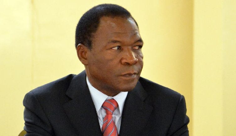 Image de Politique. Rien ne semble s’arranger pour François Compaoré, le frère cadet de l’ancien président burkinabè Blaise Compaoré. Bloqué à Abidjan, il fait face à une série de revers politiques et judiciaires, notamment le refus de la France, son pays de résidence habituel, de l’accueillir sur son territoire. Cette situation illustre les tensions diplomatiques croissantes entre la France et le Burkina Faso, ainsi que la complexité des enjeux judiciaires liés à l’affaire Norbert Zongo. Un frère sous les projecteurs de la justice internationale François Compaoré, longtemps resté dans l’ombre de son aîné Blaise Compaoré, est aujourd’hui un personnage central dans une affaire judiciaire qui ébranle le Burkina Faso depuis près de 25 ans. En décembre 1998, le journaliste d’investigation Norbert Zongo, connu pour ses enquêtes sur les abus de pouvoir et la corruption, était retrouvé mort dans des circonstances suspectes. Ce crime, considéré comme un assassinat politique, avait suscité une vague d’indignation nationale et internationale. François Compaoré est accusé d’être impliqué dans cet assassinat, ce qui lui vaut une mise en cause répétée par la justice burkinabè. Bien qu’il ait toujours nié ces allégations, le cadet des Compaoré demeure sous le coup d’un mandat d’arrêt international, renforçant ainsi les pressions pour son extradition. Arrêté à l’aéroport de Paris-Charles de Gaulle en 2017 alors qu’il revenait d’Abidjan, François Compaoré avait vu la justice française se prononcer favorablement à son extradition vers le Burkina Faso en 2020. Cependant, cette décision avait été suspendue par la Cour européenne des droits de l’homme (CEDH) en août 2021, qui évoquait des risques potentiels pour sa sécurité et un procès inéquitable. En décembre 2023, le gouvernement français a annulé le décret ministériel autorisant l’extradition, citant de manière informelle les tensions diplomatiques croissantes entre Paris et Ouagadougou. La récente dégradation des relations, notamment suite à l’expulsion des troupes françaises par les nouvelles autorités burkinabè, semble avoir joué un rôle décisif. "La France ne veut pas être perçue comme un outil de répression pour un régime avec lequel elle est en conflit", explique un expert en relations internationales. Un visa refusé, une humiliation diplomatique ? L’humiliation pour François Compaoré ne s’arrête pas là. En marge de ces événements, l’ambassade de France a refusé de renouveler son visa, le rendant de fait indésirable sur le territoire français. Cette mesure, bien qu’indirectement liée à l’affaire judiciaire, constitue un message clair : la France cherche à redéfinir ses prioritiés diplomatiques tout en évitant de nouvelles tensions avec les autorités burkinabè. Coincé à Abidjan, où il est venu rendre visite à son frère aîné, Blaise Compaoré, lui-même affaibli par des problèmes de santé, François se retrouve dans une impasse. "Il est pris entre des enjeux politiques qui le dépassent et une justice qui le poursuit sans relâche", commente un proche de la famille. L’affaire François Compaoré s’inscrit dans un contexte plus large de dégradation des relations entre la France et le Burkina Faso. Depuis l’arrivée au pouvoir des autorités de transition à Ouagadougou, la coopération entre les deux pays s’est effritée. L’expulsion des soldats français en 2023, suivie par des manifestations anti-françaises, a illustré le sentiment croissant d’hostilité envers l’ancienne puissance coloniale. Dans ce contexte, la France semble vouloir éviter d’être perçue comme un allié des figures controversées de l’ancien régime. Le cas de François Compaoré devient alors un symbole des nouveaux équilibres diplomatiques en Afrique de l’Ouest, où les anciennes alliances cèdent la place à une réorganisation des rapports de force. Pour François Compaoré, l’avenir s’annonce incertain. Incapable de retourner en France, où il avait trouvé refuge, et redoutant une extradition vers le Burkina Faso, il semble enfermé dans un véritable no man’s land diplomatique et juridique. Pendant ce temps, les familles des victimes de l’affaire Zongo continuent de réclamer justice. "Nous voulons que tous ceux impliqués dans ce crime répondent de leurs actes devant un tribunal", a déclaré un représentant des familles. Face à ces incertitudes, une question demeure : le cas François Compaoré peut-il encore être résolu sans aggraver les tensions diplomatiques entre le Burkina Faso et la France ?