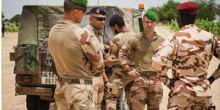 Image de Affaires Etrangères. Ce vendredi, le retrait des troupes françaises du Tchad a franchi une étape symbolique avec le départ d’un premier contingent de 120 soldats, marquant le début d’une nouvelle ère dans les relations entre Paris et N'Djamena. L'annonce a été faite par le ministère tchadien des Armées, via un communiqué publié sur sa page Facebook. Cette décision survient après la suspension de l'accord militaire entre les deux pays, il y a trois semaines, et constitue un moment clé dans la révision des relations stratégiques entre le Tchad et la France, mais aussi plus largement dans la dynamique géopolitique du Sahel. Un départ symbolique La première vague du retrait des forces françaises a eu lieu avec l'évacuation d'un groupe de soldats à bord d’un Airbus A330 Phoenix MRTT, direction la France. Ce départ est loin d’être anodin : il marque la fin d’un engagement militaire français de plus de soixante ans au Tchad, un engagement fondé sur des intérêts mutuels et une coopération étroite. Le Tchad, qui a été un pilier stratégique pour la France dans sa politique de défense en Afrique, perd ainsi un de ses principaux partenaires militaires. Ce départ intervient dans un contexte de plus en plus tendu dans la région du Sahel, où plusieurs pays ont réévalué leurs relations avec Paris. La rupture de l’accord militaire entre les deux pays, qui a eu lieu en octobre 2023, fait écho à des changements plus larges dans la politique étrangère de nombreux États africains. Le Tchad, historiquement allié de la France dans la lutte contre les groupes djihadistes, a décidé de se tourner vers de nouveaux partenaires, dont la Russie. Ce changement de cap, qui a pris de court les autorités françaises, s’inscrit dans un processus global de redéfinition des relations internationales en Afrique, avec la montée en puissance de puissances alternatives, notamment la Russie et la Chine. La fin d’une coopération historique Le retrait des troupes françaises du Tchad marque la fin d’une longue histoire de coopération militaire entre les deux nations. Depuis l’indépendance du Tchad en 1960, la France a joué un rôle clé dans la stabilisation du pays, notamment en formant les forces armées tchadiennes et en intervenant lors de crises politiques internes. Le Tchad a été un acteur central dans la politique de la France au Sahel, en raison de sa position géographique stratégique et de sa proximité avec d’autres zones instables de la région. Le pays abritait jusqu'à récemment près de 1 000 soldats français répartis sur plusieurs bases militaires, dont la célèbre base de Kossei à N'Djamena, utilisée comme point de départ pour des interventions militaires en Afrique centrale. Les bases de Faya-Largeau, Abéché et N'Djamena, qui hébergeaient les troupes françaises, sont en train d’être progressivement fermées. Le matériel militaire et les véhicules, évalués à plusieurs tonnes, sont rapatriés à bord d’un Antonov 124, et seront transportés via le port de Douala, au Cameroun, avec un échéancier prévu pour janvier 2024. Cette opération logistique implique le déplacement de matériels lourds, dont des véhicules blindés, des équipements de communication et des armes, qui ont soutenu l’arsenal militaire de la France dans ses interventions sur le continent. La recomposition géopolitique du Sahel Le retrait des troupes françaises du Tchad intervient dans un contexte plus large de recomposition géopolitique dans le Sahel, où les relations avec la France sont de plus en plus fragilisées. Ces derniers mois, plusieurs pays de la région ont opéré un virage diplomatique, marquant leur distance par rapport à la France et se rapprochant de nouveaux partenaires. Les exemples du Mali, du Burkina Faso et du Niger, qui ont expulsé les forces françaises et noué des liens plus étroits avec la Russie, sont devenus des symboles d’un changement de paradigme dans la politique étrangère de ces nations. Le Tchad, autrefois un allié de choix pour la France dans sa lutte contre le terrorisme dans la région, n’a pas échappé à cette dynamique. La décision de rompre l'accord militaire avec Paris, en octobre 2023, illustre cette volonté de diversifier les alliances stratégiques, notamment en s’ouvrant aux États-Unis et à la Russie. Cette décision a surpris la France, qui perd ainsi un de ses derniers bastions dans la région, après des décennies de présence militaire, de coopération et d’interventions dans les crises locales. Le tournant pris par le Tchad dans ses relations avec la France s’explique par plusieurs facteurs. En premier lieu, l’évolution de la situation sécuritaire au Sahel, avec la montée en puissance de groupes djihadistes qui échappent de plus en plus au contrôle des armées locales, a compliqué les interventions militaires occidentales. Ensuite, l’influence croissante de la Russie, qui propose une alternative aux pays africains en matière de sécurité et d’assistance militaire, a contribué à éroder l’influence française dans la région. Paris face à une remise en question stratégique Pour la France, ce retrait marque un revers diplomatique et stratégique majeur. Depuis plusieurs années, Paris tente de redéfinir son rôle au Sahel, après le fiasco militaire au Mali et l’échec de la mission Barkhane. Le départ des troupes françaises du Tchad s’inscrit donc dans un processus de retrait de l’influence militaire française de la région, qui pourrait avoir des conséquences profondes pour la politique de défense de la France en Afrique. Si la France a annoncé sa volonté de renforcer ses partenariats dans d’autres zones du continent, le retrait du Tchad pourrait nuire à la perception qu’ont les autres pays africains de son engagement. Les autorités françaises ont réaffirmé leur soutien au président Mahamat Idriss Déby Itno, actuel chef d'État tchadien, mais cette relation semble désormais ébranlée par l’évolution géopolitique de la région. La France devra sans doute revoir sa stratégie en Afrique, en s’adaptant à un environnement où de nouveaux acteurs, comme la Russie, prennent de plus en plus de place. Un avenir incertain pour la coopération militaire au Sahel L’annonce du retrait des troupes françaises du Tchad soulève des interrogations sur l’avenir de la coopération militaire dans la région du Sahel. Si les autorités françaises insistent sur leur volonté de maintenir des liens avec les pays du Sahel, la réalité sur le terrain semble indiquer une fracture croissante entre les États africains et leurs partenaires historiques. Le Tchad, qui a longtemps été un partenaire privilégié de la France dans la lutte contre le terrorisme et la stabilisation de la région, se retrouve désormais à la croisée des chemins, avec des alliances qui se redéfinissent et un équilibre géopolitique qui se modifie en profondeur. Dans ce contexte, la montée en puissance de nouveaux partenaires comme la Russie pourrait influencer l’orientation future des politiques de défense en Afrique. La France, quant à elle, devra redoubler d’efforts pour maintenir une présence stratégique sur le continent, tout en répondant aux attentes croissantes de certains pays africains qui recherchent des alternatives aux anciennes puissances coloniales. La fin d’une ère ou un nouveau départ pour le Tchad ? Le retrait des troupes françaises du Tchad ouvre un nouveau chapitre dans les relations internationales de la région. Alors que la France perd un de ses derniers alliés militaires dans le Sahel, le Tchad se trouve à un carrefour stratégique, entre redéfinition de ses alliances et nouvelles perspectives géopolitiques. Ce changement pourrait-il marquer la fin d’une ère pour la présence militaire occidentale en Afrique, ou s’agit-il d’un simple réajustement dans un paysage mondial en constante évolution ?