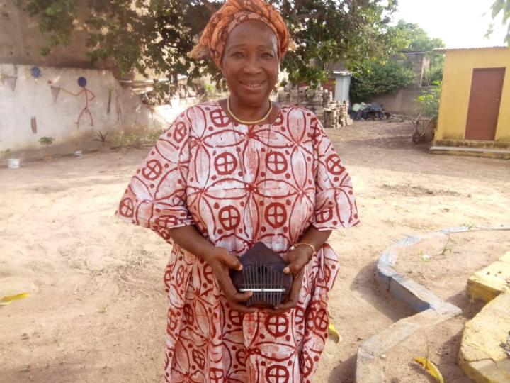 Image de Célébrités. La Côte d'Ivoire est en deuil après la disparition de Kassy Perpétue, à l'âge de 74 ans. Artiste emblématique et figure phare de la musique ivoirienne, elle laisse un héritage artistique et humain immense, porté par sa voix unique et son engagement sans faille en faveur de l'unité sociale et de la paix. Son parcours musical et personnel a marqué plusieurs générations, des plus anciennes aux plus jeunes, et sa contribution à la culture ivoirienne est inestimable. Son décès rappelle l’importance de l’art comme outil de transformation sociale et d'émancipation collective. Une carrière musicale débutée sous de bons auspices Née le 8 juillet 1950 à Yako, en Haute-Volta (actuel Burkina Faso), Kassy Perpétue a grandi en Côte d'Ivoire, où elle a trouvé son véritable terrain d’expression. Dès son jeune âge, elle s'est passionnée pour la musique, suivant une formation rigoureuse sous la direction de Jean-Joseph Pango au Centre culturel de Treichville. C’est au début des années 1970 qu’elle commence à se faire un nom, en enregistrant son premier 45 tours à Paris en 1974, un pas décisif vers une carrière musicale qui ne cessera de briller. Ce premier succès, marqué par les titres "Ahiza" et "Olalo (Dors !)", amorce une carrière internationale prometteuse. Kassy Perpétue n’a jamais cessé de pousser les frontières de la musique ivoirienne, oscillant entre différents genres musicaux. Elle a su s'imposer comme une artiste capable de naviguer entre les influences traditionnelles et modernes, allant du reggae au disco, des sonorités africaines aux rythmes plus contemporains. Une artiste aux multiples talents Kassy Perpétue n'était pas seulement une chanteuse hors pair, elle était également une femme d'engagement. Sa carrière a été marquée par des collaborations artistiques marquantes, comme celle avec la chanteuse et productrice camerounaise Utah Bella en 1979, qui a donné naissance à un album culte mêlant plusieurs genres musicaux. Cette collaboration a permis à Kassy de diversifier encore davantage son répertoire, notamment avec des titres mémorables comme "Kohoun", "Towa" et "Adja", des chansons qui témoignaient de sa profonde recherche d’harmonie sociale à travers sa musique. L'engagement de Kassy Perpétue allait au-delà de la scène musicale. Elle a contribué à l'écriture et à la promotion de valeurs de paix et d'unité, s'inspirant notamment des œuvres du grand écrivain ivoirien Bernard Dadié. Son titre "Adja Klemekleme" reste une référence pour plusieurs générations d’Ivoiriens, incarnant un message fort de réconciliation dans un pays marqué par des périodes difficiles. C’est à travers de telles chansons qu'elle est parvenue à tisser un lien profond avec le public, son message transcendant les époques et les contextes. De la musique à la foi : un parcours spirituel enrichissant Kassy Perpétue a su, tout au long de sa vie, allier sa passion pour la musique à une forte dimension spirituelle. En 1998, lors de son séjour à Brazzaville, où elle était en poste avec Air Afrique, elle a fait un nouveau pas dans sa carrière artistique en rejoignant l'orchestre de Clotaire Kimbolo Douley, où elle a joué un rôle essentiel en tant que chanteuse principale et arrangeuse. C’est également à cette époque qu’elle a participé à des festivals prestigieux, comme le FESPAM, l'un des plus grands événements musicaux panafricains, renforçant ainsi sa position de porte-voix de la culture africaine sur la scène internationale. Au-delà de ses engagements artistiques, Kassy Perpétue a également exprimé sa foi chrétienne dans plusieurs albums dédiés à la musique gospel. Des titres comme "Fixons le ciel" (2011) et "Rien n'est impossible" (2014) témoignent de cette nouvelle orientation spirituelle, un tournant qui montre encore une fois sa capacité à se réinventer. Ses albums à connotation chrétienne ont non seulement enrichi son répertoire, mais ont également permis à ses fans de découvrir une nouvelle facette de son art. Une artiste engagée et citoyenne Kassy Perpétue était également une actrice de la société, s'investissant dans des domaines variés comme le théâtre, la littérature et le scoutisme. Sa carrière théâtrale inclut des performances dans des pièces comme "L’enfant prédit" et "Les flammes de Soweto", où elle a prouvé son talent de comédienne. Parallèlement, elle a écrit plusieurs poèmes et un roman inédit, "La pirogue du destin", qu’elle n’a pas pu voir publier avant son décès, ajoutant ainsi une dimension littéraire à son œuvre. Sa contribution à la vie culturelle de la Côte d'Ivoire est aussi marquée par son rôle de membre fondateur du Bureau Ivoirien des Droits d’Auteurs (BURIDA), une institution qui a permis à des artistes comme elle de défendre leurs droits. En tant qu’auteure et militante pour la reconnaissance des artistes ivoiriens, elle a joué un rôle clé dans la structuration du secteur culturel ivoirien. Elle reste également une figure tutélaire pour de nombreux jeunes artistes, qu'elle encourageait à expérimenter avec des instruments et à développer leurs propres talents pour atteindre l’excellence. L’œuvre de Kassy Perpétue est indissociable de son engagement personnel. Sa capacité à transmettre un message de paix, d’harmonie et de solidarité est sans doute l'un des aspects les plus marquants de son parcours. Elle a su marier l’art à la lutte pour la justice sociale et l’équité, inspirant ainsi de nombreuses générations d’artistes et de citoyens. Son influence dépasse les frontières de la musique et touche profondément la culture ivoirienne. Pour son immense contribution à la culture du pays, elle a été honorée à plusieurs reprises. En 2018, elle a été faite Chevalier dans l’Ordre du Mérite Ivoirien, puis élevée au rang d’Officier en 2022, en reconnaissance de son apport exceptionnel à la scène culturelle. Son nom reste gravé dans l’histoire de la musique et des arts ivoiriens, et son influence se fera encore sentir à travers les jeunes artistes qu’elle a formés et encouragés tout au long de sa vie. La disparition de Kassy Perpétue laisse un vide immense dans la culture ivoirienne. Cependant, son héritage artistique, ses engagements sociaux et spirituels demeureront vivants à travers ses œuvres et les générations d'artistes qu’elle a inspirées. Dans un monde où les jeunes générations se tournent vers de nouveaux courants musicaux comme le coupé-décalé, il semble crucial de questionner la place de ces artistes classiques dans un paysage musical en constante évolution. La question qui se pose désormais est la suivante : l’art de réconciliation, prôné par des figures comme Kassy Perpétue, peut-il encore trouver sa place au cœur d’une génération confrontée à des réalités sociales et politiques de plus en plus complexes ?